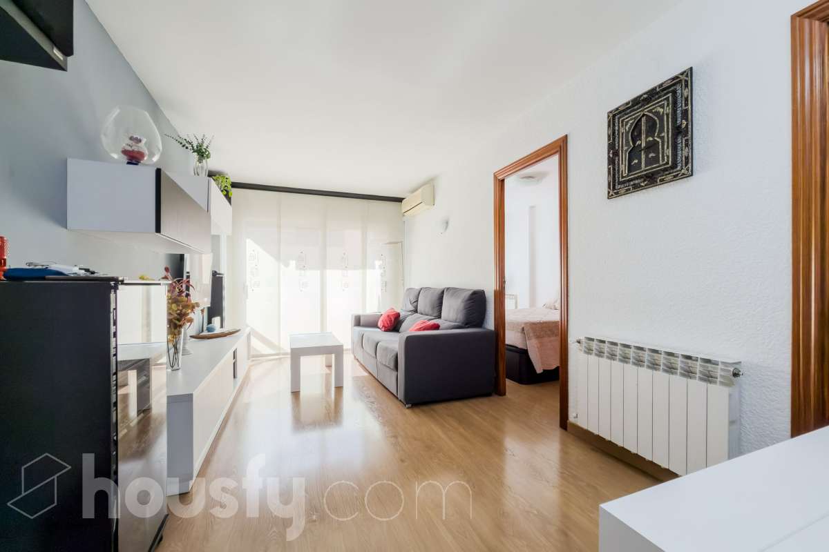 Housfy vende 🏡 luminoso piso ubicado en Badalona, el cuál consta de 76 m2 útiles (verificados con la Dirección General de Catastro). Construido en el año: 1976. Distribución de estancias -Salón-comedor -3 Dormitorios -1 Baño -Cocina equipada Características específicas -Aire acondicionado -Amueblado -Calefacción -Balcón Zona y entorno Respecto a la ubicación, se sitúa en Badalona, municipio de Barcelona. Esta propiedad se encuentra cerca de transporte público, colegios, supermercados y farmacias. Aviso legal El precio de venta no incluye gastos de la compraventa como notaría, registro, impuestos, ni tampoco honorarios agencia. Esta publicación no es vinculante. Consulta siempre la nota simple con Housfy antes de formalizar la compraventa. Sobre nosotros Housfy es la plataforma integral de servicios inmobiliarios. Nuestra combinación de expertos y tecnología pone al alcance de todo el mundo servicios cómodos, claros y seguros. AICAT número: 7922. Nos encargamos de la gestión y asesoramiento de la compra. ¡Olvídate de todo! Hacemos los trámites por ti. Y, si además necesitas financiación, ponemos a tu disposición un bróker hipotecario para ayudarte a conseguir las mejores condiciones para tu perfil económico. ¿Quieres visitarla? Contacta con Housfy y agenda tu visita sin compromiso. Más información en: housfy.com En cumplimiento de la Ley 8/2026 en Cataluña, el certificado de presencia o ausencia de amianto se encuentra en proceso de tramitación.-2