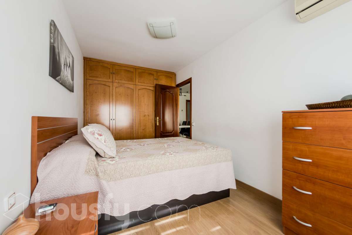 Housfy vende 🏡 luminoso piso ubicado en Badalona, el cuál consta de 76 m2 útiles (verificados con la Dirección General de Catastro). Construido en el año: 1976. Distribución de estancias -Salón-comedor -3 Dormitorios -1 Baño -Cocina equipada Características específicas -Aire acondicionado -Amueblado -Calefacción -Balcón Zona y entorno Respecto a la ubicación, se sitúa en Badalona, municipio de Barcelona. Esta propiedad se encuentra cerca de transporte público, colegios, supermercados y farmacias. Aviso legal El precio de venta no incluye gastos de la compraventa como notaría, registro, impuestos, ni tampoco honorarios agencia. Esta publicación no es vinculante. Consulta siempre la nota simple con Housfy antes de formalizar la compraventa. Sobre nosotros Housfy es la plataforma integral de servicios inmobiliarios. Nuestra combinación de expertos y tecnología pone al alcance de todo el mundo servicios cómodos, claros y seguros. AICAT número: 7922. Nos encargamos de la gestión y asesoramiento de la compra. ¡Olvídate de todo! Hacemos los trámites por ti. Y, si además necesitas financiación, ponemos a tu disposición un bróker hipotecario para ayudarte a conseguir las mejores condiciones para tu perfil económico. ¿Quieres visitarla? Contacta con Housfy y agenda tu visita sin compromiso. Más información en: housfy.com En cumplimiento de la Ley 8/2026 en Cataluña, el certificado de presencia o ausencia de amianto se encuentra en proceso de tramitación.-6