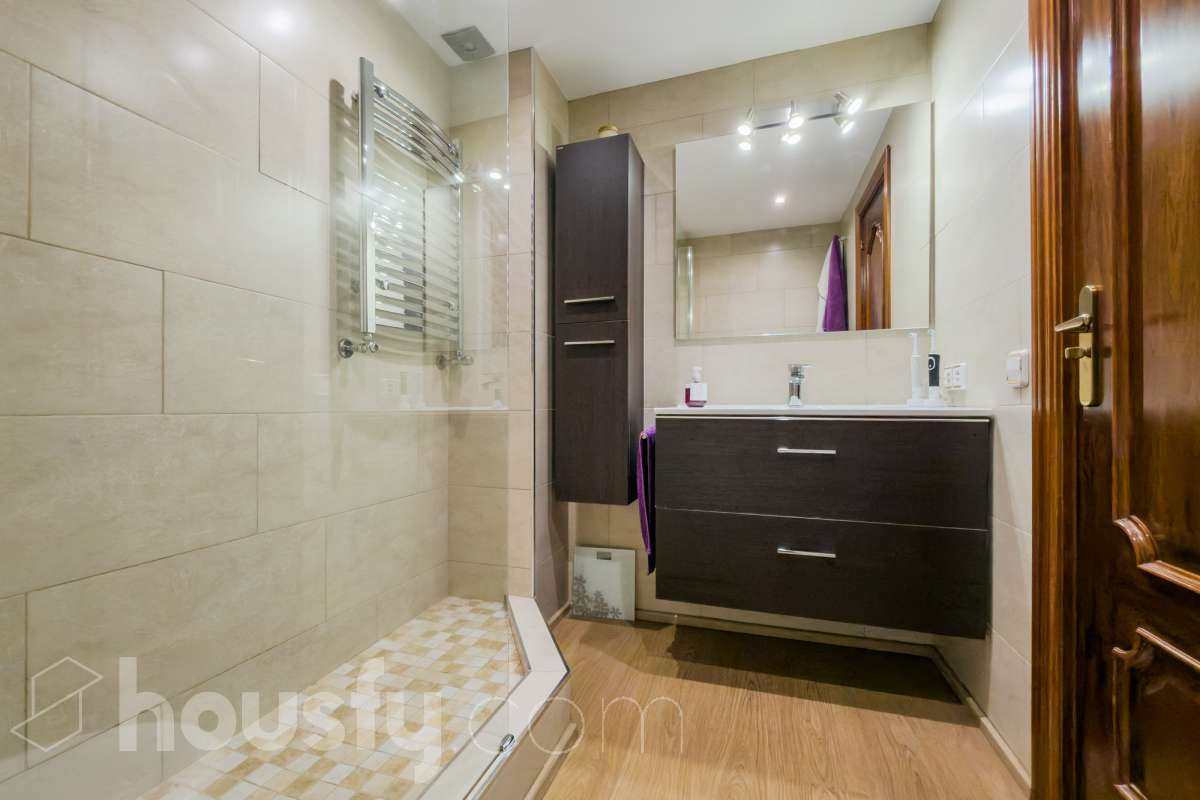 Housfy vende 🏡 luminoso piso ubicado en Badalona, el cuál consta de 76 m2 útiles (verificados con la Dirección General de Catastro). Construido en el año: 1976. Distribución de estancias -Salón-comedor -3 Dormitorios -1 Baño -Cocina equipada Características específicas -Aire acondicionado -Amueblado -Calefacción -Balcón Zona y entorno Respecto a la ubicación, se sitúa en Badalona, municipio de Barcelona. Esta propiedad se encuentra cerca de transporte público, colegios, supermercados y farmacias. Aviso legal El precio de venta no incluye gastos de la compraventa como notaría, registro, impuestos, ni tampoco honorarios agencia. Esta publicación no es vinculante. Consulta siempre la nota simple con Housfy antes de formalizar la compraventa. Sobre nosotros Housfy es la plataforma integral de servicios inmobiliarios. Nuestra combinación de expertos y tecnología pone al alcance de todo el mundo servicios cómodos, claros y seguros. AICAT número: 7922. Nos encargamos de la gestión y asesoramiento de la compra. ¡Olvídate de todo! Hacemos los trámites por ti. Y, si además necesitas financiación, ponemos a tu disposición un bróker hipotecario para ayudarte a conseguir las mejores condiciones para tu perfil económico. ¿Quieres visitarla? Contacta con Housfy y agenda tu visita sin compromiso. Más información en: housfy.com En cumplimiento de la Ley 8/2026 en Cataluña, el certificado de presencia o ausencia de amianto se encuentra en proceso de tramitación.-19