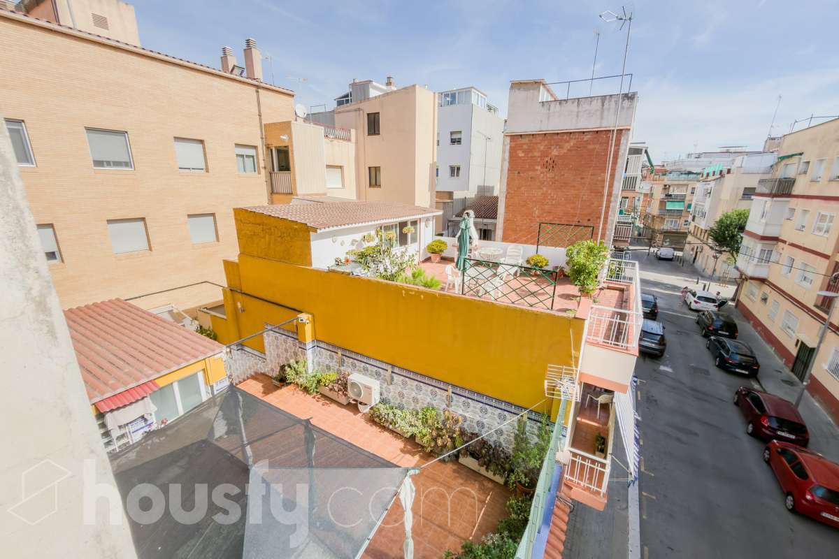 Housfy vende 🏡 luminoso piso ubicado en Badalona, el cuál consta de 76 m2 útiles (verificados con la Dirección General de Catastro). Construido en el año: 1976. Distribución de estancias -Salón-comedor -3 Dormitorios -1 Baño -Cocina equipada Características específicas -Aire acondicionado -Amueblado -Calefacción -Balcón Zona y entorno Respecto a la ubicación, se sitúa en Badalona, municipio de Barcelona. Esta propiedad se encuentra cerca de transporte público, colegios, supermercados y farmacias. Aviso legal El precio de venta no incluye gastos de la compraventa como notaría, registro, impuestos, ni tampoco honorarios agencia. Esta publicación no es vinculante. Consulta siempre la nota simple con Housfy antes de formalizar la compraventa. Sobre nosotros Housfy es la plataforma integral de servicios inmobiliarios. Nuestra combinación de expertos y tecnología pone al alcance de todo el mundo servicios cómodos, claros y seguros. AICAT número: 7922. Nos encargamos de la gestión y asesoramiento de la compra. ¡Olvídate de todo! Hacemos los trámites por ti. Y, si además necesitas financiación, ponemos a tu disposición un bróker hipotecario para ayudarte a conseguir las mejores condiciones para tu perfil económico. ¿Quieres visitarla? Contacta con Housfy y agenda tu visita sin compromiso. Más información en: housfy.com En cumplimiento de la Ley 8/2026 en Cataluña, el certificado de presencia o ausencia de amianto se encuentra en proceso de tramitación.-26