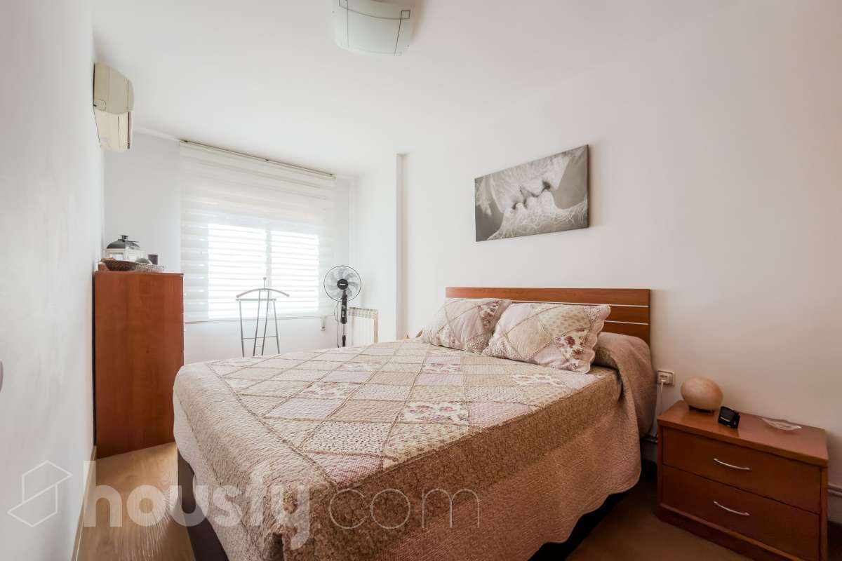 Housfy vende 🏡 luminoso piso ubicado en Badalona, el cuál consta de 76 m2 útiles (verificados con la Dirección General de Catastro). Construido en el año: 1976. Distribución de estancias -Salón-comedor -3 Dormitorios -1 Baño -Cocina equipada Características específicas -Aire acondicionado -Amueblado -Calefacción -Balcón Zona y entorno Respecto a la ubicación, se sitúa en Badalona, municipio de Barcelona. Esta propiedad se encuentra cerca de transporte público, colegios, supermercados y farmacias. Aviso legal El precio de venta no incluye gastos de la compraventa como notaría, registro, impuestos, ni tampoco honorarios agencia. Esta publicación no es vinculante. Consulta siempre la nota simple con Housfy antes de formalizar la compraventa. Sobre nosotros Housfy es la plataforma integral de servicios inmobiliarios. Nuestra combinación de expertos y tecnología pone al alcance de todo el mundo servicios cómodos, claros y seguros. AICAT número: 7922. Nos encargamos de la gestión y asesoramiento de la compra. ¡Olvídate de todo! Hacemos los trámites por ti. Y, si además necesitas financiación, ponemos a tu disposición un bróker hipotecario para ayudarte a conseguir las mejores condiciones para tu perfil económico. ¿Quieres visitarla? Contacta con Housfy y agenda tu visita sin compromiso. Más información en: housfy.com En cumplimiento de la Ley 8/2026 en Cataluña, el certificado de presencia o ausencia de amianto se encuentra en proceso de tramitación.-5