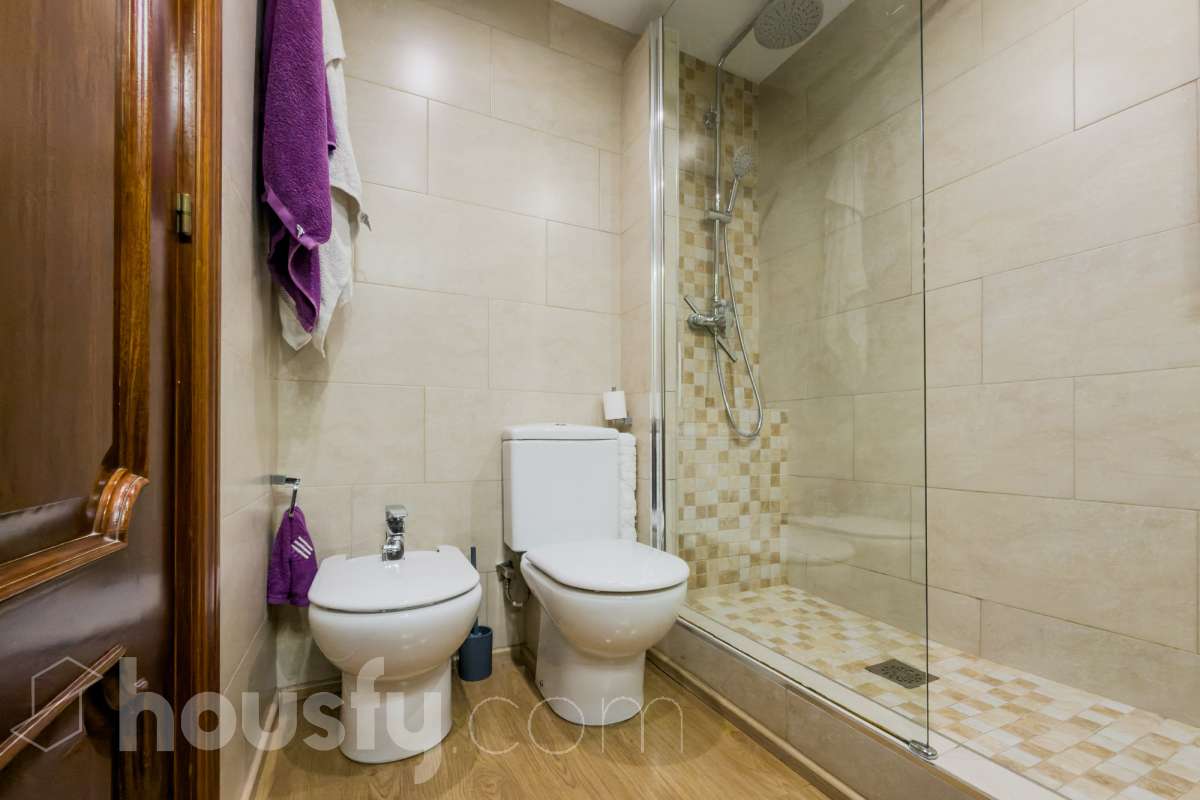 Housfy vende 🏡 luminoso piso ubicado en Badalona, el cuál consta de 76 m2 útiles (verificados con la Dirección General de Catastro). Construido en el año: 1976. Distribución de estancias -Salón-comedor -3 Dormitorios -1 Baño -Cocina equipada Características específicas -Aire acondicionado -Amueblado -Calefacción -Balcón Zona y entorno Respecto a la ubicación, se sitúa en Badalona, municipio de Barcelona. Esta propiedad se encuentra cerca de transporte público, colegios, supermercados y farmacias. Aviso legal El precio de venta no incluye gastos de la compraventa como notaría, registro, impuestos, ni tampoco honorarios agencia. Esta publicación no es vinculante. Consulta siempre la nota simple con Housfy antes de formalizar la compraventa. Sobre nosotros Housfy es la plataforma integral de servicios inmobiliarios. Nuestra combinación de expertos y tecnología pone al alcance de todo el mundo servicios cómodos, claros y seguros. AICAT número: 7922. Nos encargamos de la gestión y asesoramiento de la compra. ¡Olvídate de todo! Hacemos los trámites por ti. Y, si además necesitas financiación, ponemos a tu disposición un bróker hipotecario para ayudarte a conseguir las mejores condiciones para tu perfil económico. ¿Quieres visitarla? Contacta con Housfy y agenda tu visita sin compromiso. Más información en: housfy.com En cumplimiento de la Ley 8/2026 en Cataluña, el certificado de presencia o ausencia de amianto se encuentra en proceso de tramitación.-18