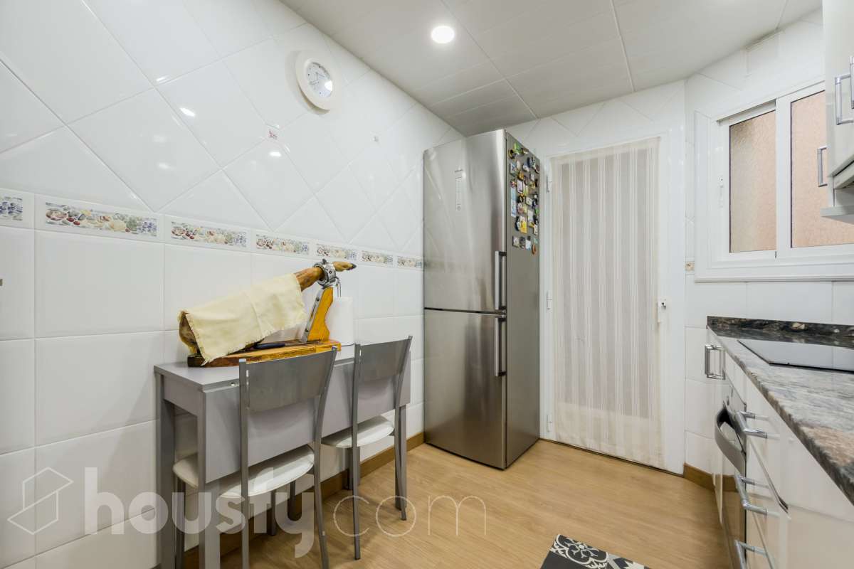 Housfy vende 🏡 luminoso piso ubicado en Badalona, el cuál consta de 76 m2 útiles (verificados con la Dirección General de Catastro). Construido en el año: 1976. Distribución de estancias -Salón-comedor -3 Dormitorios -1 Baño -Cocina equipada Características específicas -Aire acondicionado -Amueblado -Calefacción -Balcón Zona y entorno Respecto a la ubicación, se sitúa en Badalona, municipio de Barcelona. Esta propiedad se encuentra cerca de transporte público, colegios, supermercados y farmacias. Aviso legal El precio de venta no incluye gastos de la compraventa como notaría, registro, impuestos, ni tampoco honorarios agencia. Esta publicación no es vinculante. Consulta siempre la nota simple con Housfy antes de formalizar la compraventa. Sobre nosotros Housfy es la plataforma integral de servicios inmobiliarios. Nuestra combinación de expertos y tecnología pone al alcance de todo el mundo servicios cómodos, claros y seguros. AICAT número: 7922. Nos encargamos de la gestión y asesoramiento de la compra. ¡Olvídate de todo! Hacemos los trámites por ti. Y, si además necesitas financiación, ponemos a tu disposición un bróker hipotecario para ayudarte a conseguir las mejores condiciones para tu perfil económico. ¿Quieres visitarla? Contacta con Housfy y agenda tu visita sin compromiso. Más información en: housfy.com En cumplimiento de la Ley 8/2026 en Cataluña, el certificado de presencia o ausencia de amianto se encuentra en proceso de tramitación.-14