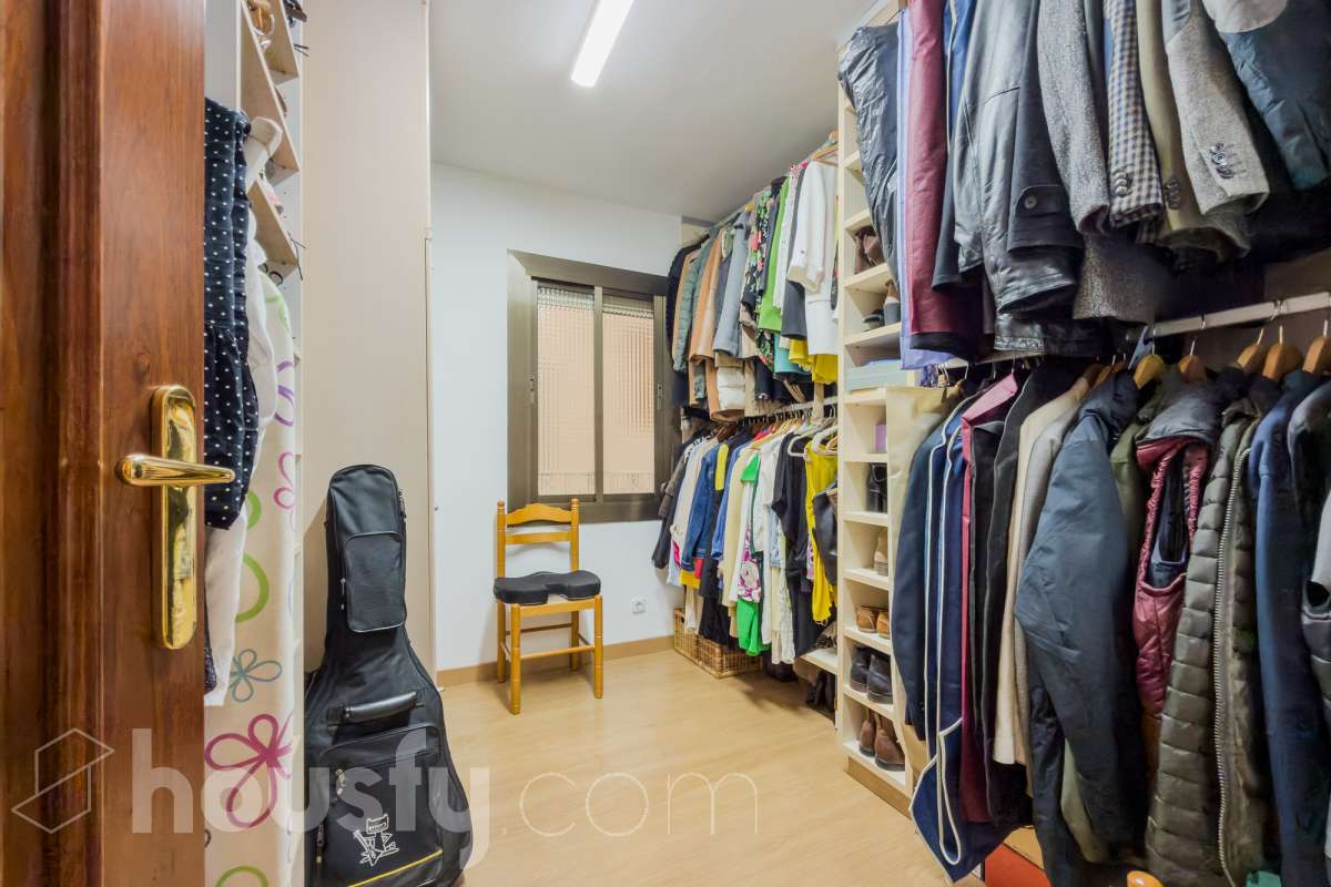 Housfy vende 🏡 luminoso piso ubicado en Badalona, el cuál consta de 76 m2 útiles (verificados con la Dirección General de Catastro). Construido en el año: 1976. Distribución de estancias -Salón-comedor -3 Dormitorios -1 Baño -Cocina equipada Características específicas -Aire acondicionado -Amueblado -Calefacción -Balcón Zona y entorno Respecto a la ubicación, se sitúa en Badalona, municipio de Barcelona. Esta propiedad se encuentra cerca de transporte público, colegios, supermercados y farmacias. Aviso legal El precio de venta no incluye gastos de la compraventa como notaría, registro, impuestos, ni tampoco honorarios agencia. Esta publicación no es vinculante. Consulta siempre la nota simple con Housfy antes de formalizar la compraventa. Sobre nosotros Housfy es la plataforma integral de servicios inmobiliarios. Nuestra combinación de expertos y tecnología pone al alcance de todo el mundo servicios cómodos, claros y seguros. AICAT número: 7922. Nos encargamos de la gestión y asesoramiento de la compra. ¡Olvídate de todo! Hacemos los trámites por ti. Y, si además necesitas financiación, ponemos a tu disposición un bróker hipotecario para ayudarte a conseguir las mejores condiciones para tu perfil económico. ¿Quieres visitarla? Contacta con Housfy y agenda tu visita sin compromiso. Más información en: housfy.com En cumplimiento de la Ley 8/2026 en Cataluña, el certificado de presencia o ausencia de amianto se encuentra en proceso de tramitación.-10