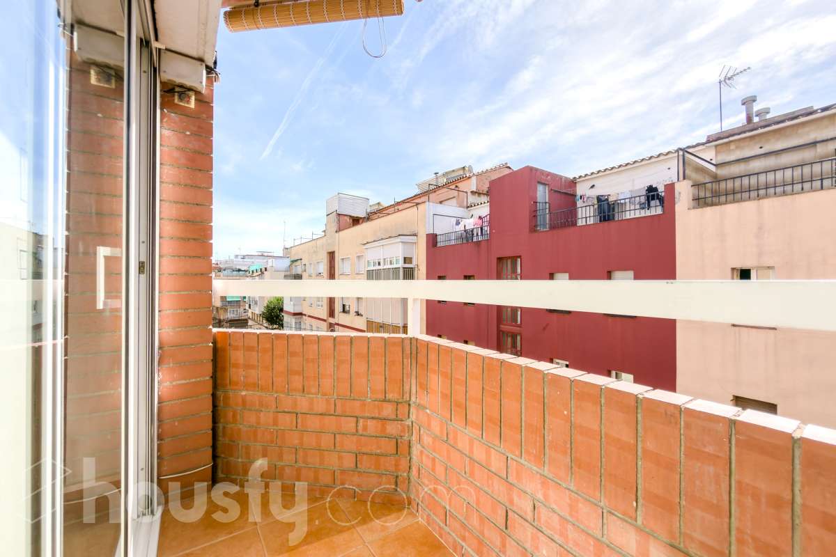 Housfy vende 🏡 luminoso piso ubicado en Badalona, el cuál consta de 76 m2 útiles (verificados con la Dirección General de Catastro). Construido en el año: 1976. Distribución de estancias -Salón-comedor -3 Dormitorios -1 Baño -Cocina equipada Características específicas -Aire acondicionado -Amueblado -Calefacción -Balcón Zona y entorno Respecto a la ubicación, se sitúa en Badalona, municipio de Barcelona. Esta propiedad se encuentra cerca de transporte público, colegios, supermercados y farmacias. Aviso legal El precio de venta no incluye gastos de la compraventa como notaría, registro, impuestos, ni tampoco honorarios agencia. Esta publicación no es vinculante. Consulta siempre la nota simple con Housfy antes de formalizar la compraventa. Sobre nosotros Housfy es la plataforma integral de servicios inmobiliarios. Nuestra combinación de expertos y tecnología pone al alcance de todo el mundo servicios cómodos, claros y seguros. AICAT número: 7922. Nos encargamos de la gestión y asesoramiento de la compra. ¡Olvídate de todo! Hacemos los trámites por ti. Y, si además necesitas financiación, ponemos a tu disposición un bróker hipotecario para ayudarte a conseguir las mejores condiciones para tu perfil económico. ¿Quieres visitarla? Contacta con Housfy y agenda tu visita sin compromiso. Más información en: housfy.com En cumplimiento de la Ley 8/2026 en Cataluña, el certificado de presencia o ausencia de amianto se encuentra en proceso de tramitación.-22