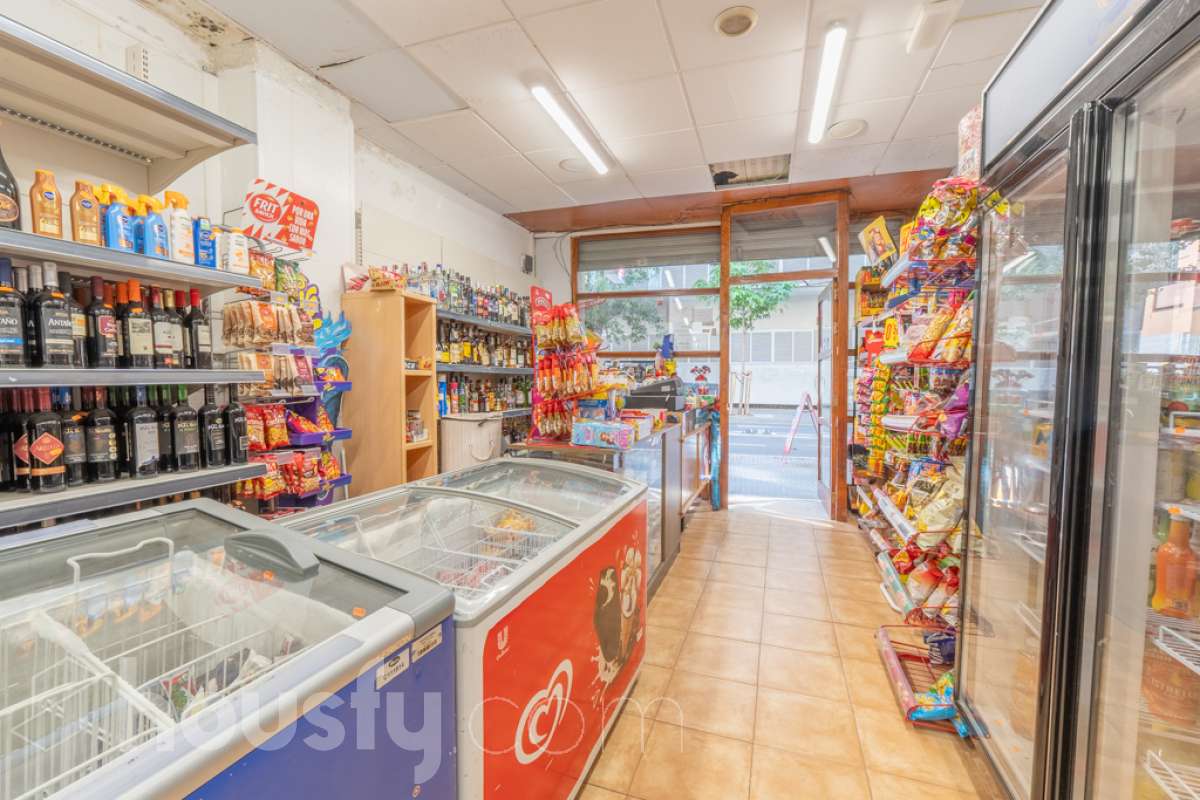 Housfy vende local comercial con GRAN OPORTUNIDAD DE NEGOCIO JUNTO AL MAR – 163 m² Local comercial con muchas posibilidades a escasos metros del Passeig del Carme y el puerto náutico Si buscas un espacio amplio para montar tu propio negocio en una de las zonas con mayor atractivo de Vilanova i la Geltrú, esta puede ser tu oportunidad. Local comercial de 163 m² construidos según Catastro, situado en una ubicación privilegiada, en el entorno del Barri de Mar, junto al Passeig del Carme, el puerto náutico y las playas. ✨ UN ESPACIO PARA DAR FORMA A TU PROYECTO Por su superficie y sus posibilidades de adaptación, es un local versátil que permite desarrollar diferentes tipos de actividad, ya sea para emprender un nuevo negocio, trasladar una actividad existente o como inversión. Un espacio versátil que puede convertirse en: • Comercio • Oficina o despacho profesional • Estudio • Centro de servicios • Academia o espacio formativo • Estudio de estética o bienestar • Showroom • Actividad relacionada con el turismo o el entorno marítimo Su amplitud ofrece muchas posibilidades para crear un espacio comercial, profesional o de servicios adaptado a las necesidades de cada proyecto, siempre según la normativa y licencia correspondiente. 📍 UNA UBICACIÓN QUE MARCA LA DIFERENCIA Su proximidad al Passeig del Carme, el puerto náutico y el mar le aporta un atractivo especial y lo sitúa en un entorno con actividad comercial, de restauración y gran atractivo durante todo el año. 163 m² construidos según Catastro, en una ubicación privilegiada del Barri de Mar y a pocos metros del mar. Un local con espacio, ubicación y posibilidades, perfecto para quienes buscan un lugar donde desarrollar su proyecto profesional o realizar una inversión con potencial. 🔑 VEN A DESCUBRIRLO Si buscas un local amplio y bien situado junto al mar, ven a visitarlo y descubre personalmente todas las posibilidades que ofrece. Una oportunidad para emprender, trasladar tu negocio o invertir en una de las zonas más atractivas de Vilanova i la Geltrú. Aviso legal El precio de venta no incluye gastos de la compraventa como notaría, registro, impuestos, ni tampoco honorarios agencia. Esta publicación no es vinculante. Consulta siempre la nota simple con Housfy antes de formalizar la compraventa. Sobre nosotros Housfy es la plataforma integral de servicios inmobiliarios. Nuestra combinación de expertos y tecnología pone al alcance de todo el mundo servicios cómodos, claros y seguros. AICAT número: 7922. Nos encargamos de la gestión y asesoramiento de la compra. ¡Olvídate de todo! Hacemos los trámites por ti. Y, si además necesitas financiación, ponemos a tu disposición un bróker hipotecario para ayudarte a conseguir las mejores condiciones para tu perfil económico. ¿Quieres visitarla? Contacta con Housfy y agenda tu visita sin compromiso. Más información en: housfy.com-5