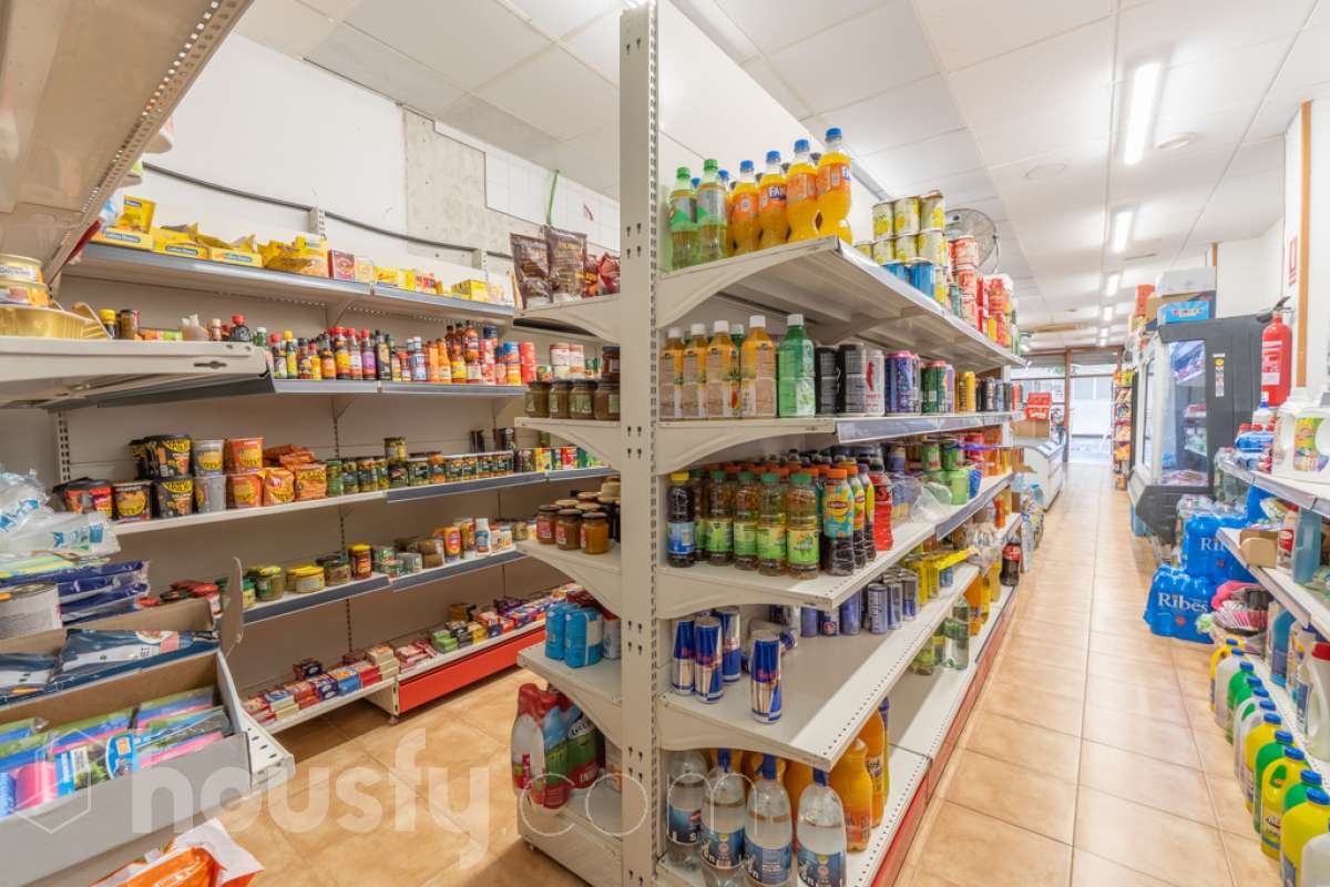 Housfy vende local comercial con GRAN OPORTUNIDAD DE NEGOCIO JUNTO AL MAR – 163 m² Local comercial con muchas posibilidades a escasos metros del Passeig del Carme y el puerto náutico Si buscas un espacio amplio para montar tu propio negocio en una de las zonas con mayor atractivo de Vilanova i la Geltrú, esta puede ser tu oportunidad. Local comercial de 163 m² construidos según Catastro, situado en una ubicación privilegiada, en el entorno del Barri de Mar, junto al Passeig del Carme, el puerto náutico y las playas. ✨ UN ESPACIO PARA DAR FORMA A TU PROYECTO Por su superficie y sus posibilidades de adaptación, es un local versátil que permite desarrollar diferentes tipos de actividad, ya sea para emprender un nuevo negocio, trasladar una actividad existente o como inversión. Un espacio versátil que puede convertirse en: • Comercio • Oficina o despacho profesional • Estudio • Centro de servicios • Academia o espacio formativo • Estudio de estética o bienestar • Showroom • Actividad relacionada con el turismo o el entorno marítimo Su amplitud ofrece muchas posibilidades para crear un espacio comercial, profesional o de servicios adaptado a las necesidades de cada proyecto, siempre según la normativa y licencia correspondiente. 📍 UNA UBICACIÓN QUE MARCA LA DIFERENCIA Su proximidad al Passeig del Carme, el puerto náutico y el mar le aporta un atractivo especial y lo sitúa en un entorno con actividad comercial, de restauración y gran atractivo durante todo el año. 163 m² construidos según Catastro, en una ubicación privilegiada del Barri de Mar y a pocos metros del mar. Un local con espacio, ubicación y posibilidades, perfecto para quienes buscan un lugar donde desarrollar su proyecto profesional o realizar una inversión con potencial. 🔑 VEN A DESCUBRIRLO Si buscas un local amplio y bien situado junto al mar, ven a visitarlo y descubre personalmente todas las posibilidades que ofrece. Una oportunidad para emprender, trasladar tu negocio o invertir en una de las zonas más atractivas de Vilanova i la Geltrú. Aviso legal El precio de venta no incluye gastos de la compraventa como notaría, registro, impuestos, ni tampoco honorarios agencia. Esta publicación no es vinculante. Consulta siempre la nota simple con Housfy antes de formalizar la compraventa. Sobre nosotros Housfy es la plataforma integral de servicios inmobiliarios. Nuestra combinación de expertos y tecnología pone al alcance de todo el mundo servicios cómodos, claros y seguros. AICAT número: 7922. Nos encargamos de la gestión y asesoramiento de la compra. ¡Olvídate de todo! Hacemos los trámites por ti. Y, si además necesitas financiación, ponemos a tu disposición un bróker hipotecario para ayudarte a conseguir las mejores condiciones para tu perfil económico. ¿Quieres visitarla? Contacta con Housfy y agenda tu visita sin compromiso. Más información en: housfy.com-3