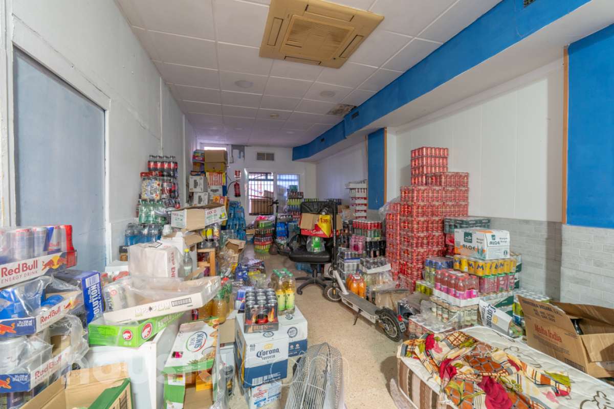 Housfy vende local comercial con GRAN OPORTUNIDAD DE NEGOCIO JUNTO AL MAR – 163 m² Local comercial con muchas posibilidades a escasos metros del Passeig del Carme y el puerto náutico Si buscas un espacio amplio para montar tu propio negocio en una de las zonas con mayor atractivo de Vilanova i la Geltrú, esta puede ser tu oportunidad. Local comercial de 163 m² construidos según Catastro, situado en una ubicación privilegiada, en el entorno del Barri de Mar, junto al Passeig del Carme, el puerto náutico y las playas. ✨ UN ESPACIO PARA DAR FORMA A TU PROYECTO Por su superficie y sus posibilidades de adaptación, es un local versátil que permite desarrollar diferentes tipos de actividad, ya sea para emprender un nuevo negocio, trasladar una actividad existente o como inversión. Un espacio versátil que puede convertirse en: • Comercio • Oficina o despacho profesional • Estudio • Centro de servicios • Academia o espacio formativo • Estudio de estética o bienestar • Showroom • Actividad relacionada con el turismo o el entorno marítimo Su amplitud ofrece muchas posibilidades para crear un espacio comercial, profesional o de servicios adaptado a las necesidades de cada proyecto, siempre según la normativa y licencia correspondiente. 📍 UNA UBICACIÓN QUE MARCA LA DIFERENCIA Su proximidad al Passeig del Carme, el puerto náutico y el mar le aporta un atractivo especial y lo sitúa en un entorno con actividad comercial, de restauración y gran atractivo durante todo el año. 163 m² construidos según Catastro, en una ubicación privilegiada del Barri de Mar y a pocos metros del mar. Un local con espacio, ubicación y posibilidades, perfecto para quienes buscan un lugar donde desarrollar su proyecto profesional o realizar una inversión con potencial. 🔑 VEN A DESCUBRIRLO Si buscas un local amplio y bien situado junto al mar, ven a visitarlo y descubre personalmente todas las posibilidades que ofrece. Una oportunidad para emprender, trasladar tu negocio o invertir en una de las zonas más atractivas de Vilanova i la Geltrú. Aviso legal El precio de venta no incluye gastos de la compraventa como notaría, registro, impuestos, ni tampoco honorarios agencia. Esta publicación no es vinculante. Consulta siempre la nota simple con Housfy antes de formalizar la compraventa. Sobre nosotros Housfy es la plataforma integral de servicios inmobiliarios. Nuestra combinación de expertos y tecnología pone al alcance de todo el mundo servicios cómodos, claros y seguros. AICAT número: 7922. Nos encargamos de la gestión y asesoramiento de la compra. ¡Olvídate de todo! Hacemos los trámites por ti. Y, si además necesitas financiación, ponemos a tu disposición un bróker hipotecario para ayudarte a conseguir las mejores condiciones para tu perfil económico. ¿Quieres visitarla? Contacta con Housfy y agenda tu visita sin compromiso. Más información en: housfy.com-6