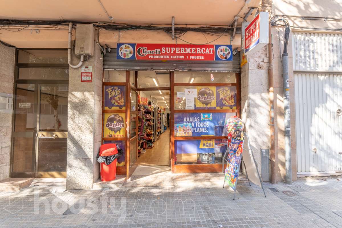 Housfy vende local comercial con GRAN OPORTUNIDAD DE NEGOCIO JUNTO AL MAR – 163 m² Local comercial con muchas posibilidades a escasos metros del Passeig del Carme y el puerto náutico Si buscas un espacio amplio para montar tu propio negocio en una de las zonas con mayor atractivo de Vilanova i la Geltrú, esta puede ser tu oportunidad. Local comercial de 163 m² construidos según Catastro, situado en una ubicación privilegiada, en el entorno del Barri de Mar, junto al Passeig del Carme, el puerto náutico y las playas. ✨ UN ESPACIO PARA DAR FORMA A TU PROYECTO Por su superficie y sus posibilidades de adaptación, es un local versátil que permite desarrollar diferentes tipos de actividad, ya sea para emprender un nuevo negocio, trasladar una actividad existente o como inversión. Un espacio versátil que puede convertirse en: • Comercio • Oficina o despacho profesional • Estudio • Centro de servicios • Academia o espacio formativo • Estudio de estética o bienestar • Showroom • Actividad relacionada con el turismo o el entorno marítimo Su amplitud ofrece muchas posibilidades para crear un espacio comercial, profesional o de servicios adaptado a las necesidades de cada proyecto, siempre según la normativa y licencia correspondiente. 📍 UNA UBICACIÓN QUE MARCA LA DIFERENCIA Su proximidad al Passeig del Carme, el puerto náutico y el mar le aporta un atractivo especial y lo sitúa en un entorno con actividad comercial, de restauración y gran atractivo durante todo el año. 163 m² construidos según Catastro, en una ubicación privilegiada del Barri de Mar y a pocos metros del mar. Un local con espacio, ubicación y posibilidades, perfecto para quienes buscan un lugar donde desarrollar su proyecto profesional o realizar una inversión con potencial. 🔑 VEN A DESCUBRIRLO Si buscas un local amplio y bien situado junto al mar, ven a visitarlo y descubre personalmente todas las posibilidades que ofrece. Una oportunidad para emprender, trasladar tu negocio o invertir en una de las zonas más atractivas de Vilanova i la Geltrú. Aviso legal El precio de venta no incluye gastos de la compraventa como notaría, registro, impuestos, ni tampoco honorarios agencia. Esta publicación no es vinculante. Consulta siempre la nota simple con Housfy antes de formalizar la compraventa. Sobre nosotros Housfy es la plataforma integral de servicios inmobiliarios. Nuestra combinación de expertos y tecnología pone al alcance de todo el mundo servicios cómodos, claros y seguros. AICAT número: 7922. Nos encargamos de la gestión y asesoramiento de la compra. ¡Olvídate de todo! Hacemos los trámites por ti. Y, si además necesitas financiación, ponemos a tu disposición un bróker hipotecario para ayudarte a conseguir las mejores condiciones para tu perfil económico. ¿Quieres visitarla? Contacta con Housfy y agenda tu visita sin compromiso. Más información en: housfy.com-2