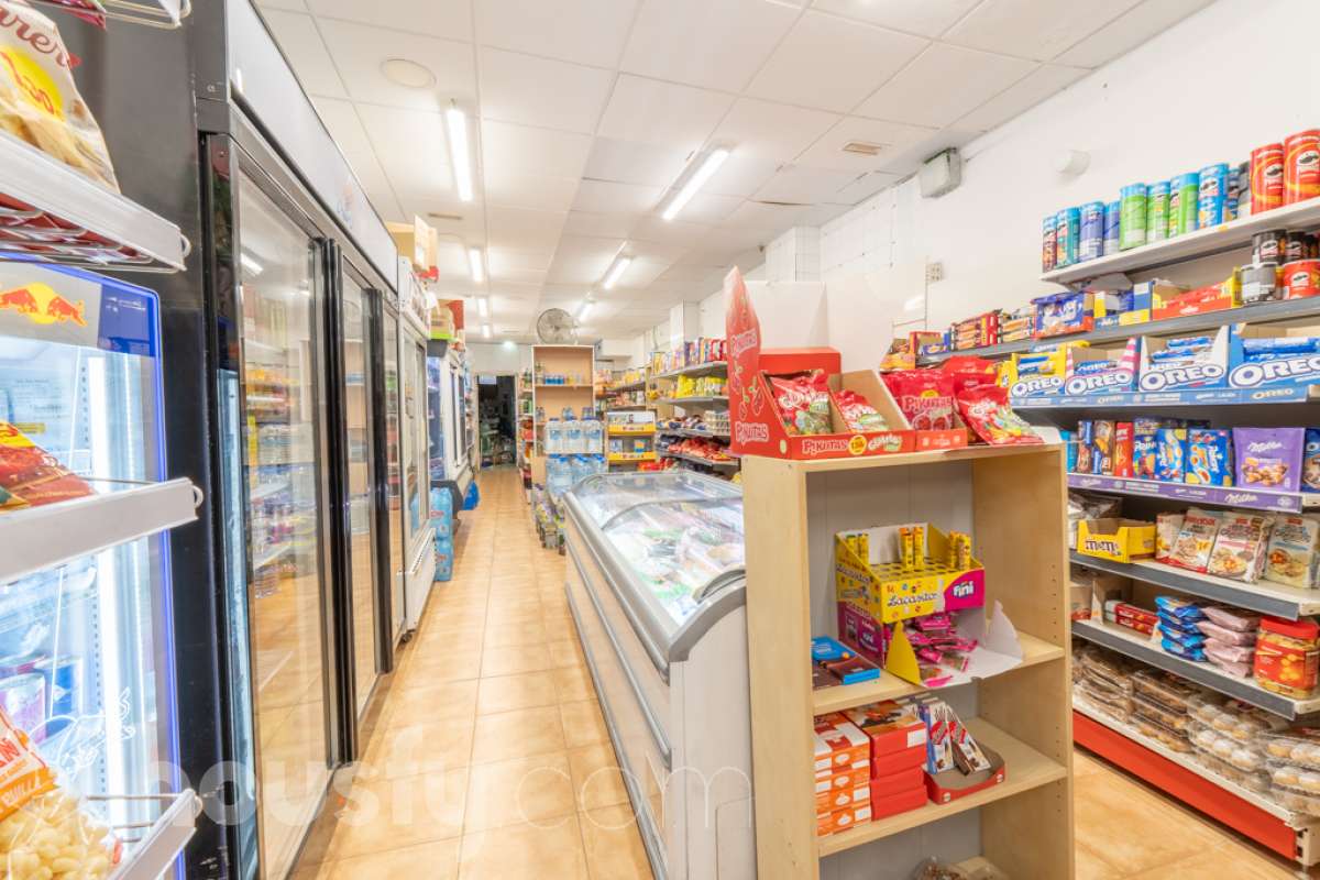 Housfy vende local comercial con GRAN OPORTUNIDAD DE NEGOCIO JUNTO AL MAR – 163 m² Local comercial con muchas posibilidades a escasos metros del Passeig del Carme y el puerto náutico Si buscas un espacio amplio para montar tu propio negocio en una de las zonas con mayor atractivo de Vilanova i la Geltrú, esta puede ser tu oportunidad. Local comercial de 163 m² construidos según Catastro, situado en una ubicación privilegiada, en el entorno del Barri de Mar, junto al Passeig del Carme, el puerto náutico y las playas. ✨ UN ESPACIO PARA DAR FORMA A TU PROYECTO Por su superficie y sus posibilidades de adaptación, es un local versátil que permite desarrollar diferentes tipos de actividad, ya sea para emprender un nuevo negocio, trasladar una actividad existente o como inversión. Un espacio versátil que puede convertirse en: • Comercio • Oficina o despacho profesional • Estudio • Centro de servicios • Academia o espacio formativo • Estudio de estética o bienestar • Showroom • Actividad relacionada con el turismo o el entorno marítimo Su amplitud ofrece muchas posibilidades para crear un espacio comercial, profesional o de servicios adaptado a las necesidades de cada proyecto, siempre según la normativa y licencia correspondiente. 📍 UNA UBICACIÓN QUE MARCA LA DIFERENCIA Su proximidad al Passeig del Carme, el puerto náutico y el mar le aporta un atractivo especial y lo sitúa en un entorno con actividad comercial, de restauración y gran atractivo durante todo el año. 163 m² construidos según Catastro, en una ubicación privilegiada del Barri de Mar y a pocos metros del mar. Un local con espacio, ubicación y posibilidades, perfecto para quienes buscan un lugar donde desarrollar su proyecto profesional o realizar una inversión con potencial. 🔑 VEN A DESCUBRIRLO Si buscas un local amplio y bien situado junto al mar, ven a visitarlo y descubre personalmente todas las posibilidades que ofrece. Una oportunidad para emprender, trasladar tu negocio o invertir en una de las zonas más atractivas de Vilanova i la Geltrú. Aviso legal El precio de venta no incluye gastos de la compraventa como notaría, registro, impuestos, ni tampoco honorarios agencia. Esta publicación no es vinculante. Consulta siempre la nota simple con Housfy antes de formalizar la compraventa. Sobre nosotros Housfy es la plataforma integral de servicios inmobiliarios. Nuestra combinación de expertos y tecnología pone al alcance de todo el mundo servicios cómodos, claros y seguros. AICAT número: 7922. Nos encargamos de la gestión y asesoramiento de la compra. ¡Olvídate de todo! Hacemos los trámites por ti. Y, si además necesitas financiación, ponemos a tu disposición un bróker hipotecario para ayudarte a conseguir las mejores condiciones para tu perfil económico. ¿Quieres visitarla? Contacta con Housfy y agenda tu visita sin compromiso. Más información en: housfy.com-4