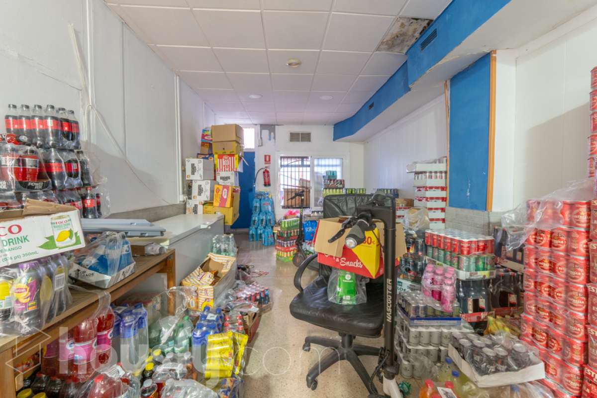 Housfy vende local comercial con GRAN OPORTUNIDAD DE NEGOCIO JUNTO AL MAR – 163 m² Local comercial con muchas posibilidades a escasos metros del Passeig del Carme y el puerto náutico Si buscas un espacio amplio para montar tu propio negocio en una de las zonas con mayor atractivo de Vilanova i la Geltrú, esta puede ser tu oportunidad. Local comercial de 163 m² construidos según Catastro, situado en una ubicación privilegiada, en el entorno del Barri de Mar, junto al Passeig del Carme, el puerto náutico y las playas. ✨ UN ESPACIO PARA DAR FORMA A TU PROYECTO Por su superficie y sus posibilidades de adaptación, es un local versátil que permite desarrollar diferentes tipos de actividad, ya sea para emprender un nuevo negocio, trasladar una actividad existente o como inversión. Un espacio versátil que puede convertirse en: • Comercio • Oficina o despacho profesional • Estudio • Centro de servicios • Academia o espacio formativo • Estudio de estética o bienestar • Showroom • Actividad relacionada con el turismo o el entorno marítimo Su amplitud ofrece muchas posibilidades para crear un espacio comercial, profesional o de servicios adaptado a las necesidades de cada proyecto, siempre según la normativa y licencia correspondiente. 📍 UNA UBICACIÓN QUE MARCA LA DIFERENCIA Su proximidad al Passeig del Carme, el puerto náutico y el mar le aporta un atractivo especial y lo sitúa en un entorno con actividad comercial, de restauración y gran atractivo durante todo el año. 163 m² construidos según Catastro, en una ubicación privilegiada del Barri de Mar y a pocos metros del mar. Un local con espacio, ubicación y posibilidades, perfecto para quienes buscan un lugar donde desarrollar su proyecto profesional o realizar una inversión con potencial. 🔑 VEN A DESCUBRIRLO Si buscas un local amplio y bien situado junto al mar, ven a visitarlo y descubre personalmente todas las posibilidades que ofrece. Una oportunidad para emprender, trasladar tu negocio o invertir en una de las zonas más atractivas de Vilanova i la Geltrú. Aviso legal El precio de venta no incluye gastos de la compraventa como notaría, registro, impuestos, ni tampoco honorarios agencia. Esta publicación no es vinculante. Consulta siempre la nota simple con Housfy antes de formalizar la compraventa. Sobre nosotros Housfy es la plataforma integral de servicios inmobiliarios. Nuestra combinación de expertos y tecnología pone al alcance de todo el mundo servicios cómodos, claros y seguros. AICAT número: 7922. Nos encargamos de la gestión y asesoramiento de la compra. ¡Olvídate de todo! Hacemos los trámites por ti. Y, si además necesitas financiación, ponemos a tu disposición un bróker hipotecario para ayudarte a conseguir las mejores condiciones para tu perfil económico. ¿Quieres visitarla? Contacta con Housfy y agenda tu visita sin compromiso. Más información en: housfy.com-7