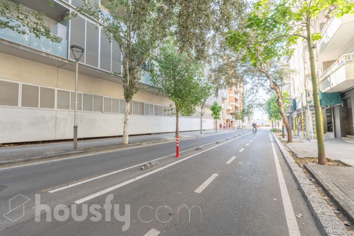 Housfy vende local comercial con GRAN OPORTUNIDAD DE NEGOCIO JUNTO AL MAR – 163 m² Local comercial con muchas posibilidades a escasos metros del Passeig del Carme y el puerto náutico Si buscas un espacio amplio para montar tu propio negocio en una de las zonas con mayor atractivo de Vilanova i la Geltrú, esta puede ser tu oportunidad. Local comercial de 163 m² construidos según Catastro, situado en una ubicación privilegiada, en el entorno del Barri de Mar, junto al Passeig del Carme, el puerto náutico y las playas. ✨ UN ESPACIO PARA DAR FORMA A TU PROYECTO Por su superficie y sus posibilidades de adaptación, es un local versátil que permite desarrollar diferentes tipos de actividad, ya sea para emprender un nuevo negocio, trasladar una actividad existente o como inversión. Un espacio versátil que puede convertirse en: • Comercio • Oficina o despacho profesional • Estudio • Centro de servicios • Academia o espacio formativo • Estudio de estética o bienestar • Showroom • Actividad relacionada con el turismo o el entorno marítimo Su amplitud ofrece muchas posibilidades para crear un espacio comercial, profesional o de servicios adaptado a las necesidades de cada proyecto, siempre según la normativa y licencia correspondiente. 📍 UNA UBICACIÓN QUE MARCA LA DIFERENCIA Su proximidad al Passeig del Carme, el puerto náutico y el mar le aporta un atractivo especial y lo sitúa en un entorno con actividad comercial, de restauración y gran atractivo durante todo el año. 163 m² construidos según Catastro, en una ubicación privilegiada del Barri de Mar y a pocos metros del mar. Un local con espacio, ubicación y posibilidades, perfecto para quienes buscan un lugar donde desarrollar su proyecto profesional o realizar una inversión con potencial. 🔑 VEN A DESCUBRIRLO Si buscas un local amplio y bien situado junto al mar, ven a visitarlo y descubre personalmente todas las posibilidades que ofrece. Una oportunidad para emprender, trasladar tu negocio o invertir en una de las zonas más atractivas de Vilanova i la Geltrú. Aviso legal El precio de venta no incluye gastos de la compraventa como notaría, registro, impuestos, ni tampoco honorarios agencia. Esta publicación no es vinculante. Consulta siempre la nota simple con Housfy antes de formalizar la compraventa. Sobre nosotros Housfy es la plataforma integral de servicios inmobiliarios. Nuestra combinación de expertos y tecnología pone al alcance de todo el mundo servicios cómodos, claros y seguros. AICAT número: 7922. Nos encargamos de la gestión y asesoramiento de la compra. ¡Olvídate de todo! Hacemos los trámites por ti. Y, si además necesitas financiación, ponemos a tu disposición un bróker hipotecario para ayudarte a conseguir las mejores condiciones para tu perfil económico. ¿Quieres visitarla? Contacta con Housfy y agenda tu visita sin compromiso. Más información en: housfy.com-9