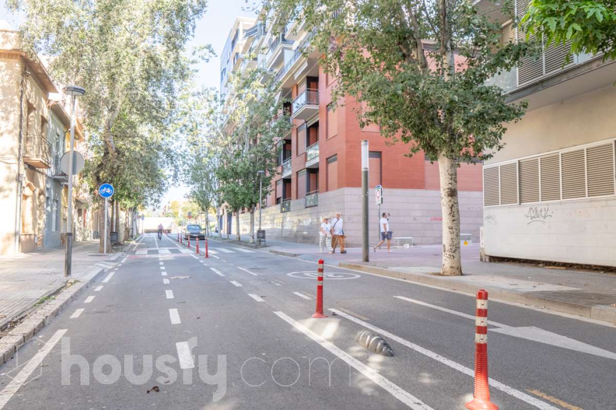 Housfy vende local comercial con GRAN OPORTUNIDAD DE NEGOCIO JUNTO AL MAR – 163 m² Local comercial con muchas posibilidades a escasos metros del Passeig del Carme y el puerto náutico Si buscas un espacio amplio para montar tu propio negocio en una de las zonas con mayor atractivo de Vilanova i la Geltrú, esta puede ser tu oportunidad. Local comercial de 163 m² construidos según Catastro, situado en una ubicación privilegiada, en el entorno del Barri de Mar, junto al Passeig del Carme, el puerto náutico y las playas. ✨ UN ESPACIO PARA DAR FORMA A TU PROYECTO Por su superficie y sus posibilidades de adaptación, es un local versátil que permite desarrollar diferentes tipos de actividad, ya sea para emprender un nuevo negocio, trasladar una actividad existente o como inversión. Un espacio versátil que puede convertirse en: • Comercio • Oficina o despacho profesional • Estudio • Centro de servicios • Academia o espacio formativo • Estudio de estética o bienestar • Showroom • Actividad relacionada con el turismo o el entorno marítimo Su amplitud ofrece muchas posibilidades para crear un espacio comercial, profesional o de servicios adaptado a las necesidades de cada proyecto, siempre según la normativa y licencia correspondiente. 📍 UNA UBICACIÓN QUE MARCA LA DIFERENCIA Su proximidad al Passeig del Carme, el puerto náutico y el mar le aporta un atractivo especial y lo sitúa en un entorno con actividad comercial, de restauración y gran atractivo durante todo el año. 163 m² construidos según Catastro, en una ubicación privilegiada del Barri de Mar y a pocos metros del mar. Un local con espacio, ubicación y posibilidades, perfecto para quienes buscan un lugar donde desarrollar su proyecto profesional o realizar una inversión con potencial. 🔑 VEN A DESCUBRIRLO Si buscas un local amplio y bien situado junto al mar, ven a visitarlo y descubre personalmente todas las posibilidades que ofrece. Una oportunidad para emprender, trasladar tu negocio o invertir en una de las zonas más atractivas de Vilanova i la Geltrú. Aviso legal El precio de venta no incluye gastos de la compraventa como notaría, registro, impuestos, ni tampoco honorarios agencia. Esta publicación no es vinculante. Consulta siempre la nota simple con Housfy antes de formalizar la compraventa. Sobre nosotros Housfy es la plataforma integral de servicios inmobiliarios. Nuestra combinación de expertos y tecnología pone al alcance de todo el mundo servicios cómodos, claros y seguros. AICAT número: 7922. Nos encargamos de la gestión y asesoramiento de la compra. ¡Olvídate de todo! Hacemos los trámites por ti. Y, si además necesitas financiación, ponemos a tu disposición un bróker hipotecario para ayudarte a conseguir las mejores condiciones para tu perfil económico. ¿Quieres visitarla? Contacta con Housfy y agenda tu visita sin compromiso. Más información en: housfy.com-8
