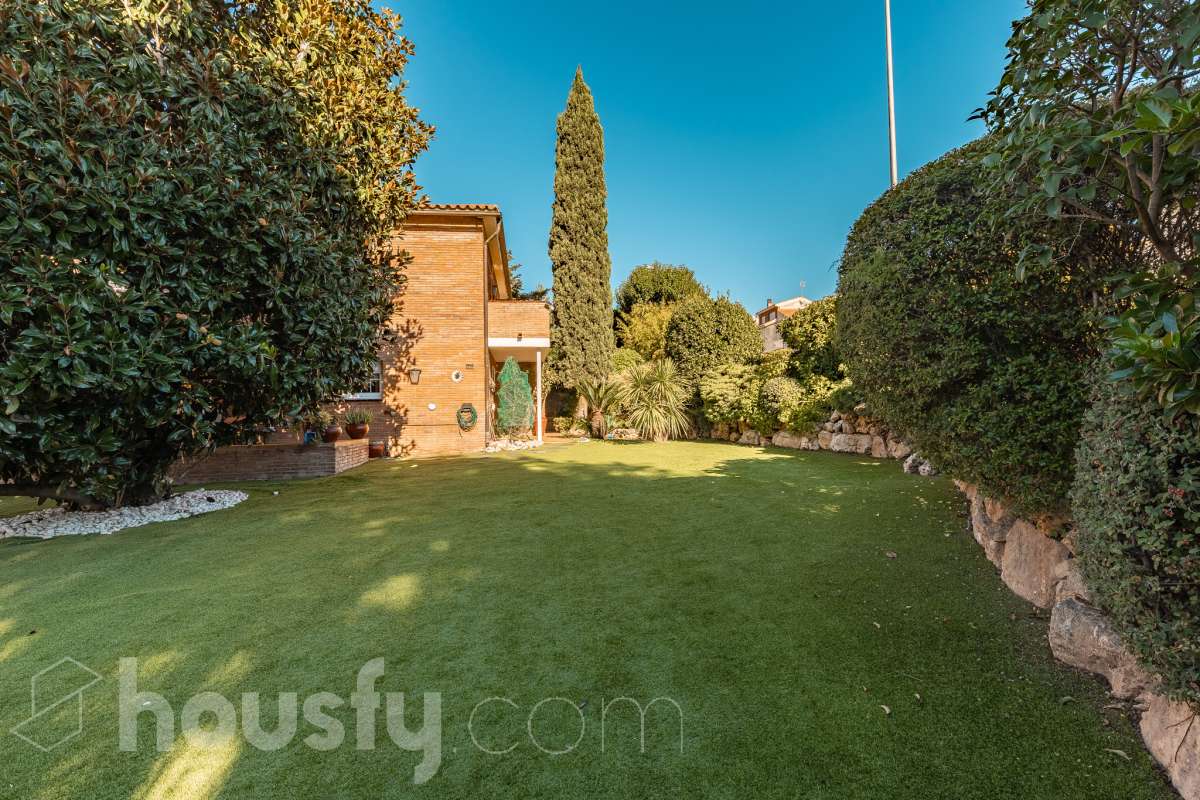 Espectacular casa independiente con piscina, amplio jardín y placas solares en Matadepera Housfy presenta esta magnífica casa unifamiliar a cuatro vientos, situada en una de las mejores zonas residenciales de Matadepera, junto al colegio Montcau-La Mola. Una propiedad ideal para quienes buscan amplitud, privacidad y calidad de vida en un entorno privilegiado, rodeado de naturaleza y con unas vistas excepcionales. Con 204 m² útiles, según la superficie verificada por la Dirección General del Catastro, esta vivienda, construida en 1987 y conservada en un estado impecable, destaca por su luminosidad, sus espacios generosos y una distribución pensada para disfrutar del confort y de la vida familiar. Además, dispone de placas solares, que contribuyen a mejorar la eficiencia energética del hogar. Un hogar amplio, luminoso y acogedor La vivienda ofrece una distribución funcional y espacios ideales tanto para el día a día como para compartir momentos especiales con la familia y los amigos: Amplio salón-comedor, con abundante luz natural y una acogedora chimenea. Cinco dormitorios, perfectos para familias que necesitan espacio y versatilidad. Dos baños completos y un aseo de cortesía, que aportan comodidad y funcionalidad al día a día. Dormitorio principal tipo suite, con baño privado. Gran cocina totalmente equipada, ideal para preparar comidas y disfrutar de reuniones familiares. Lavadero independiente, que facilita las tareas cotidianas. Un amplio jardín privado para disfrutar del aire libre Uno de los grandes atractivos de esta propiedad es su amplio jardín privado, un espacio generoso que invita a relajarse, disfrutar del buen tiempo y compartir momentos inolvidables con la familia y los amigos. Piscina privada, ideal para refrescarse y disfrutar de los meses de verano. Amplio jardín, perfecto para jugar, descansar, crear diferentes ambientes u organizar reuniones al aire libre. Terraza y balcón, ideales para disfrutar del entorno y de las vistas. Vistas despejadas a la montaña y a la ciudad, que aportan una agradable sensación de amplitud y conexión con la naturaleza. Equipamiento y comodidades La casa está preparada para ofrecer confort y funcionalidad en el día a día: Cédula de habitabilidad. Placas solares. Calefacción. Vivienda amueblada. Chimenea. Garaje con capacidad para dos vehículos. Una ubicación privilegiada en Matadepera Situada en Matadepera, en el Vallès Occidental (Barcelona), esta propiedad se encuentra en un entorno residencial tranquilo y exclusivo, rodeado de naturaleza y con una excelente calidad de vida. La proximidad al colegio Montcau-La Mola y a los principales servicios —como colegios, supermercados, farmacias y transporte público— la convierte en una opción especialmente atractiva para familias que desean disfrutar de la tranquilidad sin renunciar a las comodidades del día a día ni a la cercanía de los principales núcleos urbanos. Una casa lista para entrar a vivir y comenzar una nueva etapa Si buscas una casa independiente, luminosa y con espacios generosos, un amplio jardín, piscina privada, placas solares y todas las comodidades para disfrutar de la vida familiar, esta propiedad en Matadepera es una excelente oportunidad para disfrutar de un estilo de vida privilegiado. Espacio, privacidad, naturaleza y confort en un mismo hogar. Descubre todo lo que esta casa puede ofrecerte. Aviso legal El precio de venta no incluye gastos de la compraventa como notaría, registro, impuestos, ni tampoco honorarios agencia. Esta publicación no es vinculante. Consulta siempre la nota simple con Housfy antes de formalizar la compraventa. Sobre nosotros Housfy es la plataforma integral de servicios inmobiliarios. Nuestra combinación de expertos y tecnología pone al alcance de todo el mundo servicios cómodos, claros y seguros. AICAT número: 7922. Nos encargamos de la gestión y asesoramiento de la compra. ¡Olvídate de todo! Hacemos los trámites por ti. Y, si además necesitas financiación, ponemos a tu disposición un bróker hipotecario para ayudarte a conseguir las mejores condiciones para tu perfil económico. ¿Quieres visitarla? Contacta con Housfy y agenda tu visita sin compromiso. Más información en: housfy.com En cumplimiento de la Ley 8/2026 en Cataluña, el certificado de presencia o ausencia de amianto se encuentra en proceso de tramitación.-45
