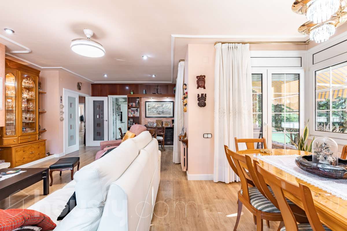 Espectacular casa independiente con piscina, amplio jardín y placas solares en Matadepera Housfy presenta esta magnífica casa unifamiliar a cuatro vientos, situada en una de las mejores zonas residenciales de Matadepera, junto al colegio Montcau-La Mola. Una propiedad ideal para quienes buscan amplitud, privacidad y calidad de vida en un entorno privilegiado, rodeado de naturaleza y con unas vistas excepcionales. Con 204 m² útiles, según la superficie verificada por la Dirección General del Catastro, esta vivienda, construida en 1987 y conservada en un estado impecable, destaca por su luminosidad, sus espacios generosos y una distribución pensada para disfrutar del confort y de la vida familiar. Además, dispone de placas solares, que contribuyen a mejorar la eficiencia energética del hogar. Un hogar amplio, luminoso y acogedor La vivienda ofrece una distribución funcional y espacios ideales tanto para el día a día como para compartir momentos especiales con la familia y los amigos: Amplio salón-comedor, con abundante luz natural y una acogedora chimenea. Cinco dormitorios, perfectos para familias que necesitan espacio y versatilidad. Dos baños completos y un aseo de cortesía, que aportan comodidad y funcionalidad al día a día. Dormitorio principal tipo suite, con baño privado. Gran cocina totalmente equipada, ideal para preparar comidas y disfrutar de reuniones familiares. Lavadero independiente, que facilita las tareas cotidianas. Un amplio jardín privado para disfrutar del aire libre Uno de los grandes atractivos de esta propiedad es su amplio jardín privado, un espacio generoso que invita a relajarse, disfrutar del buen tiempo y compartir momentos inolvidables con la familia y los amigos. Piscina privada, ideal para refrescarse y disfrutar de los meses de verano. Amplio jardín, perfecto para jugar, descansar, crear diferentes ambientes u organizar reuniones al aire libre. Terraza y balcón, ideales para disfrutar del entorno y de las vistas. Vistas despejadas a la montaña y a la ciudad, que aportan una agradable sensación de amplitud y conexión con la naturaleza. Equipamiento y comodidades La casa está preparada para ofrecer confort y funcionalidad en el día a día: Cédula de habitabilidad. Placas solares. Calefacción. Vivienda amueblada. Chimenea. Garaje con capacidad para dos vehículos. Una ubicación privilegiada en Matadepera Situada en Matadepera, en el Vallès Occidental (Barcelona), esta propiedad se encuentra en un entorno residencial tranquilo y exclusivo, rodeado de naturaleza y con una excelente calidad de vida. La proximidad al colegio Montcau-La Mola y a los principales servicios —como colegios, supermercados, farmacias y transporte público— la convierte en una opción especialmente atractiva para familias que desean disfrutar de la tranquilidad sin renunciar a las comodidades del día a día ni a la cercanía de los principales núcleos urbanos. Una casa lista para entrar a vivir y comenzar una nueva etapa Si buscas una casa independiente, luminosa y con espacios generosos, un amplio jardín, piscina privada, placas solares y todas las comodidades para disfrutar de la vida familiar, esta propiedad en Matadepera es una excelente oportunidad para disfrutar de un estilo de vida privilegiado. Espacio, privacidad, naturaleza y confort en un mismo hogar. Descubre todo lo que esta casa puede ofrecerte. Aviso legal El precio de venta no incluye gastos de la compraventa como notaría, registro, impuestos, ni tampoco honorarios agencia. Esta publicación no es vinculante. Consulta siempre la nota simple con Housfy antes de formalizar la compraventa. Sobre nosotros Housfy es la plataforma integral de servicios inmobiliarios. Nuestra combinación de expertos y tecnología pone al alcance de todo el mundo servicios cómodos, claros y seguros. AICAT número: 7922. Nos encargamos de la gestión y asesoramiento de la compra. ¡Olvídate de todo! Hacemos los trámites por ti. Y, si además necesitas financiación, ponemos a tu disposición un bróker hipotecario para ayudarte a conseguir las mejores condiciones para tu perfil económico. ¿Quieres visitarla? Contacta con Housfy y agenda tu visita sin compromiso. Más información en: housfy.com En cumplimiento de la Ley 8/2026 en Cataluña, el certificado de presencia o ausencia de amianto se encuentra en proceso de tramitación.-42