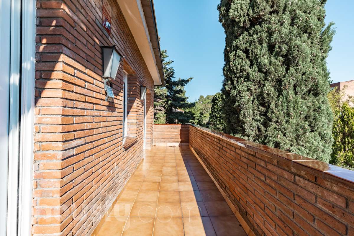 Espectacular casa independiente con piscina, amplio jardín y placas solares en Matadepera Housfy presenta esta magnífica casa unifamiliar a cuatro vientos, situada en una de las mejores zonas residenciales de Matadepera, junto al colegio Montcau-La Mola. Una propiedad ideal para quienes buscan amplitud, privacidad y calidad de vida en un entorno privilegiado, rodeado de naturaleza y con unas vistas excepcionales. Con 204 m² útiles, según la superficie verificada por la Dirección General del Catastro, esta vivienda, construida en 1987 y conservada en un estado impecable, destaca por su luminosidad, sus espacios generosos y una distribución pensada para disfrutar del confort y de la vida familiar. Además, dispone de placas solares, que contribuyen a mejorar la eficiencia energética del hogar. Un hogar amplio, luminoso y acogedor La vivienda ofrece una distribución funcional y espacios ideales tanto para el día a día como para compartir momentos especiales con la familia y los amigos: Amplio salón-comedor, con abundante luz natural y una acogedora chimenea. Cinco dormitorios, perfectos para familias que necesitan espacio y versatilidad. Dos baños completos y un aseo de cortesía, que aportan comodidad y funcionalidad al día a día. Dormitorio principal tipo suite, con baño privado. Gran cocina totalmente equipada, ideal para preparar comidas y disfrutar de reuniones familiares. Lavadero independiente, que facilita las tareas cotidianas. Un amplio jardín privado para disfrutar del aire libre Uno de los grandes atractivos de esta propiedad es su amplio jardín privado, un espacio generoso que invita a relajarse, disfrutar del buen tiempo y compartir momentos inolvidables con la familia y los amigos. Piscina privada, ideal para refrescarse y disfrutar de los meses de verano. Amplio jardín, perfecto para jugar, descansar, crear diferentes ambientes u organizar reuniones al aire libre. Terraza y balcón, ideales para disfrutar del entorno y de las vistas. Vistas despejadas a la montaña y a la ciudad, que aportan una agradable sensación de amplitud y conexión con la naturaleza. Equipamiento y comodidades La casa está preparada para ofrecer confort y funcionalidad en el día a día: Cédula de habitabilidad. Placas solares. Calefacción. Vivienda amueblada. Chimenea. Garaje con capacidad para dos vehículos. Una ubicación privilegiada en Matadepera Situada en Matadepera, en el Vallès Occidental (Barcelona), esta propiedad se encuentra en un entorno residencial tranquilo y exclusivo, rodeado de naturaleza y con una excelente calidad de vida. La proximidad al colegio Montcau-La Mola y a los principales servicios —como colegios, supermercados, farmacias y transporte público— la convierte en una opción especialmente atractiva para familias que desean disfrutar de la tranquilidad sin renunciar a las comodidades del día a día ni a la cercanía de los principales núcleos urbanos. Una casa lista para entrar a vivir y comenzar una nueva etapa Si buscas una casa independiente, luminosa y con espacios generosos, un amplio jardín, piscina privada, placas solares y todas las comodidades para disfrutar de la vida familiar, esta propiedad en Matadepera es una excelente oportunidad para disfrutar de un estilo de vida privilegiado. Espacio, privacidad, naturaleza y confort en un mismo hogar. Descubre todo lo que esta casa puede ofrecerte. Aviso legal El precio de venta no incluye gastos de la compraventa como notaría, registro, impuestos, ni tampoco honorarios agencia. Esta publicación no es vinculante. Consulta siempre la nota simple con Housfy antes de formalizar la compraventa. Sobre nosotros Housfy es la plataforma integral de servicios inmobiliarios. Nuestra combinación de expertos y tecnología pone al alcance de todo el mundo servicios cómodos, claros y seguros. AICAT número: 7922. Nos encargamos de la gestión y asesoramiento de la compra. ¡Olvídate de todo! Hacemos los trámites por ti. Y, si además necesitas financiación, ponemos a tu disposición un bróker hipotecario para ayudarte a conseguir las mejores condiciones para tu perfil económico. ¿Quieres visitarla? Contacta con Housfy y agenda tu visita sin compromiso. Más información en: housfy.com En cumplimiento de la Ley 8/2026 en Cataluña, el certificado de presencia o ausencia de amianto se encuentra en proceso de tramitación.-26