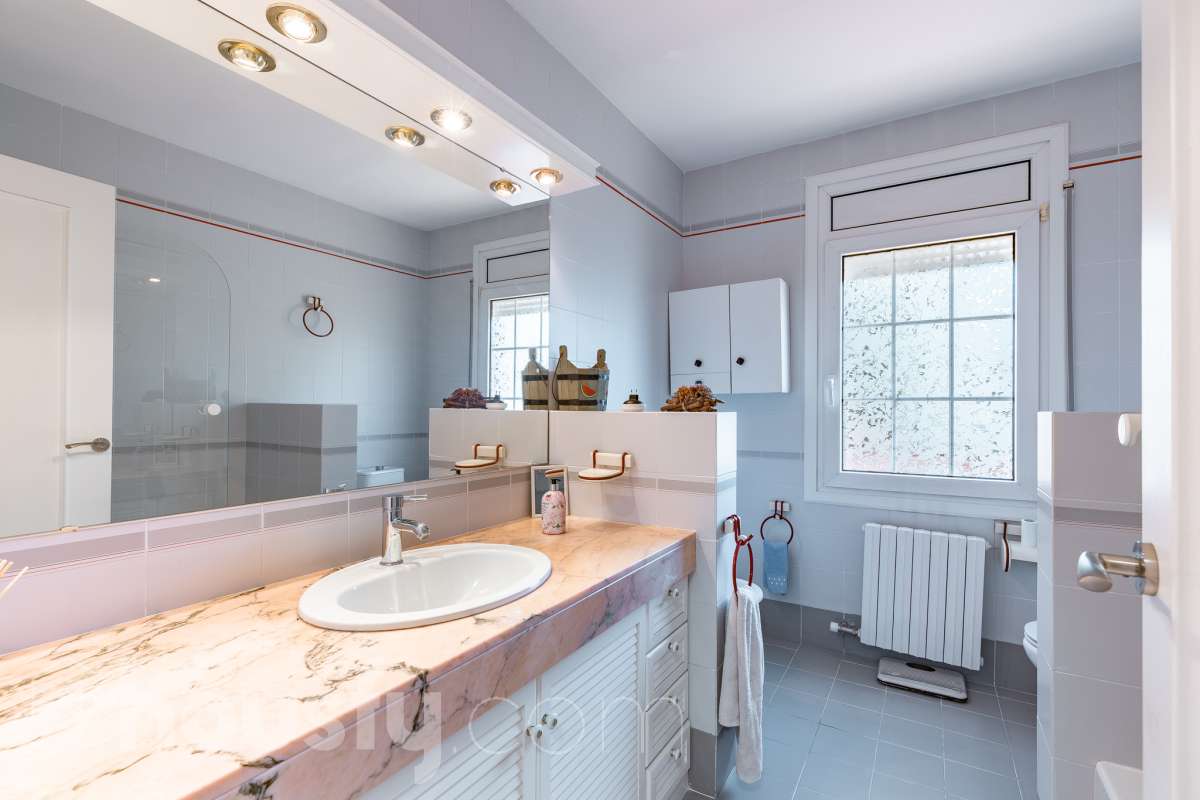Espectacular casa independiente con piscina, amplio jardín y placas solares en Matadepera Housfy presenta esta magnífica casa unifamiliar a cuatro vientos, situada en una de las mejores zonas residenciales de Matadepera, junto al colegio Montcau-La Mola. Una propiedad ideal para quienes buscan amplitud, privacidad y calidad de vida en un entorno privilegiado, rodeado de naturaleza y con unas vistas excepcionales. Con 204 m² útiles, según la superficie verificada por la Dirección General del Catastro, esta vivienda, construida en 1987 y conservada en un estado impecable, destaca por su luminosidad, sus espacios generosos y una distribución pensada para disfrutar del confort y de la vida familiar. Además, dispone de placas solares, que contribuyen a mejorar la eficiencia energética del hogar. Un hogar amplio, luminoso y acogedor La vivienda ofrece una distribución funcional y espacios ideales tanto para el día a día como para compartir momentos especiales con la familia y los amigos: Amplio salón-comedor, con abundante luz natural y una acogedora chimenea. Cinco dormitorios, perfectos para familias que necesitan espacio y versatilidad. Dos baños completos y un aseo de cortesía, que aportan comodidad y funcionalidad al día a día. Dormitorio principal tipo suite, con baño privado. Gran cocina totalmente equipada, ideal para preparar comidas y disfrutar de reuniones familiares. Lavadero independiente, que facilita las tareas cotidianas. Un amplio jardín privado para disfrutar del aire libre Uno de los grandes atractivos de esta propiedad es su amplio jardín privado, un espacio generoso que invita a relajarse, disfrutar del buen tiempo y compartir momentos inolvidables con la familia y los amigos. Piscina privada, ideal para refrescarse y disfrutar de los meses de verano. Amplio jardín, perfecto para jugar, descansar, crear diferentes ambientes u organizar reuniones al aire libre. Terraza y balcón, ideales para disfrutar del entorno y de las vistas. Vistas despejadas a la montaña y a la ciudad, que aportan una agradable sensación de amplitud y conexión con la naturaleza. Equipamiento y comodidades La casa está preparada para ofrecer confort y funcionalidad en el día a día: Cédula de habitabilidad. Placas solares. Calefacción. Vivienda amueblada. Chimenea. Garaje con capacidad para dos vehículos. Una ubicación privilegiada en Matadepera Situada en Matadepera, en el Vallès Occidental (Barcelona), esta propiedad se encuentra en un entorno residencial tranquilo y exclusivo, rodeado de naturaleza y con una excelente calidad de vida. La proximidad al colegio Montcau-La Mola y a los principales servicios —como colegios, supermercados, farmacias y transporte público— la convierte en una opción especialmente atractiva para familias que desean disfrutar de la tranquilidad sin renunciar a las comodidades del día a día ni a la cercanía de los principales núcleos urbanos. Una casa lista para entrar a vivir y comenzar una nueva etapa Si buscas una casa independiente, luminosa y con espacios generosos, un amplio jardín, piscina privada, placas solares y todas las comodidades para disfrutar de la vida familiar, esta propiedad en Matadepera es una excelente oportunidad para disfrutar de un estilo de vida privilegiado. Espacio, privacidad, naturaleza y confort en un mismo hogar. Descubre todo lo que esta casa puede ofrecerte. Aviso legal El precio de venta no incluye gastos de la compraventa como notaría, registro, impuestos, ni tampoco honorarios agencia. Esta publicación no es vinculante. Consulta siempre la nota simple con Housfy antes de formalizar la compraventa. Sobre nosotros Housfy es la plataforma integral de servicios inmobiliarios. Nuestra combinación de expertos y tecnología pone al alcance de todo el mundo servicios cómodos, claros y seguros. AICAT número: 7922. Nos encargamos de la gestión y asesoramiento de la compra. ¡Olvídate de todo! Hacemos los trámites por ti. Y, si además necesitas financiación, ponemos a tu disposición un bróker hipotecario para ayudarte a conseguir las mejores condiciones para tu perfil económico. ¿Quieres visitarla? Contacta con Housfy y agenda tu visita sin compromiso. Más información en: housfy.com En cumplimiento de la Ley 8/2026 en Cataluña, el certificado de presencia o ausencia de amianto se encuentra en proceso de tramitación.-30