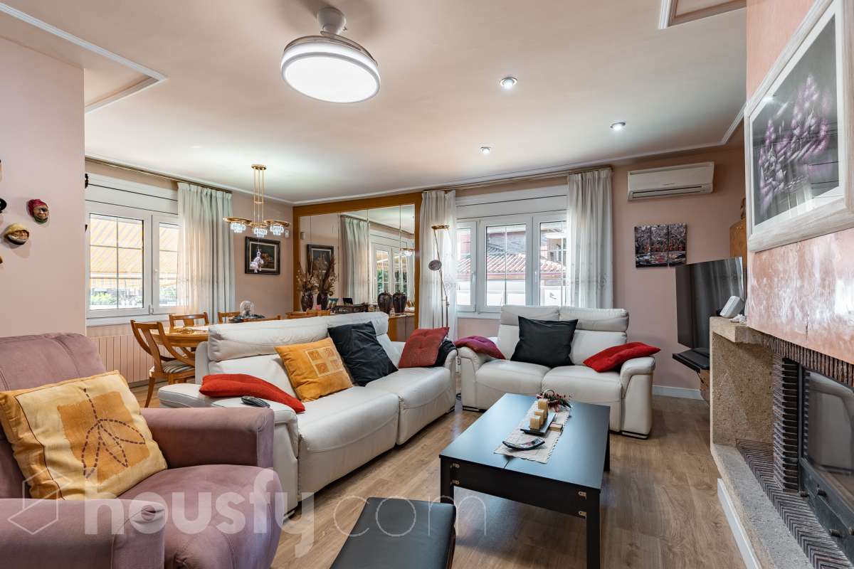 Espectacular casa independiente con piscina, amplio jardín y placas solares en Matadepera Housfy presenta esta magnífica casa unifamiliar a cuatro vientos, situada en una de las mejores zonas residenciales de Matadepera, junto al colegio Montcau-La Mola. Una propiedad ideal para quienes buscan amplitud, privacidad y calidad de vida en un entorno privilegiado, rodeado de naturaleza y con unas vistas excepcionales. Con 204 m² útiles, según la superficie verificada por la Dirección General del Catastro, esta vivienda, construida en 1987 y conservada en un estado impecable, destaca por su luminosidad, sus espacios generosos y una distribución pensada para disfrutar del confort y de la vida familiar. Además, dispone de placas solares, que contribuyen a mejorar la eficiencia energética del hogar. Un hogar amplio, luminoso y acogedor La vivienda ofrece una distribución funcional y espacios ideales tanto para el día a día como para compartir momentos especiales con la familia y los amigos: Amplio salón-comedor, con abundante luz natural y una acogedora chimenea. Cinco dormitorios, perfectos para familias que necesitan espacio y versatilidad. Dos baños completos y un aseo de cortesía, que aportan comodidad y funcionalidad al día a día. Dormitorio principal tipo suite, con baño privado. Gran cocina totalmente equipada, ideal para preparar comidas y disfrutar de reuniones familiares. Lavadero independiente, que facilita las tareas cotidianas. Un amplio jardín privado para disfrutar del aire libre Uno de los grandes atractivos de esta propiedad es su amplio jardín privado, un espacio generoso que invita a relajarse, disfrutar del buen tiempo y compartir momentos inolvidables con la familia y los amigos. Piscina privada, ideal para refrescarse y disfrutar de los meses de verano. Amplio jardín, perfecto para jugar, descansar, crear diferentes ambientes u organizar reuniones al aire libre. Terraza y balcón, ideales para disfrutar del entorno y de las vistas. Vistas despejadas a la montaña y a la ciudad, que aportan una agradable sensación de amplitud y conexión con la naturaleza. Equipamiento y comodidades La casa está preparada para ofrecer confort y funcionalidad en el día a día: Cédula de habitabilidad. Placas solares. Calefacción. Vivienda amueblada. Chimenea. Garaje con capacidad para dos vehículos. Una ubicación privilegiada en Matadepera Situada en Matadepera, en el Vallès Occidental (Barcelona), esta propiedad se encuentra en un entorno residencial tranquilo y exclusivo, rodeado de naturaleza y con una excelente calidad de vida. La proximidad al colegio Montcau-La Mola y a los principales servicios —como colegios, supermercados, farmacias y transporte público— la convierte en una opción especialmente atractiva para familias que desean disfrutar de la tranquilidad sin renunciar a las comodidades del día a día ni a la cercanía de los principales núcleos urbanos. Una casa lista para entrar a vivir y comenzar una nueva etapa Si buscas una casa independiente, luminosa y con espacios generosos, un amplio jardín, piscina privada, placas solares y todas las comodidades para disfrutar de la vida familiar, esta propiedad en Matadepera es una excelente oportunidad para disfrutar de un estilo de vida privilegiado. Espacio, privacidad, naturaleza y confort en un mismo hogar. Descubre todo lo que esta casa puede ofrecerte. Aviso legal El precio de venta no incluye gastos de la compraventa como notaría, registro, impuestos, ni tampoco honorarios agencia. Esta publicación no es vinculante. Consulta siempre la nota simple con Housfy antes de formalizar la compraventa. Sobre nosotros Housfy es la plataforma integral de servicios inmobiliarios. Nuestra combinación de expertos y tecnología pone al alcance de todo el mundo servicios cómodos, claros y seguros. AICAT número: 7922. Nos encargamos de la gestión y asesoramiento de la compra. ¡Olvídate de todo! Hacemos los trámites por ti. Y, si además necesitas financiación, ponemos a tu disposición un bróker hipotecario para ayudarte a conseguir las mejores condiciones para tu perfil económico. ¿Quieres visitarla? Contacta con Housfy y agenda tu visita sin compromiso. Más información en: housfy.com En cumplimiento de la Ley 8/2026 en Cataluña, el certificado de presencia o ausencia de amianto se encuentra en proceso de tramitación.-5