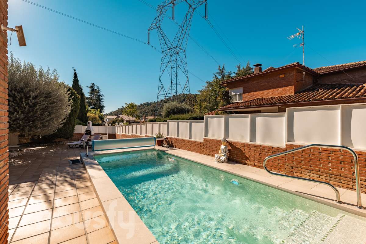 Espectacular casa independiente con piscina, amplio jardín y placas solares en Matadepera Housfy presenta esta magnífica casa unifamiliar a cuatro vientos, situada en una de las mejores zonas residenciales de Matadepera, junto al colegio Montcau-La Mola. Una propiedad ideal para quienes buscan amplitud, privacidad y calidad de vida en un entorno privilegiado, rodeado de naturaleza y con unas vistas excepcionales. Con 204 m² útiles, según la superficie verificada por la Dirección General del Catastro, esta vivienda, construida en 1987 y conservada en un estado impecable, destaca por su luminosidad, sus espacios generosos y una distribución pensada para disfrutar del confort y de la vida familiar. Además, dispone de placas solares, que contribuyen a mejorar la eficiencia energética del hogar. Un hogar amplio, luminoso y acogedor La vivienda ofrece una distribución funcional y espacios ideales tanto para el día a día como para compartir momentos especiales con la familia y los amigos: Amplio salón-comedor, con abundante luz natural y una acogedora chimenea. Cinco dormitorios, perfectos para familias que necesitan espacio y versatilidad. Dos baños completos y un aseo de cortesía, que aportan comodidad y funcionalidad al día a día. Dormitorio principal tipo suite, con baño privado. Gran cocina totalmente equipada, ideal para preparar comidas y disfrutar de reuniones familiares. Lavadero independiente, que facilita las tareas cotidianas. Un amplio jardín privado para disfrutar del aire libre Uno de los grandes atractivos de esta propiedad es su amplio jardín privado, un espacio generoso que invita a relajarse, disfrutar del buen tiempo y compartir momentos inolvidables con la familia y los amigos. Piscina privada, ideal para refrescarse y disfrutar de los meses de verano. Amplio jardín, perfecto para jugar, descansar, crear diferentes ambientes u organizar reuniones al aire libre. Terraza y balcón, ideales para disfrutar del entorno y de las vistas. Vistas despejadas a la montaña y a la ciudad, que aportan una agradable sensación de amplitud y conexión con la naturaleza. Equipamiento y comodidades La casa está preparada para ofrecer confort y funcionalidad en el día a día: Cédula de habitabilidad. Placas solares. Calefacción. Vivienda amueblada. Chimenea. Garaje con capacidad para dos vehículos. Una ubicación privilegiada en Matadepera Situada en Matadepera, en el Vallès Occidental (Barcelona), esta propiedad se encuentra en un entorno residencial tranquilo y exclusivo, rodeado de naturaleza y con una excelente calidad de vida. La proximidad al colegio Montcau-La Mola y a los principales servicios —como colegios, supermercados, farmacias y transporte público— la convierte en una opción especialmente atractiva para familias que desean disfrutar de la tranquilidad sin renunciar a las comodidades del día a día ni a la cercanía de los principales núcleos urbanos. Una casa lista para entrar a vivir y comenzar una nueva etapa Si buscas una casa independiente, luminosa y con espacios generosos, un amplio jardín, piscina privada, placas solares y todas las comodidades para disfrutar de la vida familiar, esta propiedad en Matadepera es una excelente oportunidad para disfrutar de un estilo de vida privilegiado. Espacio, privacidad, naturaleza y confort en un mismo hogar. Descubre todo lo que esta casa puede ofrecerte. Aviso legal El precio de venta no incluye gastos de la compraventa como notaría, registro, impuestos, ni tampoco honorarios agencia. Esta publicación no es vinculante. Consulta siempre la nota simple con Housfy antes de formalizar la compraventa. Sobre nosotros Housfy es la plataforma integral de servicios inmobiliarios. Nuestra combinación de expertos y tecnología pone al alcance de todo el mundo servicios cómodos, claros y seguros. AICAT número: 7922. Nos encargamos de la gestión y asesoramiento de la compra. ¡Olvídate de todo! Hacemos los trámites por ti. Y, si además necesitas financiación, ponemos a tu disposición un bróker hipotecario para ayudarte a conseguir las mejores condiciones para tu perfil económico. ¿Quieres visitarla? Contacta con Housfy y agenda tu visita sin compromiso. Más información en: housfy.com En cumplimiento de la Ley 8/2026 en Cataluña, el certificado de presencia o ausencia de amianto se encuentra en proceso de tramitación.-55