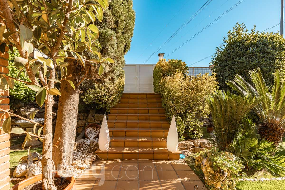 Espectacular casa independiente con piscina, amplio jardín y placas solares en Matadepera Housfy presenta esta magnífica casa unifamiliar a cuatro vientos, situada en una de las mejores zonas residenciales de Matadepera, junto al colegio Montcau-La Mola. Una propiedad ideal para quienes buscan amplitud, privacidad y calidad de vida en un entorno privilegiado, rodeado de naturaleza y con unas vistas excepcionales. Con 204 m² útiles, según la superficie verificada por la Dirección General del Catastro, esta vivienda, construida en 1987 y conservada en un estado impecable, destaca por su luminosidad, sus espacios generosos y una distribución pensada para disfrutar del confort y de la vida familiar. Además, dispone de placas solares, que contribuyen a mejorar la eficiencia energética del hogar. Un hogar amplio, luminoso y acogedor La vivienda ofrece una distribución funcional y espacios ideales tanto para el día a día como para compartir momentos especiales con la familia y los amigos: Amplio salón-comedor, con abundante luz natural y una acogedora chimenea. Cinco dormitorios, perfectos para familias que necesitan espacio y versatilidad. Dos baños completos y un aseo de cortesía, que aportan comodidad y funcionalidad al día a día. Dormitorio principal tipo suite, con baño privado. Gran cocina totalmente equipada, ideal para preparar comidas y disfrutar de reuniones familiares. Lavadero independiente, que facilita las tareas cotidianas. Un amplio jardín privado para disfrutar del aire libre Uno de los grandes atractivos de esta propiedad es su amplio jardín privado, un espacio generoso que invita a relajarse, disfrutar del buen tiempo y compartir momentos inolvidables con la familia y los amigos. Piscina privada, ideal para refrescarse y disfrutar de los meses de verano. Amplio jardín, perfecto para jugar, descansar, crear diferentes ambientes u organizar reuniones al aire libre. Terraza y balcón, ideales para disfrutar del entorno y de las vistas. Vistas despejadas a la montaña y a la ciudad, que aportan una agradable sensación de amplitud y conexión con la naturaleza. Equipamiento y comodidades La casa está preparada para ofrecer confort y funcionalidad en el día a día: Cédula de habitabilidad. Placas solares. Calefacción. Vivienda amueblada. Chimenea. Garaje con capacidad para dos vehículos. Una ubicación privilegiada en Matadepera Situada en Matadepera, en el Vallès Occidental (Barcelona), esta propiedad se encuentra en un entorno residencial tranquilo y exclusivo, rodeado de naturaleza y con una excelente calidad de vida. La proximidad al colegio Montcau-La Mola y a los principales servicios —como colegios, supermercados, farmacias y transporte público— la convierte en una opción especialmente atractiva para familias que desean disfrutar de la tranquilidad sin renunciar a las comodidades del día a día ni a la cercanía de los principales núcleos urbanos. Una casa lista para entrar a vivir y comenzar una nueva etapa Si buscas una casa independiente, luminosa y con espacios generosos, un amplio jardín, piscina privada, placas solares y todas las comodidades para disfrutar de la vida familiar, esta propiedad en Matadepera es una excelente oportunidad para disfrutar de un estilo de vida privilegiado. Espacio, privacidad, naturaleza y confort en un mismo hogar. Descubre todo lo que esta casa puede ofrecerte. Aviso legal El precio de venta no incluye gastos de la compraventa como notaría, registro, impuestos, ni tampoco honorarios agencia. Esta publicación no es vinculante. Consulta siempre la nota simple con Housfy antes de formalizar la compraventa. Sobre nosotros Housfy es la plataforma integral de servicios inmobiliarios. Nuestra combinación de expertos y tecnología pone al alcance de todo el mundo servicios cómodos, claros y seguros. AICAT número: 7922. Nos encargamos de la gestión y asesoramiento de la compra. ¡Olvídate de todo! Hacemos los trámites por ti. Y, si además necesitas financiación, ponemos a tu disposición un bróker hipotecario para ayudarte a conseguir las mejores condiciones para tu perfil económico. ¿Quieres visitarla? Contacta con Housfy y agenda tu visita sin compromiso. Más información en: housfy.com En cumplimiento de la Ley 8/2026 en Cataluña, el certificado de presencia o ausencia de amianto se encuentra en proceso de tramitación.-52