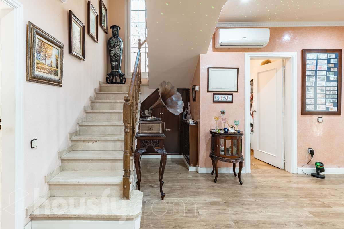 Espectacular casa independiente con piscina, amplio jardín y placas solares en Matadepera Housfy presenta esta magnífica casa unifamiliar a cuatro vientos, situada en una de las mejores zonas residenciales de Matadepera, junto al colegio Montcau-La Mola. Una propiedad ideal para quienes buscan amplitud, privacidad y calidad de vida en un entorno privilegiado, rodeado de naturaleza y con unas vistas excepcionales. Con 204 m² útiles, según la superficie verificada por la Dirección General del Catastro, esta vivienda, construida en 1987 y conservada en un estado impecable, destaca por su luminosidad, sus espacios generosos y una distribución pensada para disfrutar del confort y de la vida familiar. Además, dispone de placas solares, que contribuyen a mejorar la eficiencia energética del hogar. Un hogar amplio, luminoso y acogedor La vivienda ofrece una distribución funcional y espacios ideales tanto para el día a día como para compartir momentos especiales con la familia y los amigos: Amplio salón-comedor, con abundante luz natural y una acogedora chimenea. Cinco dormitorios, perfectos para familias que necesitan espacio y versatilidad. Dos baños completos y un aseo de cortesía, que aportan comodidad y funcionalidad al día a día. Dormitorio principal tipo suite, con baño privado. Gran cocina totalmente equipada, ideal para preparar comidas y disfrutar de reuniones familiares. Lavadero independiente, que facilita las tareas cotidianas. Un amplio jardín privado para disfrutar del aire libre Uno de los grandes atractivos de esta propiedad es su amplio jardín privado, un espacio generoso que invita a relajarse, disfrutar del buen tiempo y compartir momentos inolvidables con la familia y los amigos. Piscina privada, ideal para refrescarse y disfrutar de los meses de verano. Amplio jardín, perfecto para jugar, descansar, crear diferentes ambientes u organizar reuniones al aire libre. Terraza y balcón, ideales para disfrutar del entorno y de las vistas. Vistas despejadas a la montaña y a la ciudad, que aportan una agradable sensación de amplitud y conexión con la naturaleza. Equipamiento y comodidades La casa está preparada para ofrecer confort y funcionalidad en el día a día: Cédula de habitabilidad. Placas solares. Calefacción. Vivienda amueblada. Chimenea. Garaje con capacidad para dos vehículos. Una ubicación privilegiada en Matadepera Situada en Matadepera, en el Vallès Occidental (Barcelona), esta propiedad se encuentra en un entorno residencial tranquilo y exclusivo, rodeado de naturaleza y con una excelente calidad de vida. La proximidad al colegio Montcau-La Mola y a los principales servicios —como colegios, supermercados, farmacias y transporte público— la convierte en una opción especialmente atractiva para familias que desean disfrutar de la tranquilidad sin renunciar a las comodidades del día a día ni a la cercanía de los principales núcleos urbanos. Una casa lista para entrar a vivir y comenzar una nueva etapa Si buscas una casa independiente, luminosa y con espacios generosos, un amplio jardín, piscina privada, placas solares y todas las comodidades para disfrutar de la vida familiar, esta propiedad en Matadepera es una excelente oportunidad para disfrutar de un estilo de vida privilegiado. Espacio, privacidad, naturaleza y confort en un mismo hogar. Descubre todo lo que esta casa puede ofrecerte. Aviso legal El precio de venta no incluye gastos de la compraventa como notaría, registro, impuestos, ni tampoco honorarios agencia. Esta publicación no es vinculante. Consulta siempre la nota simple con Housfy antes de formalizar la compraventa. Sobre nosotros Housfy es la plataforma integral de servicios inmobiliarios. Nuestra combinación de expertos y tecnología pone al alcance de todo el mundo servicios cómodos, claros y seguros. AICAT número: 7922. Nos encargamos de la gestión y asesoramiento de la compra. ¡Olvídate de todo! Hacemos los trámites por ti. Y, si además necesitas financiación, ponemos a tu disposición un bróker hipotecario para ayudarte a conseguir las mejores condiciones para tu perfil económico. ¿Quieres visitarla? Contacta con Housfy y agenda tu visita sin compromiso. Más información en: housfy.com En cumplimiento de la Ley 8/2026 en Cataluña, el certificado de presencia o ausencia de amianto se encuentra en proceso de tramitación.-14