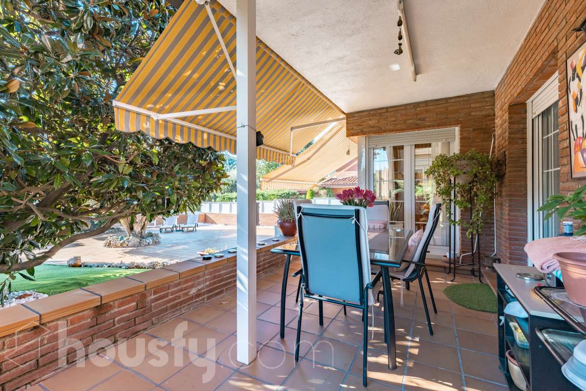 Espectacular casa independiente con piscina, amplio jardín y placas solares en Matadepera Housfy presenta esta magnífica casa unifamiliar a cuatro vientos, situada en una de las mejores zonas residenciales de Matadepera, junto al colegio Montcau-La Mola. Una propiedad ideal para quienes buscan amplitud, privacidad y calidad de vida en un entorno privilegiado, rodeado de naturaleza y con unas vistas excepcionales. Con 204 m² útiles, según la superficie verificada por la Dirección General del Catastro, esta vivienda, construida en 1987 y conservada en un estado impecable, destaca por su luminosidad, sus espacios generosos y una distribución pensada para disfrutar del confort y de la vida familiar. Además, dispone de placas solares, que contribuyen a mejorar la eficiencia energética del hogar. Un hogar amplio, luminoso y acogedor La vivienda ofrece una distribución funcional y espacios ideales tanto para el día a día como para compartir momentos especiales con la familia y los amigos: Amplio salón-comedor, con abundante luz natural y una acogedora chimenea. Cinco dormitorios, perfectos para familias que necesitan espacio y versatilidad. Dos baños completos y un aseo de cortesía, que aportan comodidad y funcionalidad al día a día. Dormitorio principal tipo suite, con baño privado. Gran cocina totalmente equipada, ideal para preparar comidas y disfrutar de reuniones familiares. Lavadero independiente, que facilita las tareas cotidianas. Un amplio jardín privado para disfrutar del aire libre Uno de los grandes atractivos de esta propiedad es su amplio jardín privado, un espacio generoso que invita a relajarse, disfrutar del buen tiempo y compartir momentos inolvidables con la familia y los amigos. Piscina privada, ideal para refrescarse y disfrutar de los meses de verano. Amplio jardín, perfecto para jugar, descansar, crear diferentes ambientes u organizar reuniones al aire libre. Terraza y balcón, ideales para disfrutar del entorno y de las vistas. Vistas despejadas a la montaña y a la ciudad, que aportan una agradable sensación de amplitud y conexión con la naturaleza. Equipamiento y comodidades La casa está preparada para ofrecer confort y funcionalidad en el día a día: Cédula de habitabilidad. Placas solares. Calefacción. Vivienda amueblada. Chimenea. Garaje con capacidad para dos vehículos. Una ubicación privilegiada en Matadepera Situada en Matadepera, en el Vallès Occidental (Barcelona), esta propiedad se encuentra en un entorno residencial tranquilo y exclusivo, rodeado de naturaleza y con una excelente calidad de vida. La proximidad al colegio Montcau-La Mola y a los principales servicios —como colegios, supermercados, farmacias y transporte público— la convierte en una opción especialmente atractiva para familias que desean disfrutar de la tranquilidad sin renunciar a las comodidades del día a día ni a la cercanía de los principales núcleos urbanos. Una casa lista para entrar a vivir y comenzar una nueva etapa Si buscas una casa independiente, luminosa y con espacios generosos, un amplio jardín, piscina privada, placas solares y todas las comodidades para disfrutar de la vida familiar, esta propiedad en Matadepera es una excelente oportunidad para disfrutar de un estilo de vida privilegiado. Espacio, privacidad, naturaleza y confort en un mismo hogar. Descubre todo lo que esta casa puede ofrecerte. Aviso legal El precio de venta no incluye gastos de la compraventa como notaría, registro, impuestos, ni tampoco honorarios agencia. Esta publicación no es vinculante. Consulta siempre la nota simple con Housfy antes de formalizar la compraventa. Sobre nosotros Housfy es la plataforma integral de servicios inmobiliarios. Nuestra combinación de expertos y tecnología pone al alcance de todo el mundo servicios cómodos, claros y seguros. AICAT número: 7922. Nos encargamos de la gestión y asesoramiento de la compra. ¡Olvídate de todo! Hacemos los trámites por ti. Y, si además necesitas financiación, ponemos a tu disposición un bróker hipotecario para ayudarte a conseguir las mejores condiciones para tu perfil económico. ¿Quieres visitarla? Contacta con Housfy y agenda tu visita sin compromiso. Más información en: housfy.com En cumplimiento de la Ley 8/2026 en Cataluña, el certificado de presencia o ausencia de amianto se encuentra en proceso de tramitación.-44