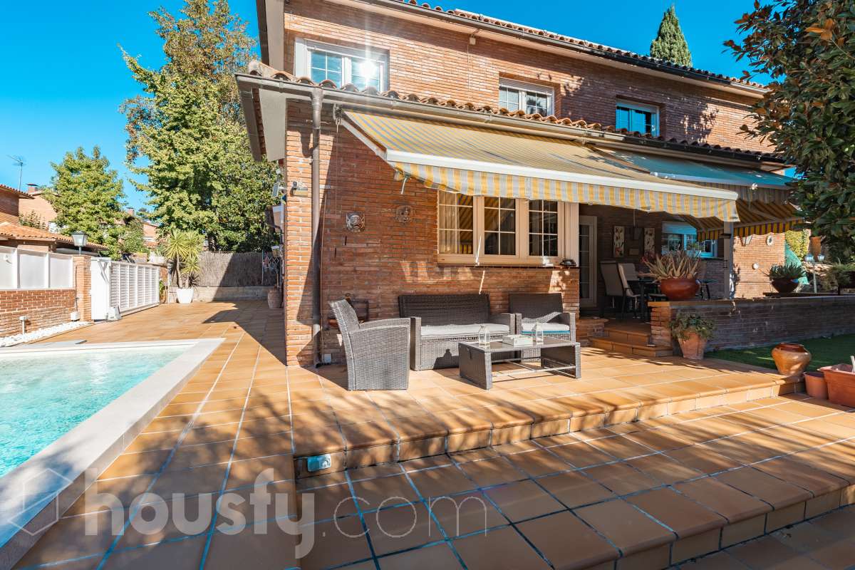 Espectacular casa independiente con piscina, amplio jardín y placas solares en Matadepera Housfy presenta esta magnífica casa unifamiliar a cuatro vientos, situada en una de las mejores zonas residenciales de Matadepera, junto al colegio Montcau-La Mola. Una propiedad ideal para quienes buscan amplitud, privacidad y calidad de vida en un entorno privilegiado, rodeado de naturaleza y con unas vistas excepcionales. Con 204 m² útiles, según la superficie verificada por la Dirección General del Catastro, esta vivienda, construida en 1987 y conservada en un estado impecable, destaca por su luminosidad, sus espacios generosos y una distribución pensada para disfrutar del confort y de la vida familiar. Además, dispone de placas solares, que contribuyen a mejorar la eficiencia energética del hogar. Un hogar amplio, luminoso y acogedor La vivienda ofrece una distribución funcional y espacios ideales tanto para el día a día como para compartir momentos especiales con la familia y los amigos: Amplio salón-comedor, con abundante luz natural y una acogedora chimenea. Cinco dormitorios, perfectos para familias que necesitan espacio y versatilidad. Dos baños completos y un aseo de cortesía, que aportan comodidad y funcionalidad al día a día. Dormitorio principal tipo suite, con baño privado. Gran cocina totalmente equipada, ideal para preparar comidas y disfrutar de reuniones familiares. Lavadero independiente, que facilita las tareas cotidianas. Un amplio jardín privado para disfrutar del aire libre Uno de los grandes atractivos de esta propiedad es su amplio jardín privado, un espacio generoso que invita a relajarse, disfrutar del buen tiempo y compartir momentos inolvidables con la familia y los amigos. Piscina privada, ideal para refrescarse y disfrutar de los meses de verano. Amplio jardín, perfecto para jugar, descansar, crear diferentes ambientes u organizar reuniones al aire libre. Terraza y balcón, ideales para disfrutar del entorno y de las vistas. Vistas despejadas a la montaña y a la ciudad, que aportan una agradable sensación de amplitud y conexión con la naturaleza. Equipamiento y comodidades La casa está preparada para ofrecer confort y funcionalidad en el día a día: Cédula de habitabilidad. Placas solares. Calefacción. Vivienda amueblada. Chimenea. Garaje con capacidad para dos vehículos. Una ubicación privilegiada en Matadepera Situada en Matadepera, en el Vallès Occidental (Barcelona), esta propiedad se encuentra en un entorno residencial tranquilo y exclusivo, rodeado de naturaleza y con una excelente calidad de vida. La proximidad al colegio Montcau-La Mola y a los principales servicios —como colegios, supermercados, farmacias y transporte público— la convierte en una opción especialmente atractiva para familias que desean disfrutar de la tranquilidad sin renunciar a las comodidades del día a día ni a la cercanía de los principales núcleos urbanos. Una casa lista para entrar a vivir y comenzar una nueva etapa Si buscas una casa independiente, luminosa y con espacios generosos, un amplio jardín, piscina privada, placas solares y todas las comodidades para disfrutar de la vida familiar, esta propiedad en Matadepera es una excelente oportunidad para disfrutar de un estilo de vida privilegiado. Espacio, privacidad, naturaleza y confort en un mismo hogar. Descubre todo lo que esta casa puede ofrecerte. Aviso legal El precio de venta no incluye gastos de la compraventa como notaría, registro, impuestos, ni tampoco honorarios agencia. Esta publicación no es vinculante. Consulta siempre la nota simple con Housfy antes de formalizar la compraventa. Sobre nosotros Housfy es la plataforma integral de servicios inmobiliarios. Nuestra combinación de expertos y tecnología pone al alcance de todo el mundo servicios cómodos, claros y seguros. AICAT número: 7922. Nos encargamos de la gestión y asesoramiento de la compra. ¡Olvídate de todo! Hacemos los trámites por ti. Y, si además necesitas financiación, ponemos a tu disposición un bróker hipotecario para ayudarte a conseguir las mejores condiciones para tu perfil económico. ¿Quieres visitarla? Contacta con Housfy y agenda tu visita sin compromiso. Más información en: housfy.com En cumplimiento de la Ley 8/2026 en Cataluña, el certificado de presencia o ausencia de amianto se encuentra en proceso de tramitación.-58