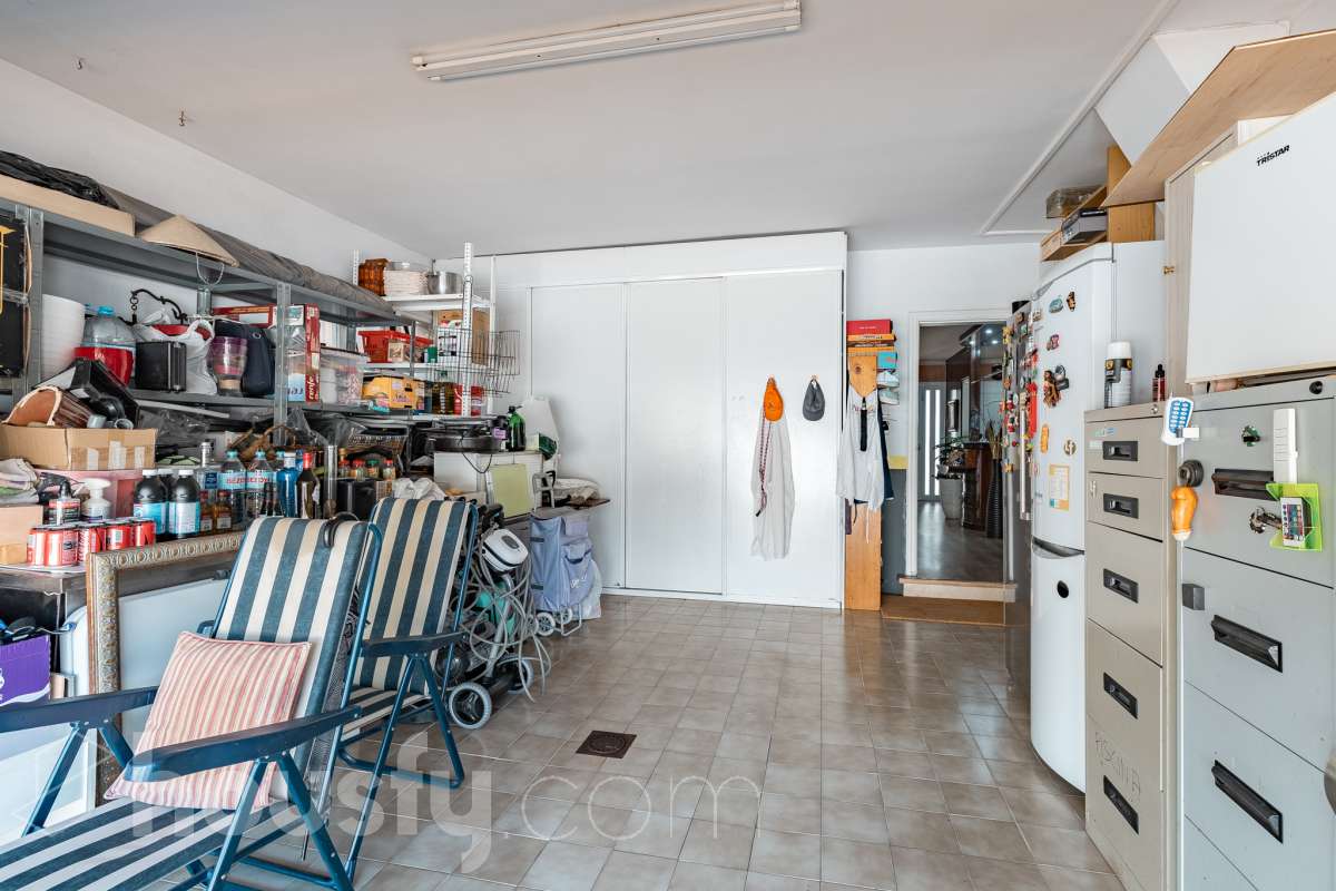 Espectacular casa independiente con piscina, amplio jardín y placas solares en Matadepera Housfy presenta esta magnífica casa unifamiliar a cuatro vientos, situada en una de las mejores zonas residenciales de Matadepera, junto al colegio Montcau-La Mola. Una propiedad ideal para quienes buscan amplitud, privacidad y calidad de vida en un entorno privilegiado, rodeado de naturaleza y con unas vistas excepcionales. Con 204 m² útiles, según la superficie verificada por la Dirección General del Catastro, esta vivienda, construida en 1987 y conservada en un estado impecable, destaca por su luminosidad, sus espacios generosos y una distribución pensada para disfrutar del confort y de la vida familiar. Además, dispone de placas solares, que contribuyen a mejorar la eficiencia energética del hogar. Un hogar amplio, luminoso y acogedor La vivienda ofrece una distribución funcional y espacios ideales tanto para el día a día como para compartir momentos especiales con la familia y los amigos: Amplio salón-comedor, con abundante luz natural y una acogedora chimenea. Cinco dormitorios, perfectos para familias que necesitan espacio y versatilidad. Dos baños completos y un aseo de cortesía, que aportan comodidad y funcionalidad al día a día. Dormitorio principal tipo suite, con baño privado. Gran cocina totalmente equipada, ideal para preparar comidas y disfrutar de reuniones familiares. Lavadero independiente, que facilita las tareas cotidianas. Un amplio jardín privado para disfrutar del aire libre Uno de los grandes atractivos de esta propiedad es su amplio jardín privado, un espacio generoso que invita a relajarse, disfrutar del buen tiempo y compartir momentos inolvidables con la familia y los amigos. Piscina privada, ideal para refrescarse y disfrutar de los meses de verano. Amplio jardín, perfecto para jugar, descansar, crear diferentes ambientes u organizar reuniones al aire libre. Terraza y balcón, ideales para disfrutar del entorno y de las vistas. Vistas despejadas a la montaña y a la ciudad, que aportan una agradable sensación de amplitud y conexión con la naturaleza. Equipamiento y comodidades La casa está preparada para ofrecer confort y funcionalidad en el día a día: Cédula de habitabilidad. Placas solares. Calefacción. Vivienda amueblada. Chimenea. Garaje con capacidad para dos vehículos. Una ubicación privilegiada en Matadepera Situada en Matadepera, en el Vallès Occidental (Barcelona), esta propiedad se encuentra en un entorno residencial tranquilo y exclusivo, rodeado de naturaleza y con una excelente calidad de vida. La proximidad al colegio Montcau-La Mola y a los principales servicios —como colegios, supermercados, farmacias y transporte público— la convierte en una opción especialmente atractiva para familias que desean disfrutar de la tranquilidad sin renunciar a las comodidades del día a día ni a la cercanía de los principales núcleos urbanos. Una casa lista para entrar a vivir y comenzar una nueva etapa Si buscas una casa independiente, luminosa y con espacios generosos, un amplio jardín, piscina privada, placas solares y todas las comodidades para disfrutar de la vida familiar, esta propiedad en Matadepera es una excelente oportunidad para disfrutar de un estilo de vida privilegiado. Espacio, privacidad, naturaleza y confort en un mismo hogar. Descubre todo lo que esta casa puede ofrecerte. Aviso legal El precio de venta no incluye gastos de la compraventa como notaría, registro, impuestos, ni tampoco honorarios agencia. Esta publicación no es vinculante. Consulta siempre la nota simple con Housfy antes de formalizar la compraventa. Sobre nosotros Housfy es la plataforma integral de servicios inmobiliarios. Nuestra combinación de expertos y tecnología pone al alcance de todo el mundo servicios cómodos, claros y seguros. AICAT número: 7922. Nos encargamos de la gestión y asesoramiento de la compra. ¡Olvídate de todo! Hacemos los trámites por ti. Y, si además necesitas financiación, ponemos a tu disposición un bróker hipotecario para ayudarte a conseguir las mejores condiciones para tu perfil económico. ¿Quieres visitarla? Contacta con Housfy y agenda tu visita sin compromiso. Más información en: housfy.com En cumplimiento de la Ley 8/2026 en Cataluña, el certificado de presencia o ausencia de amianto se encuentra en proceso de tramitación.-51