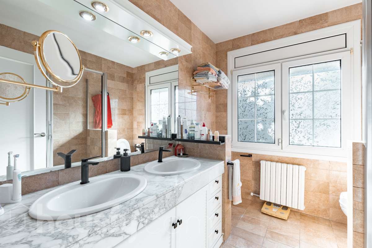 Espectacular casa independiente con piscina, amplio jardín y placas solares en Matadepera Housfy presenta esta magnífica casa unifamiliar a cuatro vientos, situada en una de las mejores zonas residenciales de Matadepera, junto al colegio Montcau-La Mola. Una propiedad ideal para quienes buscan amplitud, privacidad y calidad de vida en un entorno privilegiado, rodeado de naturaleza y con unas vistas excepcionales. Con 204 m² útiles, según la superficie verificada por la Dirección General del Catastro, esta vivienda, construida en 1987 y conservada en un estado impecable, destaca por su luminosidad, sus espacios generosos y una distribución pensada para disfrutar del confort y de la vida familiar. Además, dispone de placas solares, que contribuyen a mejorar la eficiencia energética del hogar. Un hogar amplio, luminoso y acogedor La vivienda ofrece una distribución funcional y espacios ideales tanto para el día a día como para compartir momentos especiales con la familia y los amigos: Amplio salón-comedor, con abundante luz natural y una acogedora chimenea. Cinco dormitorios, perfectos para familias que necesitan espacio y versatilidad. Dos baños completos y un aseo de cortesía, que aportan comodidad y funcionalidad al día a día. Dormitorio principal tipo suite, con baño privado. Gran cocina totalmente equipada, ideal para preparar comidas y disfrutar de reuniones familiares. Lavadero independiente, que facilita las tareas cotidianas. Un amplio jardín privado para disfrutar del aire libre Uno de los grandes atractivos de esta propiedad es su amplio jardín privado, un espacio generoso que invita a relajarse, disfrutar del buen tiempo y compartir momentos inolvidables con la familia y los amigos. Piscina privada, ideal para refrescarse y disfrutar de los meses de verano. Amplio jardín, perfecto para jugar, descansar, crear diferentes ambientes u organizar reuniones al aire libre. Terraza y balcón, ideales para disfrutar del entorno y de las vistas. Vistas despejadas a la montaña y a la ciudad, que aportan una agradable sensación de amplitud y conexión con la naturaleza. Equipamiento y comodidades La casa está preparada para ofrecer confort y funcionalidad en el día a día: Cédula de habitabilidad. Placas solares. Calefacción. Vivienda amueblada. Chimenea. Garaje con capacidad para dos vehículos. Una ubicación privilegiada en Matadepera Situada en Matadepera, en el Vallès Occidental (Barcelona), esta propiedad se encuentra en un entorno residencial tranquilo y exclusivo, rodeado de naturaleza y con una excelente calidad de vida. La proximidad al colegio Montcau-La Mola y a los principales servicios —como colegios, supermercados, farmacias y transporte público— la convierte en una opción especialmente atractiva para familias que desean disfrutar de la tranquilidad sin renunciar a las comodidades del día a día ni a la cercanía de los principales núcleos urbanos. Una casa lista para entrar a vivir y comenzar una nueva etapa Si buscas una casa independiente, luminosa y con espacios generosos, un amplio jardín, piscina privada, placas solares y todas las comodidades para disfrutar de la vida familiar, esta propiedad en Matadepera es una excelente oportunidad para disfrutar de un estilo de vida privilegiado. Espacio, privacidad, naturaleza y confort en un mismo hogar. Descubre todo lo que esta casa puede ofrecerte. Aviso legal El precio de venta no incluye gastos de la compraventa como notaría, registro, impuestos, ni tampoco honorarios agencia. Esta publicación no es vinculante. Consulta siempre la nota simple con Housfy antes de formalizar la compraventa. Sobre nosotros Housfy es la plataforma integral de servicios inmobiliarios. Nuestra combinación de expertos y tecnología pone al alcance de todo el mundo servicios cómodos, claros y seguros. AICAT número: 7922. Nos encargamos de la gestión y asesoramiento de la compra. ¡Olvídate de todo! Hacemos los trámites por ti. Y, si además necesitas financiación, ponemos a tu disposición un bróker hipotecario para ayudarte a conseguir las mejores condiciones para tu perfil económico. ¿Quieres visitarla? Contacta con Housfy y agenda tu visita sin compromiso. Más información en: housfy.com En cumplimiento de la Ley 8/2026 en Cataluña, el certificado de presencia o ausencia de amianto se encuentra en proceso de tramitación.-20