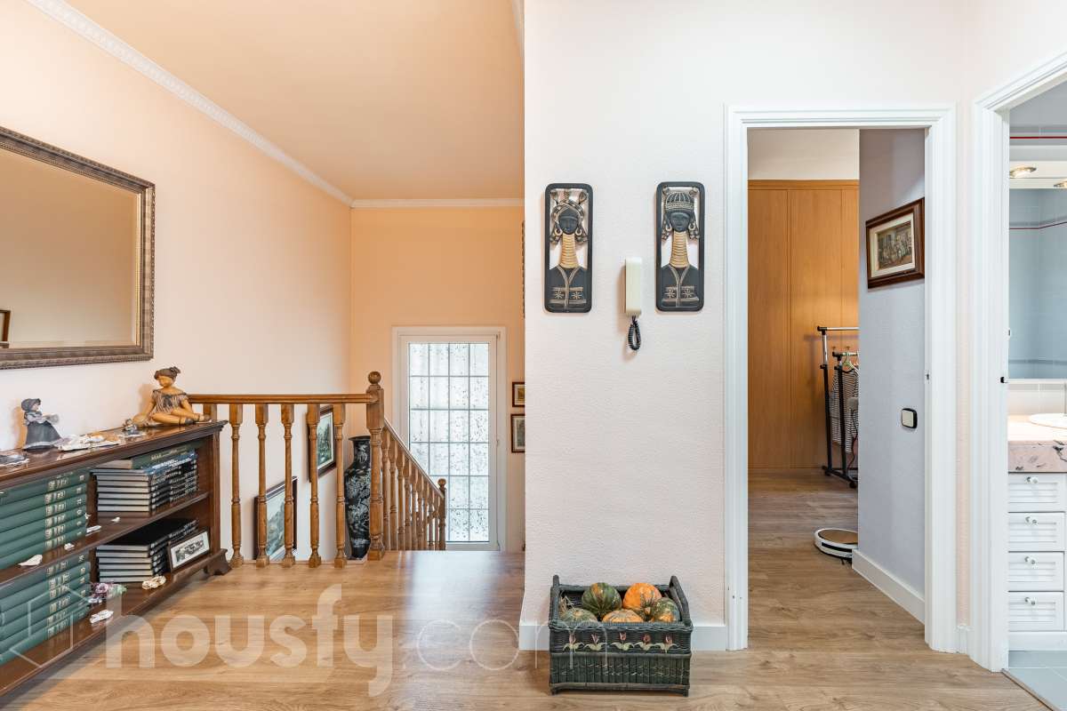Espectacular casa independiente con piscina, amplio jardín y placas solares en Matadepera Housfy presenta esta magnífica casa unifamiliar a cuatro vientos, situada en una de las mejores zonas residenciales de Matadepera, junto al colegio Montcau-La Mola. Una propiedad ideal para quienes buscan amplitud, privacidad y calidad de vida en un entorno privilegiado, rodeado de naturaleza y con unas vistas excepcionales. Con 204 m² útiles, según la superficie verificada por la Dirección General del Catastro, esta vivienda, construida en 1987 y conservada en un estado impecable, destaca por su luminosidad, sus espacios generosos y una distribución pensada para disfrutar del confort y de la vida familiar. Además, dispone de placas solares, que contribuyen a mejorar la eficiencia energética del hogar. Un hogar amplio, luminoso y acogedor La vivienda ofrece una distribución funcional y espacios ideales tanto para el día a día como para compartir momentos especiales con la familia y los amigos: Amplio salón-comedor, con abundante luz natural y una acogedora chimenea. Cinco dormitorios, perfectos para familias que necesitan espacio y versatilidad. Dos baños completos y un aseo de cortesía, que aportan comodidad y funcionalidad al día a día. Dormitorio principal tipo suite, con baño privado. Gran cocina totalmente equipada, ideal para preparar comidas y disfrutar de reuniones familiares. Lavadero independiente, que facilita las tareas cotidianas. Un amplio jardín privado para disfrutar del aire libre Uno de los grandes atractivos de esta propiedad es su amplio jardín privado, un espacio generoso que invita a relajarse, disfrutar del buen tiempo y compartir momentos inolvidables con la familia y los amigos. Piscina privada, ideal para refrescarse y disfrutar de los meses de verano. Amplio jardín, perfecto para jugar, descansar, crear diferentes ambientes u organizar reuniones al aire libre. Terraza y balcón, ideales para disfrutar del entorno y de las vistas. Vistas despejadas a la montaña y a la ciudad, que aportan una agradable sensación de amplitud y conexión con la naturaleza. Equipamiento y comodidades La casa está preparada para ofrecer confort y funcionalidad en el día a día: Cédula de habitabilidad. Placas solares. Calefacción. Vivienda amueblada. Chimenea. Garaje con capacidad para dos vehículos. Una ubicación privilegiada en Matadepera Situada en Matadepera, en el Vallès Occidental (Barcelona), esta propiedad se encuentra en un entorno residencial tranquilo y exclusivo, rodeado de naturaleza y con una excelente calidad de vida. La proximidad al colegio Montcau-La Mola y a los principales servicios —como colegios, supermercados, farmacias y transporte público— la convierte en una opción especialmente atractiva para familias que desean disfrutar de la tranquilidad sin renunciar a las comodidades del día a día ni a la cercanía de los principales núcleos urbanos. Una casa lista para entrar a vivir y comenzar una nueva etapa Si buscas una casa independiente, luminosa y con espacios generosos, un amplio jardín, piscina privada, placas solares y todas las comodidades para disfrutar de la vida familiar, esta propiedad en Matadepera es una excelente oportunidad para disfrutar de un estilo de vida privilegiado. Espacio, privacidad, naturaleza y confort en un mismo hogar. Descubre todo lo que esta casa puede ofrecerte. Aviso legal El precio de venta no incluye gastos de la compraventa como notaría, registro, impuestos, ni tampoco honorarios agencia. Esta publicación no es vinculante. Consulta siempre la nota simple con Housfy antes de formalizar la compraventa. Sobre nosotros Housfy es la plataforma integral de servicios inmobiliarios. Nuestra combinación de expertos y tecnología pone al alcance de todo el mundo servicios cómodos, claros y seguros. AICAT número: 7922. Nos encargamos de la gestión y asesoramiento de la compra. ¡Olvídate de todo! Hacemos los trámites por ti. Y, si además necesitas financiación, ponemos a tu disposición un bróker hipotecario para ayudarte a conseguir las mejores condiciones para tu perfil económico. ¿Quieres visitarla? Contacta con Housfy y agenda tu visita sin compromiso. Más información en: housfy.com En cumplimiento de la Ley 8/2026 en Cataluña, el certificado de presencia o ausencia de amianto se encuentra en proceso de tramitación.-35