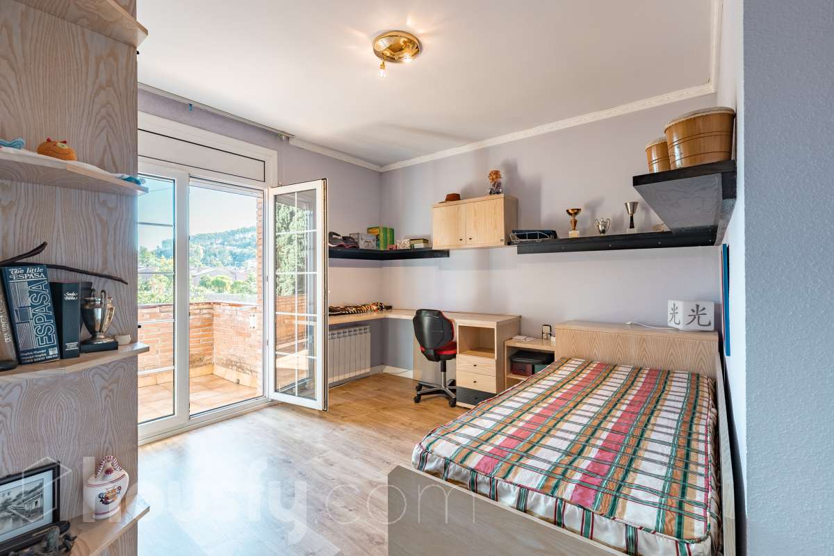 Espectacular casa independiente con piscina, amplio jardín y placas solares en Matadepera Housfy presenta esta magnífica casa unifamiliar a cuatro vientos, situada en una de las mejores zonas residenciales de Matadepera, junto al colegio Montcau-La Mola. Una propiedad ideal para quienes buscan amplitud, privacidad y calidad de vida en un entorno privilegiado, rodeado de naturaleza y con unas vistas excepcionales. Con 204 m² útiles, según la superficie verificada por la Dirección General del Catastro, esta vivienda, construida en 1987 y conservada en un estado impecable, destaca por su luminosidad, sus espacios generosos y una distribución pensada para disfrutar del confort y de la vida familiar. Además, dispone de placas solares, que contribuyen a mejorar la eficiencia energética del hogar. Un hogar amplio, luminoso y acogedor La vivienda ofrece una distribución funcional y espacios ideales tanto para el día a día como para compartir momentos especiales con la familia y los amigos: Amplio salón-comedor, con abundante luz natural y una acogedora chimenea. Cinco dormitorios, perfectos para familias que necesitan espacio y versatilidad. Dos baños completos y un aseo de cortesía, que aportan comodidad y funcionalidad al día a día. Dormitorio principal tipo suite, con baño privado. Gran cocina totalmente equipada, ideal para preparar comidas y disfrutar de reuniones familiares. Lavadero independiente, que facilita las tareas cotidianas. Un amplio jardín privado para disfrutar del aire libre Uno de los grandes atractivos de esta propiedad es su amplio jardín privado, un espacio generoso que invita a relajarse, disfrutar del buen tiempo y compartir momentos inolvidables con la familia y los amigos. Piscina privada, ideal para refrescarse y disfrutar de los meses de verano. Amplio jardín, perfecto para jugar, descansar, crear diferentes ambientes u organizar reuniones al aire libre. Terraza y balcón, ideales para disfrutar del entorno y de las vistas. Vistas despejadas a la montaña y a la ciudad, que aportan una agradable sensación de amplitud y conexión con la naturaleza. Equipamiento y comodidades La casa está preparada para ofrecer confort y funcionalidad en el día a día: Cédula de habitabilidad. Placas solares. Calefacción. Vivienda amueblada. Chimenea. Garaje con capacidad para dos vehículos. Una ubicación privilegiada en Matadepera Situada en Matadepera, en el Vallès Occidental (Barcelona), esta propiedad se encuentra en un entorno residencial tranquilo y exclusivo, rodeado de naturaleza y con una excelente calidad de vida. La proximidad al colegio Montcau-La Mola y a los principales servicios —como colegios, supermercados, farmacias y transporte público— la convierte en una opción especialmente atractiva para familias que desean disfrutar de la tranquilidad sin renunciar a las comodidades del día a día ni a la cercanía de los principales núcleos urbanos. Una casa lista para entrar a vivir y comenzar una nueva etapa Si buscas una casa independiente, luminosa y con espacios generosos, un amplio jardín, piscina privada, placas solares y todas las comodidades para disfrutar de la vida familiar, esta propiedad en Matadepera es una excelente oportunidad para disfrutar de un estilo de vida privilegiado. Espacio, privacidad, naturaleza y confort en un mismo hogar. Descubre todo lo que esta casa puede ofrecerte. Aviso legal El precio de venta no incluye gastos de la compraventa como notaría, registro, impuestos, ni tampoco honorarios agencia. Esta publicación no es vinculante. Consulta siempre la nota simple con Housfy antes de formalizar la compraventa. Sobre nosotros Housfy es la plataforma integral de servicios inmobiliarios. Nuestra combinación de expertos y tecnología pone al alcance de todo el mundo servicios cómodos, claros y seguros. AICAT número: 7922. Nos encargamos de la gestión y asesoramiento de la compra. ¡Olvídate de todo! Hacemos los trámites por ti. Y, si además necesitas financiación, ponemos a tu disposición un bróker hipotecario para ayudarte a conseguir las mejores condiciones para tu perfil económico. ¿Quieres visitarla? Contacta con Housfy y agenda tu visita sin compromiso. Más información en: housfy.com En cumplimiento de la Ley 8/2026 en Cataluña, el certificado de presencia o ausencia de amianto se encuentra en proceso de tramitación.-24