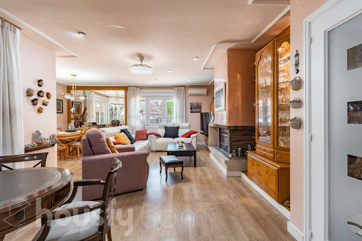 Espectacular casa independiente con piscina, amplio jardín y placas solares en Matadepera Housfy presenta esta magnífica casa unifamiliar a cuatro vientos, situada en una de las mejores zonas residenciales de Matadepera, junto al colegio Montcau-La Mola. Una propiedad ideal para quienes buscan amplitud, privacidad y calidad de vida en un entorno privilegiado, rodeado de naturaleza y con unas vistas excepcionales. Con 204 m² útiles, según la superficie verificada por la Dirección General del Catastro, esta vivienda, construida en 1987 y conservada en un estado impecable, destaca por su luminosidad, sus espacios generosos y una distribución pensada para disfrutar del confort y de la vida familiar. Además, dispone de placas solares, que contribuyen a mejorar la eficiencia energética del hogar. Un hogar amplio, luminoso y acogedor La vivienda ofrece una distribución funcional y espacios ideales tanto para el día a día como para compartir momentos especiales con la familia y los amigos: Amplio salón-comedor, con abundante luz natural y una acogedora chimenea. Cinco dormitorios, perfectos para familias que necesitan espacio y versatilidad. Dos baños completos y un aseo de cortesía, que aportan comodidad y funcionalidad al día a día. Dormitorio principal tipo suite, con baño privado. Gran cocina totalmente equipada, ideal para preparar comidas y disfrutar de reuniones familiares. Lavadero independiente, que facilita las tareas cotidianas. Un amplio jardín privado para disfrutar del aire libre Uno de los grandes atractivos de esta propiedad es su amplio jardín privado, un espacio generoso que invita a relajarse, disfrutar del buen tiempo y compartir momentos inolvidables con la familia y los amigos. Piscina privada, ideal para refrescarse y disfrutar de los meses de verano. Amplio jardín, perfecto para jugar, descansar, crear diferentes ambientes u organizar reuniones al aire libre. Terraza y balcón, ideales para disfrutar del entorno y de las vistas. Vistas despejadas a la montaña y a la ciudad, que aportan una agradable sensación de amplitud y conexión con la naturaleza. Equipamiento y comodidades La casa está preparada para ofrecer confort y funcionalidad en el día a día: Cédula de habitabilidad. Placas solares. Calefacción. Vivienda amueblada. Chimenea. Garaje con capacidad para dos vehículos. Una ubicación privilegiada en Matadepera Situada en Matadepera, en el Vallès Occidental (Barcelona), esta propiedad se encuentra en un entorno residencial tranquilo y exclusivo, rodeado de naturaleza y con una excelente calidad de vida. La proximidad al colegio Montcau-La Mola y a los principales servicios —como colegios, supermercados, farmacias y transporte público— la convierte en una opción especialmente atractiva para familias que desean disfrutar de la tranquilidad sin renunciar a las comodidades del día a día ni a la cercanía de los principales núcleos urbanos. Una casa lista para entrar a vivir y comenzar una nueva etapa Si buscas una casa independiente, luminosa y con espacios generosos, un amplio jardín, piscina privada, placas solares y todas las comodidades para disfrutar de la vida familiar, esta propiedad en Matadepera es una excelente oportunidad para disfrutar de un estilo de vida privilegiado. Espacio, privacidad, naturaleza y confort en un mismo hogar. Descubre todo lo que esta casa puede ofrecerte. Aviso legal El precio de venta no incluye gastos de la compraventa como notaría, registro, impuestos, ni tampoco honorarios agencia. Esta publicación no es vinculante. Consulta siempre la nota simple con Housfy antes de formalizar la compraventa. Sobre nosotros Housfy es la plataforma integral de servicios inmobiliarios. Nuestra combinación de expertos y tecnología pone al alcance de todo el mundo servicios cómodos, claros y seguros. AICAT número: 7922. Nos encargamos de la gestión y asesoramiento de la compra. ¡Olvídate de todo! Hacemos los trámites por ti. Y, si además necesitas financiación, ponemos a tu disposición un bróker hipotecario para ayudarte a conseguir las mejores condiciones para tu perfil económico. ¿Quieres visitarla? Contacta con Housfy y agenda tu visita sin compromiso. Más información en: housfy.com En cumplimiento de la Ley 8/2026 en Cataluña, el certificado de presencia o ausencia de amianto se encuentra en proceso de tramitación.-3