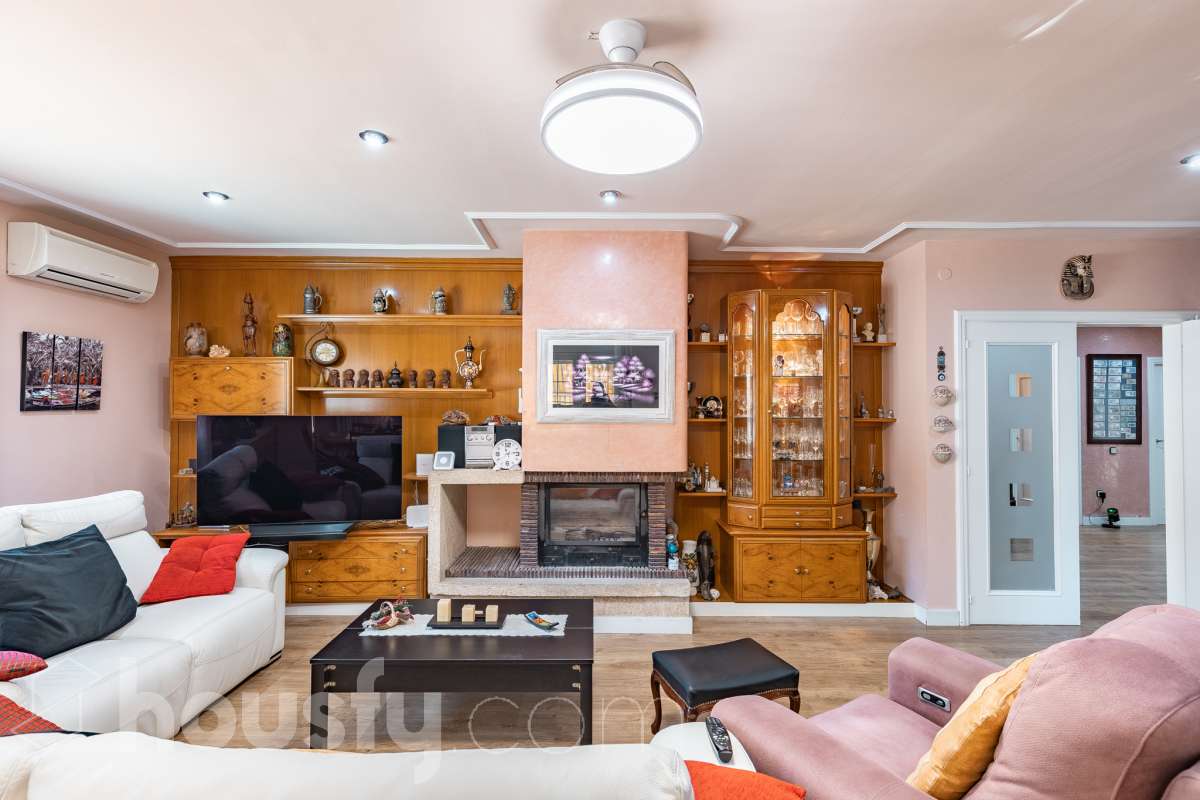 Espectacular casa independiente con piscina, amplio jardín y placas solares en Matadepera Housfy presenta esta magnífica casa unifamiliar a cuatro vientos, situada en una de las mejores zonas residenciales de Matadepera, junto al colegio Montcau-La Mola. Una propiedad ideal para quienes buscan amplitud, privacidad y calidad de vida en un entorno privilegiado, rodeado de naturaleza y con unas vistas excepcionales. Con 204 m² útiles, según la superficie verificada por la Dirección General del Catastro, esta vivienda, construida en 1987 y conservada en un estado impecable, destaca por su luminosidad, sus espacios generosos y una distribución pensada para disfrutar del confort y de la vida familiar. Además, dispone de placas solares, que contribuyen a mejorar la eficiencia energética del hogar. Un hogar amplio, luminoso y acogedor La vivienda ofrece una distribución funcional y espacios ideales tanto para el día a día como para compartir momentos especiales con la familia y los amigos: Amplio salón-comedor, con abundante luz natural y una acogedora chimenea. Cinco dormitorios, perfectos para familias que necesitan espacio y versatilidad. Dos baños completos y un aseo de cortesía, que aportan comodidad y funcionalidad al día a día. Dormitorio principal tipo suite, con baño privado. Gran cocina totalmente equipada, ideal para preparar comidas y disfrutar de reuniones familiares. Lavadero independiente, que facilita las tareas cotidianas. Un amplio jardín privado para disfrutar del aire libre Uno de los grandes atractivos de esta propiedad es su amplio jardín privado, un espacio generoso que invita a relajarse, disfrutar del buen tiempo y compartir momentos inolvidables con la familia y los amigos. Piscina privada, ideal para refrescarse y disfrutar de los meses de verano. Amplio jardín, perfecto para jugar, descansar, crear diferentes ambientes u organizar reuniones al aire libre. Terraza y balcón, ideales para disfrutar del entorno y de las vistas. Vistas despejadas a la montaña y a la ciudad, que aportan una agradable sensación de amplitud y conexión con la naturaleza. Equipamiento y comodidades La casa está preparada para ofrecer confort y funcionalidad en el día a día: Cédula de habitabilidad. Placas solares. Calefacción. Vivienda amueblada. Chimenea. Garaje con capacidad para dos vehículos. Una ubicación privilegiada en Matadepera Situada en Matadepera, en el Vallès Occidental (Barcelona), esta propiedad se encuentra en un entorno residencial tranquilo y exclusivo, rodeado de naturaleza y con una excelente calidad de vida. La proximidad al colegio Montcau-La Mola y a los principales servicios —como colegios, supermercados, farmacias y transporte público— la convierte en una opción especialmente atractiva para familias que desean disfrutar de la tranquilidad sin renunciar a las comodidades del día a día ni a la cercanía de los principales núcleos urbanos. Una casa lista para entrar a vivir y comenzar una nueva etapa Si buscas una casa independiente, luminosa y con espacios generosos, un amplio jardín, piscina privada, placas solares y todas las comodidades para disfrutar de la vida familiar, esta propiedad en Matadepera es una excelente oportunidad para disfrutar de un estilo de vida privilegiado. Espacio, privacidad, naturaleza y confort en un mismo hogar. Descubre todo lo que esta casa puede ofrecerte. Aviso legal El precio de venta no incluye gastos de la compraventa como notaría, registro, impuestos, ni tampoco honorarios agencia. Esta publicación no es vinculante. Consulta siempre la nota simple con Housfy antes de formalizar la compraventa. Sobre nosotros Housfy es la plataforma integral de servicios inmobiliarios. Nuestra combinación de expertos y tecnología pone al alcance de todo el mundo servicios cómodos, claros y seguros. AICAT número: 7922. Nos encargamos de la gestión y asesoramiento de la compra. ¡Olvídate de todo! Hacemos los trámites por ti. Y, si además necesitas financiación, ponemos a tu disposición un bróker hipotecario para ayudarte a conseguir las mejores condiciones para tu perfil económico. ¿Quieres visitarla? Contacta con Housfy y agenda tu visita sin compromiso. Más información en: housfy.com En cumplimiento de la Ley 8/2026 en Cataluña, el certificado de presencia o ausencia de amianto se encuentra en proceso de tramitación.-4