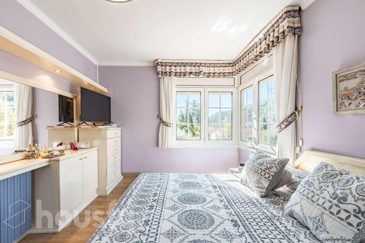 Espectacular casa independiente con piscina, amplio jardín y placas solares en Matadepera Housfy presenta esta magnífica casa unifamiliar a cuatro vientos, situada en una de las mejores zonas residenciales de Matadepera, junto al colegio Montcau-La Mola. Una propiedad ideal para quienes buscan amplitud, privacidad y calidad de vida en un entorno privilegiado, rodeado de naturaleza y con unas vistas excepcionales. Con 204 m² útiles, según la superficie verificada por la Dirección General del Catastro, esta vivienda, construida en 1987 y conservada en un estado impecable, destaca por su luminosidad, sus espacios generosos y una distribución pensada para disfrutar del confort y de la vida familiar. Además, dispone de placas solares, que contribuyen a mejorar la eficiencia energética del hogar. Un hogar amplio, luminoso y acogedor La vivienda ofrece una distribución funcional y espacios ideales tanto para el día a día como para compartir momentos especiales con la familia y los amigos: Amplio salón-comedor, con abundante luz natural y una acogedora chimenea. Cinco dormitorios, perfectos para familias que necesitan espacio y versatilidad. Dos baños completos y un aseo de cortesía, que aportan comodidad y funcionalidad al día a día. Dormitorio principal tipo suite, con baño privado. Gran cocina totalmente equipada, ideal para preparar comidas y disfrutar de reuniones familiares. Lavadero independiente, que facilita las tareas cotidianas. Un amplio jardín privado para disfrutar del aire libre Uno de los grandes atractivos de esta propiedad es su amplio jardín privado, un espacio generoso que invita a relajarse, disfrutar del buen tiempo y compartir momentos inolvidables con la familia y los amigos. Piscina privada, ideal para refrescarse y disfrutar de los meses de verano. Amplio jardín, perfecto para jugar, descansar, crear diferentes ambientes u organizar reuniones al aire libre. Terraza y balcón, ideales para disfrutar del entorno y de las vistas. Vistas despejadas a la montaña y a la ciudad, que aportan una agradable sensación de amplitud y conexión con la naturaleza. Equipamiento y comodidades La casa está preparada para ofrecer confort y funcionalidad en el día a día: Cédula de habitabilidad. Placas solares. Calefacción. Vivienda amueblada. Chimenea. Garaje con capacidad para dos vehículos. Una ubicación privilegiada en Matadepera Situada en Matadepera, en el Vallès Occidental (Barcelona), esta propiedad se encuentra en un entorno residencial tranquilo y exclusivo, rodeado de naturaleza y con una excelente calidad de vida. La proximidad al colegio Montcau-La Mola y a los principales servicios —como colegios, supermercados, farmacias y transporte público— la convierte en una opción especialmente atractiva para familias que desean disfrutar de la tranquilidad sin renunciar a las comodidades del día a día ni a la cercanía de los principales núcleos urbanos. Una casa lista para entrar a vivir y comenzar una nueva etapa Si buscas una casa independiente, luminosa y con espacios generosos, un amplio jardín, piscina privada, placas solares y todas las comodidades para disfrutar de la vida familiar, esta propiedad en Matadepera es una excelente oportunidad para disfrutar de un estilo de vida privilegiado. Espacio, privacidad, naturaleza y confort en un mismo hogar. Descubre todo lo que esta casa puede ofrecerte. Aviso legal El precio de venta no incluye gastos de la compraventa como notaría, registro, impuestos, ni tampoco honorarios agencia. Esta publicación no es vinculante. Consulta siempre la nota simple con Housfy antes de formalizar la compraventa. Sobre nosotros Housfy es la plataforma integral de servicios inmobiliarios. Nuestra combinación de expertos y tecnología pone al alcance de todo el mundo servicios cómodos, claros y seguros. AICAT número: 7922. Nos encargamos de la gestión y asesoramiento de la compra. ¡Olvídate de todo! Hacemos los trámites por ti. Y, si además necesitas financiación, ponemos a tu disposición un bróker hipotecario para ayudarte a conseguir las mejores condiciones para tu perfil económico. ¿Quieres visitarla? Contacta con Housfy y agenda tu visita sin compromiso. Más información en: housfy.com En cumplimiento de la Ley 8/2026 en Cataluña, el certificado de presencia o ausencia de amianto se encuentra en proceso de tramitación.-18