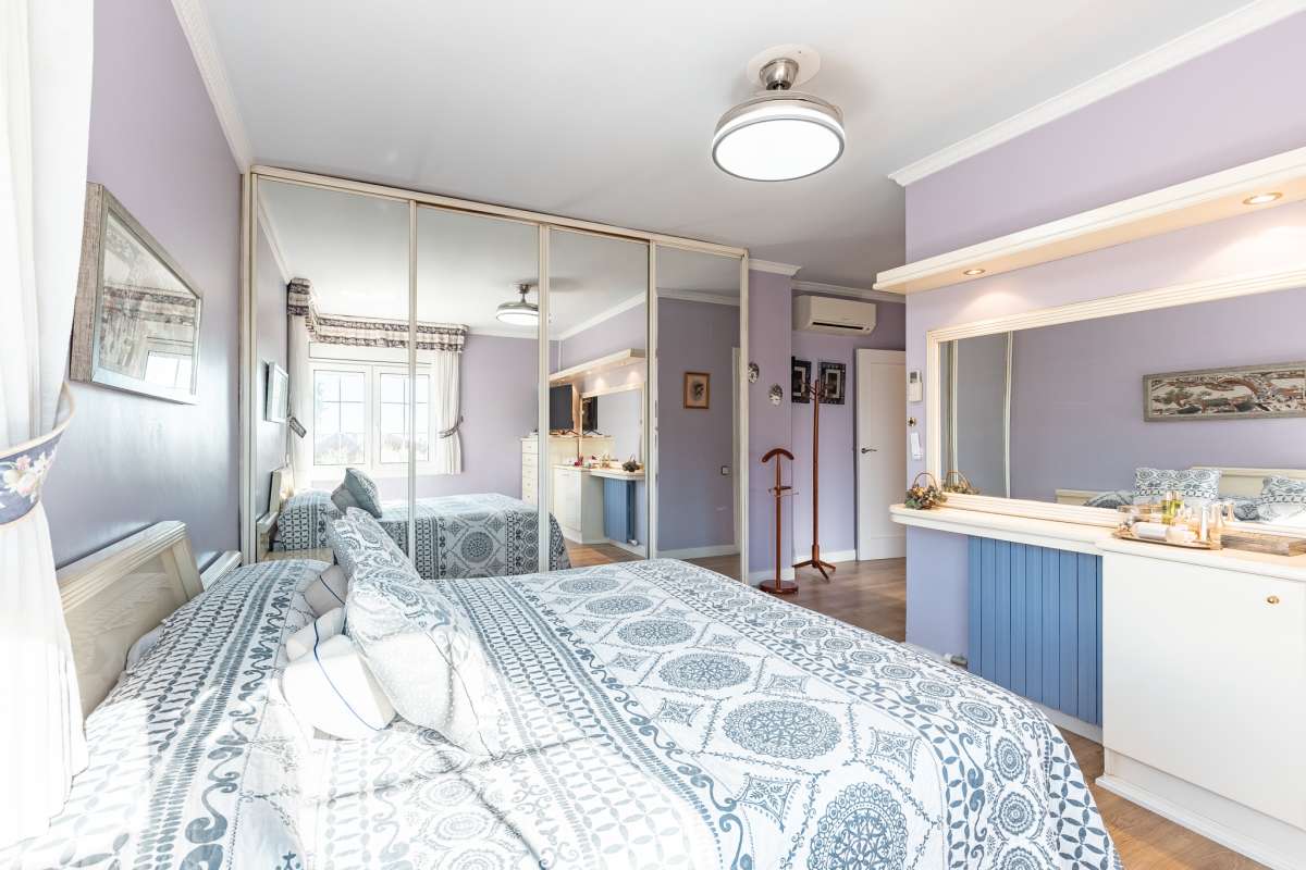 Espectacular casa independiente con piscina, amplio jardín y placas solares en Matadepera Housfy presenta esta magnífica casa unifamiliar a cuatro vientos, situada en una de las mejores zonas residenciales de Matadepera, junto al colegio Montcau-La Mola. Una propiedad ideal para quienes buscan amplitud, privacidad y calidad de vida en un entorno privilegiado, rodeado de naturaleza y con unas vistas excepcionales. Con 204 m² útiles, según la superficie verificada por la Dirección General del Catastro, esta vivienda, construida en 1987 y conservada en un estado impecable, destaca por su luminosidad, sus espacios generosos y una distribución pensada para disfrutar del confort y de la vida familiar. Además, dispone de placas solares, que contribuyen a mejorar la eficiencia energética del hogar. Un hogar amplio, luminoso y acogedor La vivienda ofrece una distribución funcional y espacios ideales tanto para el día a día como para compartir momentos especiales con la familia y los amigos: Amplio salón-comedor, con abundante luz natural y una acogedora chimenea. Cinco dormitorios, perfectos para familias que necesitan espacio y versatilidad. Dos baños completos y un aseo de cortesía, que aportan comodidad y funcionalidad al día a día. Dormitorio principal tipo suite, con baño privado. Gran cocina totalmente equipada, ideal para preparar comidas y disfrutar de reuniones familiares. Lavadero independiente, que facilita las tareas cotidianas. Un amplio jardín privado para disfrutar del aire libre Uno de los grandes atractivos de esta propiedad es su amplio jardín privado, un espacio generoso que invita a relajarse, disfrutar del buen tiempo y compartir momentos inolvidables con la familia y los amigos. Piscina privada, ideal para refrescarse y disfrutar de los meses de verano. Amplio jardín, perfecto para jugar, descansar, crear diferentes ambientes u organizar reuniones al aire libre. Terraza y balcón, ideales para disfrutar del entorno y de las vistas. Vistas despejadas a la montaña y a la ciudad, que aportan una agradable sensación de amplitud y conexión con la naturaleza. Equipamiento y comodidades La casa está preparada para ofrecer confort y funcionalidad en el día a día: Cédula de habitabilidad. Placas solares. Calefacción. Vivienda amueblada. Chimenea. Garaje con capacidad para dos vehículos. Una ubicación privilegiada en Matadepera Situada en Matadepera, en el Vallès Occidental (Barcelona), esta propiedad se encuentra en un entorno residencial tranquilo y exclusivo, rodeado de naturaleza y con una excelente calidad de vida. La proximidad al colegio Montcau-La Mola y a los principales servicios —como colegios, supermercados, farmacias y transporte público— la convierte en una opción especialmente atractiva para familias que desean disfrutar de la tranquilidad sin renunciar a las comodidades del día a día ni a la cercanía de los principales núcleos urbanos. Una casa lista para entrar a vivir y comenzar una nueva etapa Si buscas una casa independiente, luminosa y con espacios generosos, un amplio jardín, piscina privada, placas solares y todas las comodidades para disfrutar de la vida familiar, esta propiedad en Matadepera es una excelente oportunidad para disfrutar de un estilo de vida privilegiado. Espacio, privacidad, naturaleza y confort en un mismo hogar. Descubre todo lo que esta casa puede ofrecerte. Aviso legal El precio de venta no incluye gastos de la compraventa como notaría, registro, impuestos, ni tampoco honorarios agencia. Esta publicación no es vinculante. Consulta siempre la nota simple con Housfy antes de formalizar la compraventa. Sobre nosotros Housfy es la plataforma integral de servicios inmobiliarios. Nuestra combinación de expertos y tecnología pone al alcance de todo el mundo servicios cómodos, claros y seguros. AICAT número: 7922. Nos encargamos de la gestión y asesoramiento de la compra. ¡Olvídate de todo! Hacemos los trámites por ti. Y, si además necesitas financiación, ponemos a tu disposición un bróker hipotecario para ayudarte a conseguir las mejores condiciones para tu perfil económico. ¿Quieres visitarla? Contacta con Housfy y agenda tu visita sin compromiso. Más información en: housfy.com En cumplimiento de la Ley 8/2026 en Cataluña, el certificado de presencia o ausencia de amianto se encuentra en proceso de tramitación.-16