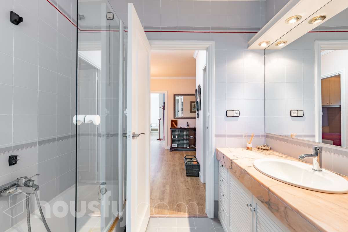 Espectacular casa independiente con piscina, amplio jardín y placas solares en Matadepera Housfy presenta esta magnífica casa unifamiliar a cuatro vientos, situada en una de las mejores zonas residenciales de Matadepera, junto al colegio Montcau-La Mola. Una propiedad ideal para quienes buscan amplitud, privacidad y calidad de vida en un entorno privilegiado, rodeado de naturaleza y con unas vistas excepcionales. Con 204 m² útiles, según la superficie verificada por la Dirección General del Catastro, esta vivienda, construida en 1987 y conservada en un estado impecable, destaca por su luminosidad, sus espacios generosos y una distribución pensada para disfrutar del confort y de la vida familiar. Además, dispone de placas solares, que contribuyen a mejorar la eficiencia energética del hogar. Un hogar amplio, luminoso y acogedor La vivienda ofrece una distribución funcional y espacios ideales tanto para el día a día como para compartir momentos especiales con la familia y los amigos: Amplio salón-comedor, con abundante luz natural y una acogedora chimenea. Cinco dormitorios, perfectos para familias que necesitan espacio y versatilidad. Dos baños completos y un aseo de cortesía, que aportan comodidad y funcionalidad al día a día. Dormitorio principal tipo suite, con baño privado. Gran cocina totalmente equipada, ideal para preparar comidas y disfrutar de reuniones familiares. Lavadero independiente, que facilita las tareas cotidianas. Un amplio jardín privado para disfrutar del aire libre Uno de los grandes atractivos de esta propiedad es su amplio jardín privado, un espacio generoso que invita a relajarse, disfrutar del buen tiempo y compartir momentos inolvidables con la familia y los amigos. Piscina privada, ideal para refrescarse y disfrutar de los meses de verano. Amplio jardín, perfecto para jugar, descansar, crear diferentes ambientes u organizar reuniones al aire libre. Terraza y balcón, ideales para disfrutar del entorno y de las vistas. Vistas despejadas a la montaña y a la ciudad, que aportan una agradable sensación de amplitud y conexión con la naturaleza. Equipamiento y comodidades La casa está preparada para ofrecer confort y funcionalidad en el día a día: Cédula de habitabilidad. Placas solares. Calefacción. Vivienda amueblada. Chimenea. Garaje con capacidad para dos vehículos. Una ubicación privilegiada en Matadepera Situada en Matadepera, en el Vallès Occidental (Barcelona), esta propiedad se encuentra en un entorno residencial tranquilo y exclusivo, rodeado de naturaleza y con una excelente calidad de vida. La proximidad al colegio Montcau-La Mola y a los principales servicios —como colegios, supermercados, farmacias y transporte público— la convierte en una opción especialmente atractiva para familias que desean disfrutar de la tranquilidad sin renunciar a las comodidades del día a día ni a la cercanía de los principales núcleos urbanos. Una casa lista para entrar a vivir y comenzar una nueva etapa Si buscas una casa independiente, luminosa y con espacios generosos, un amplio jardín, piscina privada, placas solares y todas las comodidades para disfrutar de la vida familiar, esta propiedad en Matadepera es una excelente oportunidad para disfrutar de un estilo de vida privilegiado. Espacio, privacidad, naturaleza y confort en un mismo hogar. Descubre todo lo que esta casa puede ofrecerte. Aviso legal El precio de venta no incluye gastos de la compraventa como notaría, registro, impuestos, ni tampoco honorarios agencia. Esta publicación no es vinculante. Consulta siempre la nota simple con Housfy antes de formalizar la compraventa. Sobre nosotros Housfy es la plataforma integral de servicios inmobiliarios. Nuestra combinación de expertos y tecnología pone al alcance de todo el mundo servicios cómodos, claros y seguros. AICAT número: 7922. Nos encargamos de la gestión y asesoramiento de la compra. ¡Olvídate de todo! Hacemos los trámites por ti. Y, si además necesitas financiación, ponemos a tu disposición un bróker hipotecario para ayudarte a conseguir las mejores condiciones para tu perfil económico. ¿Quieres visitarla? Contacta con Housfy y agenda tu visita sin compromiso. Más información en: housfy.com En cumplimiento de la Ley 8/2026 en Cataluña, el certificado de presencia o ausencia de amianto se encuentra en proceso de tramitación.-31