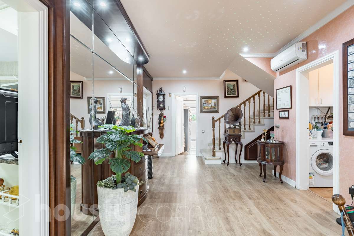 Espectacular casa independiente con piscina, amplio jardín y placas solares en Matadepera Housfy presenta esta magnífica casa unifamiliar a cuatro vientos, situada en una de las mejores zonas residenciales de Matadepera, junto al colegio Montcau-La Mola. Una propiedad ideal para quienes buscan amplitud, privacidad y calidad de vida en un entorno privilegiado, rodeado de naturaleza y con unas vistas excepcionales. Con 204 m² útiles, según la superficie verificada por la Dirección General del Catastro, esta vivienda, construida en 1987 y conservada en un estado impecable, destaca por su luminosidad, sus espacios generosos y una distribución pensada para disfrutar del confort y de la vida familiar. Además, dispone de placas solares, que contribuyen a mejorar la eficiencia energética del hogar. Un hogar amplio, luminoso y acogedor La vivienda ofrece una distribución funcional y espacios ideales tanto para el día a día como para compartir momentos especiales con la familia y los amigos: Amplio salón-comedor, con abundante luz natural y una acogedora chimenea. Cinco dormitorios, perfectos para familias que necesitan espacio y versatilidad. Dos baños completos y un aseo de cortesía, que aportan comodidad y funcionalidad al día a día. Dormitorio principal tipo suite, con baño privado. Gran cocina totalmente equipada, ideal para preparar comidas y disfrutar de reuniones familiares. Lavadero independiente, que facilita las tareas cotidianas. Un amplio jardín privado para disfrutar del aire libre Uno de los grandes atractivos de esta propiedad es su amplio jardín privado, un espacio generoso que invita a relajarse, disfrutar del buen tiempo y compartir momentos inolvidables con la familia y los amigos. Piscina privada, ideal para refrescarse y disfrutar de los meses de verano. Amplio jardín, perfecto para jugar, descansar, crear diferentes ambientes u organizar reuniones al aire libre. Terraza y balcón, ideales para disfrutar del entorno y de las vistas. Vistas despejadas a la montaña y a la ciudad, que aportan una agradable sensación de amplitud y conexión con la naturaleza. Equipamiento y comodidades La casa está preparada para ofrecer confort y funcionalidad en el día a día: Cédula de habitabilidad. Placas solares. Calefacción. Vivienda amueblada. Chimenea. Garaje con capacidad para dos vehículos. Una ubicación privilegiada en Matadepera Situada en Matadepera, en el Vallès Occidental (Barcelona), esta propiedad se encuentra en un entorno residencial tranquilo y exclusivo, rodeado de naturaleza y con una excelente calidad de vida. La proximidad al colegio Montcau-La Mola y a los principales servicios —como colegios, supermercados, farmacias y transporte público— la convierte en una opción especialmente atractiva para familias que desean disfrutar de la tranquilidad sin renunciar a las comodidades del día a día ni a la cercanía de los principales núcleos urbanos. Una casa lista para entrar a vivir y comenzar una nueva etapa Si buscas una casa independiente, luminosa y con espacios generosos, un amplio jardín, piscina privada, placas solares y todas las comodidades para disfrutar de la vida familiar, esta propiedad en Matadepera es una excelente oportunidad para disfrutar de un estilo de vida privilegiado. Espacio, privacidad, naturaleza y confort en un mismo hogar. Descubre todo lo que esta casa puede ofrecerte. Aviso legal El precio de venta no incluye gastos de la compraventa como notaría, registro, impuestos, ni tampoco honorarios agencia. Esta publicación no es vinculante. Consulta siempre la nota simple con Housfy antes de formalizar la compraventa. Sobre nosotros Housfy es la plataforma integral de servicios inmobiliarios. Nuestra combinación de expertos y tecnología pone al alcance de todo el mundo servicios cómodos, claros y seguros. AICAT número: 7922. Nos encargamos de la gestión y asesoramiento de la compra. ¡Olvídate de todo! Hacemos los trámites por ti. Y, si además necesitas financiación, ponemos a tu disposición un bróker hipotecario para ayudarte a conseguir las mejores condiciones para tu perfil económico. ¿Quieres visitarla? Contacta con Housfy y agenda tu visita sin compromiso. Más información en: housfy.com En cumplimiento de la Ley 8/2026 en Cataluña, el certificado de presencia o ausencia de amianto se encuentra en proceso de tramitación.-13
