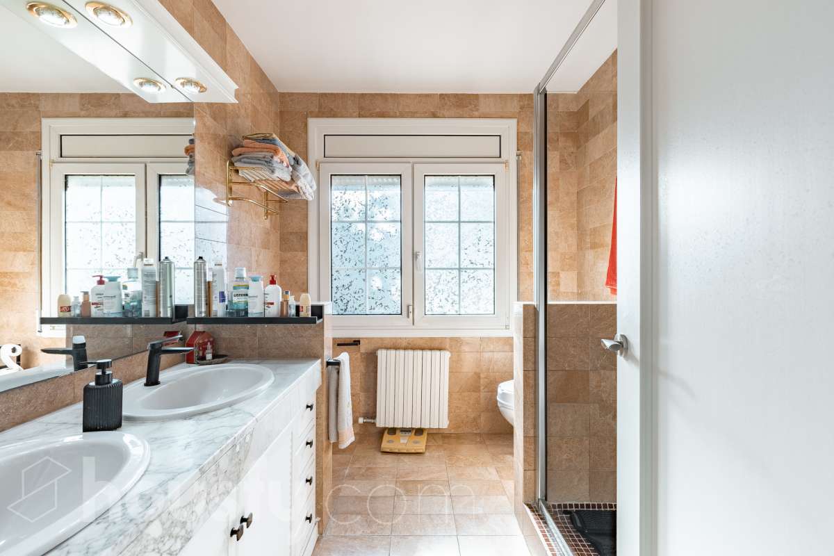 Espectacular casa independiente con piscina, amplio jardín y placas solares en Matadepera Housfy presenta esta magnífica casa unifamiliar a cuatro vientos, situada en una de las mejores zonas residenciales de Matadepera, junto al colegio Montcau-La Mola. Una propiedad ideal para quienes buscan amplitud, privacidad y calidad de vida en un entorno privilegiado, rodeado de naturaleza y con unas vistas excepcionales. Con 204 m² útiles, según la superficie verificada por la Dirección General del Catastro, esta vivienda, construida en 1987 y conservada en un estado impecable, destaca por su luminosidad, sus espacios generosos y una distribución pensada para disfrutar del confort y de la vida familiar. Además, dispone de placas solares, que contribuyen a mejorar la eficiencia energética del hogar. Un hogar amplio, luminoso y acogedor La vivienda ofrece una distribución funcional y espacios ideales tanto para el día a día como para compartir momentos especiales con la familia y los amigos: Amplio salón-comedor, con abundante luz natural y una acogedora chimenea. Cinco dormitorios, perfectos para familias que necesitan espacio y versatilidad. Dos baños completos y un aseo de cortesía, que aportan comodidad y funcionalidad al día a día. Dormitorio principal tipo suite, con baño privado. Gran cocina totalmente equipada, ideal para preparar comidas y disfrutar de reuniones familiares. Lavadero independiente, que facilita las tareas cotidianas. Un amplio jardín privado para disfrutar del aire libre Uno de los grandes atractivos de esta propiedad es su amplio jardín privado, un espacio generoso que invita a relajarse, disfrutar del buen tiempo y compartir momentos inolvidables con la familia y los amigos. Piscina privada, ideal para refrescarse y disfrutar de los meses de verano. Amplio jardín, perfecto para jugar, descansar, crear diferentes ambientes u organizar reuniones al aire libre. Terraza y balcón, ideales para disfrutar del entorno y de las vistas. Vistas despejadas a la montaña y a la ciudad, que aportan una agradable sensación de amplitud y conexión con la naturaleza. Equipamiento y comodidades La casa está preparada para ofrecer confort y funcionalidad en el día a día: Cédula de habitabilidad. Placas solares. Calefacción. Vivienda amueblada. Chimenea. Garaje con capacidad para dos vehículos. Una ubicación privilegiada en Matadepera Situada en Matadepera, en el Vallès Occidental (Barcelona), esta propiedad se encuentra en un entorno residencial tranquilo y exclusivo, rodeado de naturaleza y con una excelente calidad de vida. La proximidad al colegio Montcau-La Mola y a los principales servicios —como colegios, supermercados, farmacias y transporte público— la convierte en una opción especialmente atractiva para familias que desean disfrutar de la tranquilidad sin renunciar a las comodidades del día a día ni a la cercanía de los principales núcleos urbanos. Una casa lista para entrar a vivir y comenzar una nueva etapa Si buscas una casa independiente, luminosa y con espacios generosos, un amplio jardín, piscina privada, placas solares y todas las comodidades para disfrutar de la vida familiar, esta propiedad en Matadepera es una excelente oportunidad para disfrutar de un estilo de vida privilegiado. Espacio, privacidad, naturaleza y confort en un mismo hogar. Descubre todo lo que esta casa puede ofrecerte. Aviso legal El precio de venta no incluye gastos de la compraventa como notaría, registro, impuestos, ni tampoco honorarios agencia. Esta publicación no es vinculante. Consulta siempre la nota simple con Housfy antes de formalizar la compraventa. Sobre nosotros Housfy es la plataforma integral de servicios inmobiliarios. Nuestra combinación de expertos y tecnología pone al alcance de todo el mundo servicios cómodos, claros y seguros. AICAT número: 7922. Nos encargamos de la gestión y asesoramiento de la compra. ¡Olvídate de todo! Hacemos los trámites por ti. Y, si además necesitas financiación, ponemos a tu disposición un bróker hipotecario para ayudarte a conseguir las mejores condiciones para tu perfil económico. ¿Quieres visitarla? Contacta con Housfy y agenda tu visita sin compromiso. Más información en: housfy.com En cumplimiento de la Ley 8/2026 en Cataluña, el certificado de presencia o ausencia de amianto se encuentra en proceso de tramitación.-19