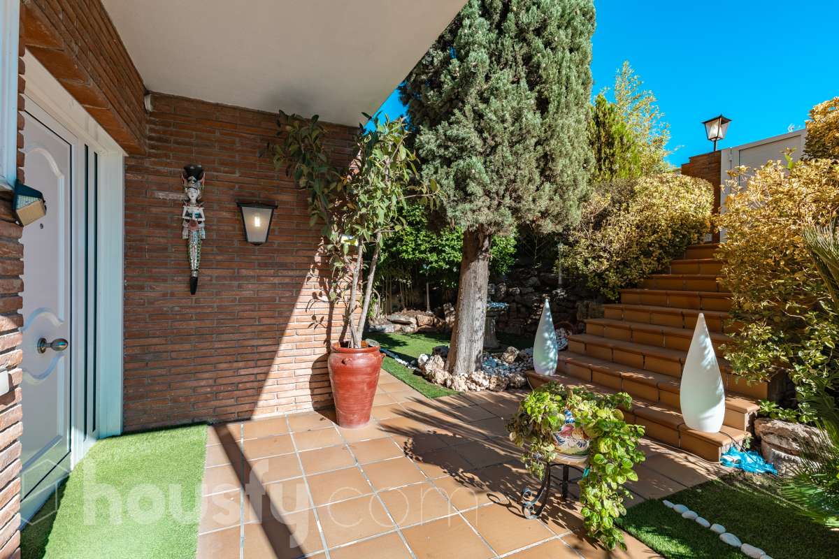 Espectacular casa independiente con piscina, amplio jardín y placas solares en Matadepera Housfy presenta esta magnífica casa unifamiliar a cuatro vientos, situada en una de las mejores zonas residenciales de Matadepera, junto al colegio Montcau-La Mola. Una propiedad ideal para quienes buscan amplitud, privacidad y calidad de vida en un entorno privilegiado, rodeado de naturaleza y con unas vistas excepcionales. Con 204 m² útiles, según la superficie verificada por la Dirección General del Catastro, esta vivienda, construida en 1987 y conservada en un estado impecable, destaca por su luminosidad, sus espacios generosos y una distribución pensada para disfrutar del confort y de la vida familiar. Además, dispone de placas solares, que contribuyen a mejorar la eficiencia energética del hogar. Un hogar amplio, luminoso y acogedor La vivienda ofrece una distribución funcional y espacios ideales tanto para el día a día como para compartir momentos especiales con la familia y los amigos: Amplio salón-comedor, con abundante luz natural y una acogedora chimenea. Cinco dormitorios, perfectos para familias que necesitan espacio y versatilidad. Dos baños completos y un aseo de cortesía, que aportan comodidad y funcionalidad al día a día. Dormitorio principal tipo suite, con baño privado. Gran cocina totalmente equipada, ideal para preparar comidas y disfrutar de reuniones familiares. Lavadero independiente, que facilita las tareas cotidianas. Un amplio jardín privado para disfrutar del aire libre Uno de los grandes atractivos de esta propiedad es su amplio jardín privado, un espacio generoso que invita a relajarse, disfrutar del buen tiempo y compartir momentos inolvidables con la familia y los amigos. Piscina privada, ideal para refrescarse y disfrutar de los meses de verano. Amplio jardín, perfecto para jugar, descansar, crear diferentes ambientes u organizar reuniones al aire libre. Terraza y balcón, ideales para disfrutar del entorno y de las vistas. Vistas despejadas a la montaña y a la ciudad, que aportan una agradable sensación de amplitud y conexión con la naturaleza. Equipamiento y comodidades La casa está preparada para ofrecer confort y funcionalidad en el día a día: Cédula de habitabilidad. Placas solares. Calefacción. Vivienda amueblada. Chimenea. Garaje con capacidad para dos vehículos. Una ubicación privilegiada en Matadepera Situada en Matadepera, en el Vallès Occidental (Barcelona), esta propiedad se encuentra en un entorno residencial tranquilo y exclusivo, rodeado de naturaleza y con una excelente calidad de vida. La proximidad al colegio Montcau-La Mola y a los principales servicios —como colegios, supermercados, farmacias y transporte público— la convierte en una opción especialmente atractiva para familias que desean disfrutar de la tranquilidad sin renunciar a las comodidades del día a día ni a la cercanía de los principales núcleos urbanos. Una casa lista para entrar a vivir y comenzar una nueva etapa Si buscas una casa independiente, luminosa y con espacios generosos, un amplio jardín, piscina privada, placas solares y todas las comodidades para disfrutar de la vida familiar, esta propiedad en Matadepera es una excelente oportunidad para disfrutar de un estilo de vida privilegiado. Espacio, privacidad, naturaleza y confort en un mismo hogar. Descubre todo lo que esta casa puede ofrecerte. Aviso legal El precio de venta no incluye gastos de la compraventa como notaría, registro, impuestos, ni tampoco honorarios agencia. Esta publicación no es vinculante. Consulta siempre la nota simple con Housfy antes de formalizar la compraventa. Sobre nosotros Housfy es la plataforma integral de servicios inmobiliarios. Nuestra combinación de expertos y tecnología pone al alcance de todo el mundo servicios cómodos, claros y seguros. AICAT número: 7922. Nos encargamos de la gestión y asesoramiento de la compra. ¡Olvídate de todo! Hacemos los trámites por ti. Y, si además necesitas financiación, ponemos a tu disposición un bróker hipotecario para ayudarte a conseguir las mejores condiciones para tu perfil económico. ¿Quieres visitarla? Contacta con Housfy y agenda tu visita sin compromiso. Más información en: housfy.com En cumplimiento de la Ley 8/2026 en Cataluña, el certificado de presencia o ausencia de amianto se encuentra en proceso de tramitación.-53
