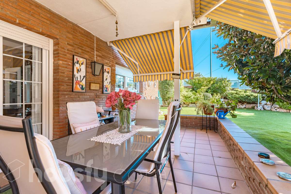 Espectacular casa independiente con piscina, amplio jardín y placas solares en Matadepera Housfy presenta esta magnífica casa unifamiliar a cuatro vientos, situada en una de las mejores zonas residenciales de Matadepera, junto al colegio Montcau-La Mola. Una propiedad ideal para quienes buscan amplitud, privacidad y calidad de vida en un entorno privilegiado, rodeado de naturaleza y con unas vistas excepcionales. Con 204 m² útiles, según la superficie verificada por la Dirección General del Catastro, esta vivienda, construida en 1987 y conservada en un estado impecable, destaca por su luminosidad, sus espacios generosos y una distribución pensada para disfrutar del confort y de la vida familiar. Además, dispone de placas solares, que contribuyen a mejorar la eficiencia energética del hogar. Un hogar amplio, luminoso y acogedor La vivienda ofrece una distribución funcional y espacios ideales tanto para el día a día como para compartir momentos especiales con la familia y los amigos: Amplio salón-comedor, con abundante luz natural y una acogedora chimenea. Cinco dormitorios, perfectos para familias que necesitan espacio y versatilidad. Dos baños completos y un aseo de cortesía, que aportan comodidad y funcionalidad al día a día. Dormitorio principal tipo suite, con baño privado. Gran cocina totalmente equipada, ideal para preparar comidas y disfrutar de reuniones familiares. Lavadero independiente, que facilita las tareas cotidianas. Un amplio jardín privado para disfrutar del aire libre Uno de los grandes atractivos de esta propiedad es su amplio jardín privado, un espacio generoso que invita a relajarse, disfrutar del buen tiempo y compartir momentos inolvidables con la familia y los amigos. Piscina privada, ideal para refrescarse y disfrutar de los meses de verano. Amplio jardín, perfecto para jugar, descansar, crear diferentes ambientes u organizar reuniones al aire libre. Terraza y balcón, ideales para disfrutar del entorno y de las vistas. Vistas despejadas a la montaña y a la ciudad, que aportan una agradable sensación de amplitud y conexión con la naturaleza. Equipamiento y comodidades La casa está preparada para ofrecer confort y funcionalidad en el día a día: Cédula de habitabilidad. Placas solares. Calefacción. Vivienda amueblada. Chimenea. Garaje con capacidad para dos vehículos. Una ubicación privilegiada en Matadepera Situada en Matadepera, en el Vallès Occidental (Barcelona), esta propiedad se encuentra en un entorno residencial tranquilo y exclusivo, rodeado de naturaleza y con una excelente calidad de vida. La proximidad al colegio Montcau-La Mola y a los principales servicios —como colegios, supermercados, farmacias y transporte público— la convierte en una opción especialmente atractiva para familias que desean disfrutar de la tranquilidad sin renunciar a las comodidades del día a día ni a la cercanía de los principales núcleos urbanos. Una casa lista para entrar a vivir y comenzar una nueva etapa Si buscas una casa independiente, luminosa y con espacios generosos, un amplio jardín, piscina privada, placas solares y todas las comodidades para disfrutar de la vida familiar, esta propiedad en Matadepera es una excelente oportunidad para disfrutar de un estilo de vida privilegiado. Espacio, privacidad, naturaleza y confort en un mismo hogar. Descubre todo lo que esta casa puede ofrecerte. Aviso legal El precio de venta no incluye gastos de la compraventa como notaría, registro, impuestos, ni tampoco honorarios agencia. Esta publicación no es vinculante. Consulta siempre la nota simple con Housfy antes de formalizar la compraventa. Sobre nosotros Housfy es la plataforma integral de servicios inmobiliarios. Nuestra combinación de expertos y tecnología pone al alcance de todo el mundo servicios cómodos, claros y seguros. AICAT número: 7922. Nos encargamos de la gestión y asesoramiento de la compra. ¡Olvídate de todo! Hacemos los trámites por ti. Y, si además necesitas financiación, ponemos a tu disposición un bróker hipotecario para ayudarte a conseguir las mejores condiciones para tu perfil económico. ¿Quieres visitarla? Contacta con Housfy y agenda tu visita sin compromiso. Más información en: housfy.com En cumplimiento de la Ley 8/2026 en Cataluña, el certificado de presencia o ausencia de amianto se encuentra en proceso de tramitación.-43