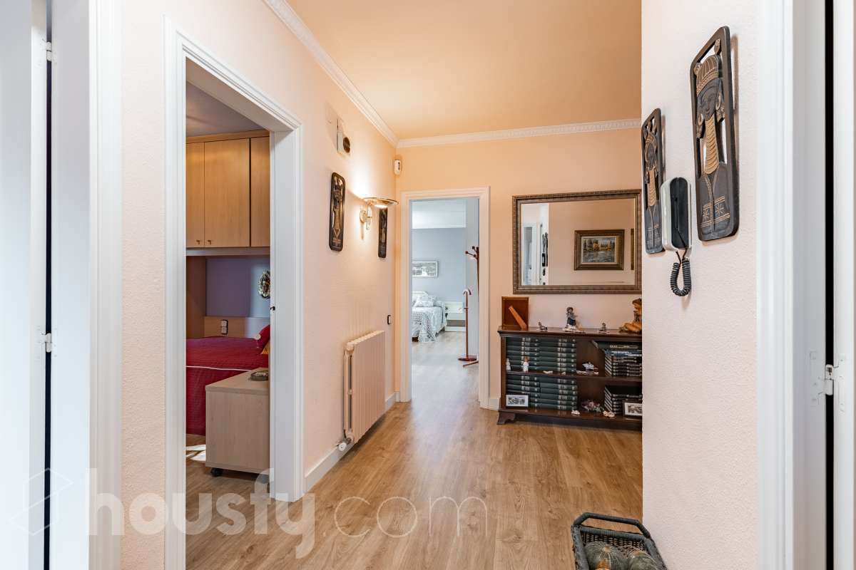 Espectacular casa independiente con piscina, amplio jardín y placas solares en Matadepera Housfy presenta esta magnífica casa unifamiliar a cuatro vientos, situada en una de las mejores zonas residenciales de Matadepera, junto al colegio Montcau-La Mola. Una propiedad ideal para quienes buscan amplitud, privacidad y calidad de vida en un entorno privilegiado, rodeado de naturaleza y con unas vistas excepcionales. Con 204 m² útiles, según la superficie verificada por la Dirección General del Catastro, esta vivienda, construida en 1987 y conservada en un estado impecable, destaca por su luminosidad, sus espacios generosos y una distribución pensada para disfrutar del confort y de la vida familiar. Además, dispone de placas solares, que contribuyen a mejorar la eficiencia energética del hogar. Un hogar amplio, luminoso y acogedor La vivienda ofrece una distribución funcional y espacios ideales tanto para el día a día como para compartir momentos especiales con la familia y los amigos: Amplio salón-comedor, con abundante luz natural y una acogedora chimenea. Cinco dormitorios, perfectos para familias que necesitan espacio y versatilidad. Dos baños completos y un aseo de cortesía, que aportan comodidad y funcionalidad al día a día. Dormitorio principal tipo suite, con baño privado. Gran cocina totalmente equipada, ideal para preparar comidas y disfrutar de reuniones familiares. Lavadero independiente, que facilita las tareas cotidianas. Un amplio jardín privado para disfrutar del aire libre Uno de los grandes atractivos de esta propiedad es su amplio jardín privado, un espacio generoso que invita a relajarse, disfrutar del buen tiempo y compartir momentos inolvidables con la familia y los amigos. Piscina privada, ideal para refrescarse y disfrutar de los meses de verano. Amplio jardín, perfecto para jugar, descansar, crear diferentes ambientes u organizar reuniones al aire libre. Terraza y balcón, ideales para disfrutar del entorno y de las vistas. Vistas despejadas a la montaña y a la ciudad, que aportan una agradable sensación de amplitud y conexión con la naturaleza. Equipamiento y comodidades La casa está preparada para ofrecer confort y funcionalidad en el día a día: Cédula de habitabilidad. Placas solares. Calefacción. Vivienda amueblada. Chimenea. Garaje con capacidad para dos vehículos. Una ubicación privilegiada en Matadepera Situada en Matadepera, en el Vallès Occidental (Barcelona), esta propiedad se encuentra en un entorno residencial tranquilo y exclusivo, rodeado de naturaleza y con una excelente calidad de vida. La proximidad al colegio Montcau-La Mola y a los principales servicios —como colegios, supermercados, farmacias y transporte público— la convierte en una opción especialmente atractiva para familias que desean disfrutar de la tranquilidad sin renunciar a las comodidades del día a día ni a la cercanía de los principales núcleos urbanos. Una casa lista para entrar a vivir y comenzar una nueva etapa Si buscas una casa independiente, luminosa y con espacios generosos, un amplio jardín, piscina privada, placas solares y todas las comodidades para disfrutar de la vida familiar, esta propiedad en Matadepera es una excelente oportunidad para disfrutar de un estilo de vida privilegiado. Espacio, privacidad, naturaleza y confort en un mismo hogar. Descubre todo lo que esta casa puede ofrecerte. Aviso legal El precio de venta no incluye gastos de la compraventa como notaría, registro, impuestos, ni tampoco honorarios agencia. Esta publicación no es vinculante. Consulta siempre la nota simple con Housfy antes de formalizar la compraventa. Sobre nosotros Housfy es la plataforma integral de servicios inmobiliarios. Nuestra combinación de expertos y tecnología pone al alcance de todo el mundo servicios cómodos, claros y seguros. AICAT número: 7922. Nos encargamos de la gestión y asesoramiento de la compra. ¡Olvídate de todo! Hacemos los trámites por ti. Y, si además necesitas financiación, ponemos a tu disposición un bróker hipotecario para ayudarte a conseguir las mejores condiciones para tu perfil económico. ¿Quieres visitarla? Contacta con Housfy y agenda tu visita sin compromiso. Más información en: housfy.com En cumplimiento de la Ley 8/2026 en Cataluña, el certificado de presencia o ausencia de amianto se encuentra en proceso de tramitación.-22