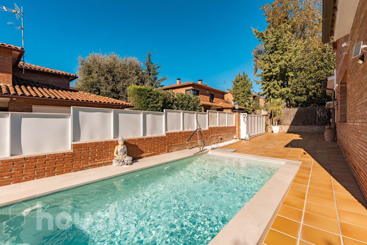 Espectacular casa independiente con piscina, amplio jardín y placas solares en Matadepera Housfy presenta esta magnífica casa unifamiliar a cuatro vientos, situada en una de las mejores zonas residenciales de Matadepera, junto al colegio Montcau-La Mola. Una propiedad ideal para quienes buscan amplitud, privacidad y calidad de vida en un entorno privilegiado, rodeado de naturaleza y con unas vistas excepcionales. Con 204 m² útiles, según la superficie verificada por la Dirección General del Catastro, esta vivienda, construida en 1987 y conservada en un estado impecable, destaca por su luminosidad, sus espacios generosos y una distribución pensada para disfrutar del confort y de la vida familiar. Además, dispone de placas solares, que contribuyen a mejorar la eficiencia energética del hogar. Un hogar amplio, luminoso y acogedor La vivienda ofrece una distribución funcional y espacios ideales tanto para el día a día como para compartir momentos especiales con la familia y los amigos: Amplio salón-comedor, con abundante luz natural y una acogedora chimenea. Cinco dormitorios, perfectos para familias que necesitan espacio y versatilidad. Dos baños completos y un aseo de cortesía, que aportan comodidad y funcionalidad al día a día. Dormitorio principal tipo suite, con baño privado. Gran cocina totalmente equipada, ideal para preparar comidas y disfrutar de reuniones familiares. Lavadero independiente, que facilita las tareas cotidianas. Un amplio jardín privado para disfrutar del aire libre Uno de los grandes atractivos de esta propiedad es su amplio jardín privado, un espacio generoso que invita a relajarse, disfrutar del buen tiempo y compartir momentos inolvidables con la familia y los amigos. Piscina privada, ideal para refrescarse y disfrutar de los meses de verano. Amplio jardín, perfecto para jugar, descansar, crear diferentes ambientes u organizar reuniones al aire libre. Terraza y balcón, ideales para disfrutar del entorno y de las vistas. Vistas despejadas a la montaña y a la ciudad, que aportan una agradable sensación de amplitud y conexión con la naturaleza. Equipamiento y comodidades La casa está preparada para ofrecer confort y funcionalidad en el día a día: Cédula de habitabilidad. Placas solares. Calefacción. Vivienda amueblada. Chimenea. Garaje con capacidad para dos vehículos. Una ubicación privilegiada en Matadepera Situada en Matadepera, en el Vallès Occidental (Barcelona), esta propiedad se encuentra en un entorno residencial tranquilo y exclusivo, rodeado de naturaleza y con una excelente calidad de vida. La proximidad al colegio Montcau-La Mola y a los principales servicios —como colegios, supermercados, farmacias y transporte público— la convierte en una opción especialmente atractiva para familias que desean disfrutar de la tranquilidad sin renunciar a las comodidades del día a día ni a la cercanía de los principales núcleos urbanos. Una casa lista para entrar a vivir y comenzar una nueva etapa Si buscas una casa independiente, luminosa y con espacios generosos, un amplio jardín, piscina privada, placas solares y todas las comodidades para disfrutar de la vida familiar, esta propiedad en Matadepera es una excelente oportunidad para disfrutar de un estilo de vida privilegiado. Espacio, privacidad, naturaleza y confort en un mismo hogar. Descubre todo lo que esta casa puede ofrecerte. Aviso legal El precio de venta no incluye gastos de la compraventa como notaría, registro, impuestos, ni tampoco honorarios agencia. Esta publicación no es vinculante. Consulta siempre la nota simple con Housfy antes de formalizar la compraventa. Sobre nosotros Housfy es la plataforma integral de servicios inmobiliarios. Nuestra combinación de expertos y tecnología pone al alcance de todo el mundo servicios cómodos, claros y seguros. AICAT número: 7922. Nos encargamos de la gestión y asesoramiento de la compra. ¡Olvídate de todo! Hacemos los trámites por ti. Y, si además necesitas financiación, ponemos a tu disposición un bróker hipotecario para ayudarte a conseguir las mejores condiciones para tu perfil económico. ¿Quieres visitarla? Contacta con Housfy y agenda tu visita sin compromiso. Más información en: housfy.com En cumplimiento de la Ley 8/2026 en Cataluña, el certificado de presencia o ausencia de amianto se encuentra en proceso de tramitación.-2