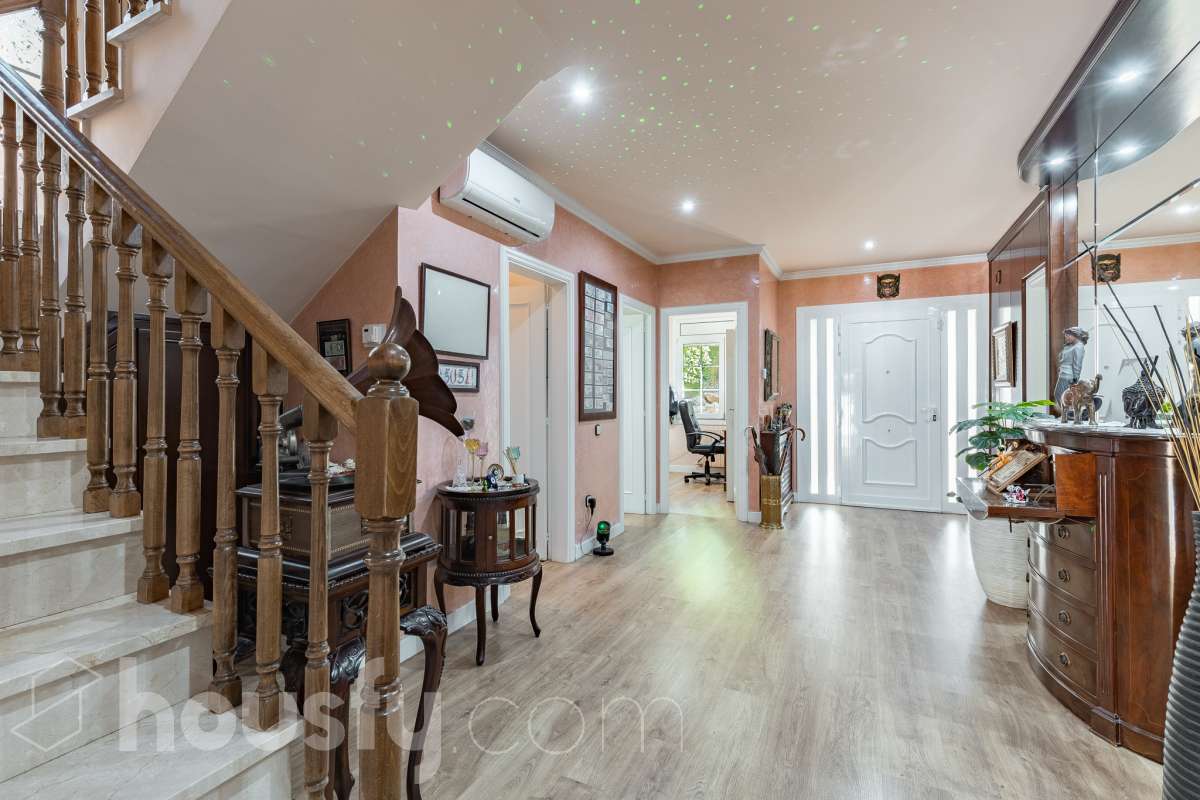 Espectacular casa independiente con piscina, amplio jardín y placas solares en Matadepera Housfy presenta esta magnífica casa unifamiliar a cuatro vientos, situada en una de las mejores zonas residenciales de Matadepera, junto al colegio Montcau-La Mola. Una propiedad ideal para quienes buscan amplitud, privacidad y calidad de vida en un entorno privilegiado, rodeado de naturaleza y con unas vistas excepcionales. Con 204 m² útiles, según la superficie verificada por la Dirección General del Catastro, esta vivienda, construida en 1987 y conservada en un estado impecable, destaca por su luminosidad, sus espacios generosos y una distribución pensada para disfrutar del confort y de la vida familiar. Además, dispone de placas solares, que contribuyen a mejorar la eficiencia energética del hogar. Un hogar amplio, luminoso y acogedor La vivienda ofrece una distribución funcional y espacios ideales tanto para el día a día como para compartir momentos especiales con la familia y los amigos: Amplio salón-comedor, con abundante luz natural y una acogedora chimenea. Cinco dormitorios, perfectos para familias que necesitan espacio y versatilidad. Dos baños completos y un aseo de cortesía, que aportan comodidad y funcionalidad al día a día. Dormitorio principal tipo suite, con baño privado. Gran cocina totalmente equipada, ideal para preparar comidas y disfrutar de reuniones familiares. Lavadero independiente, que facilita las tareas cotidianas. Un amplio jardín privado para disfrutar del aire libre Uno de los grandes atractivos de esta propiedad es su amplio jardín privado, un espacio generoso que invita a relajarse, disfrutar del buen tiempo y compartir momentos inolvidables con la familia y los amigos. Piscina privada, ideal para refrescarse y disfrutar de los meses de verano. Amplio jardín, perfecto para jugar, descansar, crear diferentes ambientes u organizar reuniones al aire libre. Terraza y balcón, ideales para disfrutar del entorno y de las vistas. Vistas despejadas a la montaña y a la ciudad, que aportan una agradable sensación de amplitud y conexión con la naturaleza. Equipamiento y comodidades La casa está preparada para ofrecer confort y funcionalidad en el día a día: Cédula de habitabilidad. Placas solares. Calefacción. Vivienda amueblada. Chimenea. Garaje con capacidad para dos vehículos. Una ubicación privilegiada en Matadepera Situada en Matadepera, en el Vallès Occidental (Barcelona), esta propiedad se encuentra en un entorno residencial tranquilo y exclusivo, rodeado de naturaleza y con una excelente calidad de vida. La proximidad al colegio Montcau-La Mola y a los principales servicios —como colegios, supermercados, farmacias y transporte público— la convierte en una opción especialmente atractiva para familias que desean disfrutar de la tranquilidad sin renunciar a las comodidades del día a día ni a la cercanía de los principales núcleos urbanos. Una casa lista para entrar a vivir y comenzar una nueva etapa Si buscas una casa independiente, luminosa y con espacios generosos, un amplio jardín, piscina privada, placas solares y todas las comodidades para disfrutar de la vida familiar, esta propiedad en Matadepera es una excelente oportunidad para disfrutar de un estilo de vida privilegiado. Espacio, privacidad, naturaleza y confort en un mismo hogar. Descubre todo lo que esta casa puede ofrecerte. Aviso legal El precio de venta no incluye gastos de la compraventa como notaría, registro, impuestos, ni tampoco honorarios agencia. Esta publicación no es vinculante. Consulta siempre la nota simple con Housfy antes de formalizar la compraventa. Sobre nosotros Housfy es la plataforma integral de servicios inmobiliarios. Nuestra combinación de expertos y tecnología pone al alcance de todo el mundo servicios cómodos, claros y seguros. AICAT número: 7922. Nos encargamos de la gestión y asesoramiento de la compra. ¡Olvídate de todo! Hacemos los trámites por ti. Y, si además necesitas financiación, ponemos a tu disposición un bróker hipotecario para ayudarte a conseguir las mejores condiciones para tu perfil económico. ¿Quieres visitarla? Contacta con Housfy y agenda tu visita sin compromiso. Más información en: housfy.com En cumplimiento de la Ley 8/2026 en Cataluña, el certificado de presencia o ausencia de amianto se encuentra en proceso de tramitación.-36