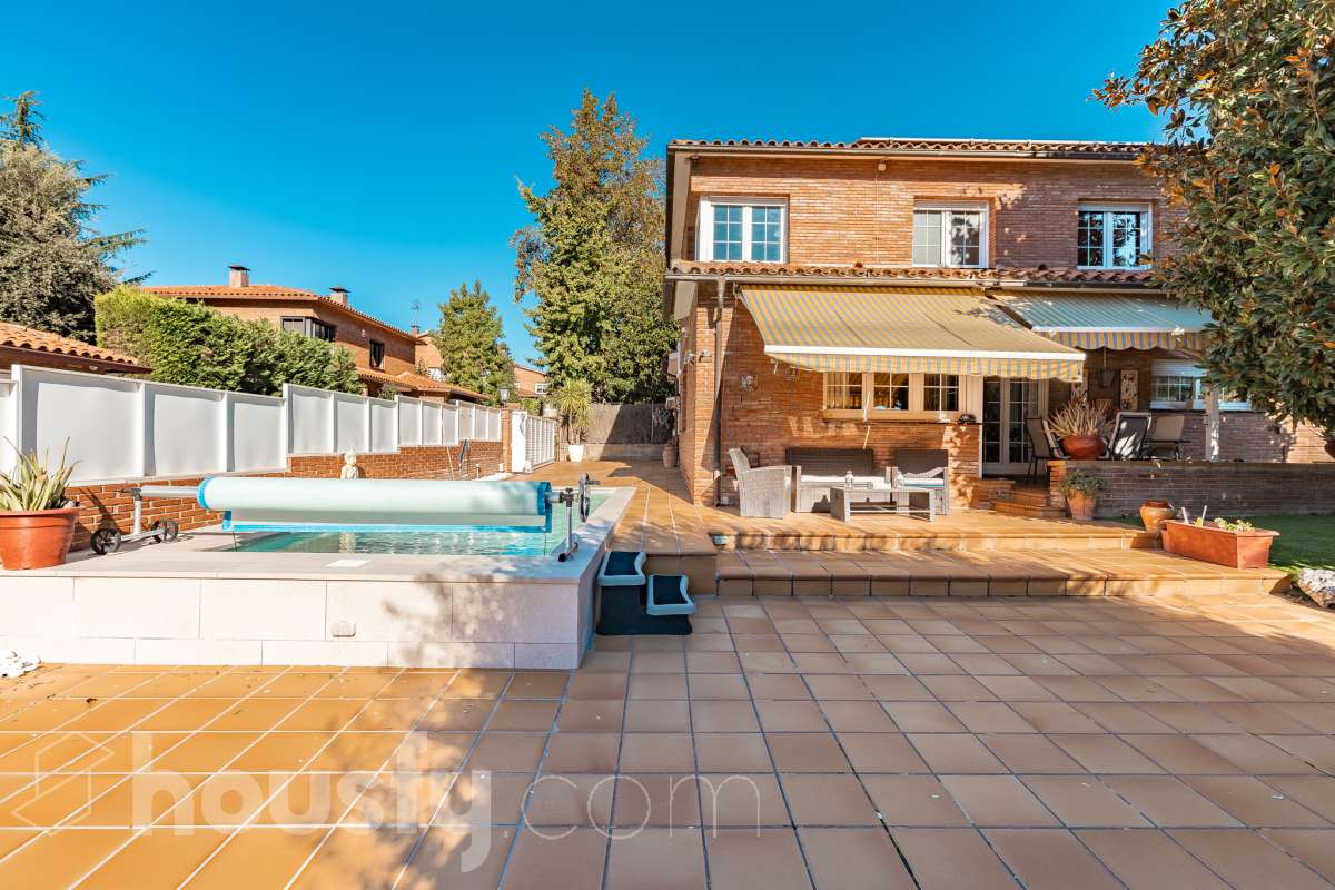 Espectacular casa independiente con piscina, amplio jardín y placas solares en Matadepera Housfy presenta esta magnífica casa unifamiliar a cuatro vientos, situada en una de las mejores zonas residenciales de Matadepera, junto al colegio Montcau-La Mola. Una propiedad ideal para quienes buscan amplitud, privacidad y calidad de vida en un entorno privilegiado, rodeado de naturaleza y con unas vistas excepcionales. Con 204 m² útiles, según la superficie verificada por la Dirección General del Catastro, esta vivienda, construida en 1987 y conservada en un estado impecable, destaca por su luminosidad, sus espacios generosos y una distribución pensada para disfrutar del confort y de la vida familiar. Además, dispone de placas solares, que contribuyen a mejorar la eficiencia energética del hogar. Un hogar amplio, luminoso y acogedor La vivienda ofrece una distribución funcional y espacios ideales tanto para el día a día como para compartir momentos especiales con la familia y los amigos: Amplio salón-comedor, con abundante luz natural y una acogedora chimenea. Cinco dormitorios, perfectos para familias que necesitan espacio y versatilidad. Dos baños completos y un aseo de cortesía, que aportan comodidad y funcionalidad al día a día. Dormitorio principal tipo suite, con baño privado. Gran cocina totalmente equipada, ideal para preparar comidas y disfrutar de reuniones familiares. Lavadero independiente, que facilita las tareas cotidianas. Un amplio jardín privado para disfrutar del aire libre Uno de los grandes atractivos de esta propiedad es su amplio jardín privado, un espacio generoso que invita a relajarse, disfrutar del buen tiempo y compartir momentos inolvidables con la familia y los amigos. Piscina privada, ideal para refrescarse y disfrutar de los meses de verano. Amplio jardín, perfecto para jugar, descansar, crear diferentes ambientes u organizar reuniones al aire libre. Terraza y balcón, ideales para disfrutar del entorno y de las vistas. Vistas despejadas a la montaña y a la ciudad, que aportan una agradable sensación de amplitud y conexión con la naturaleza. Equipamiento y comodidades La casa está preparada para ofrecer confort y funcionalidad en el día a día: Cédula de habitabilidad. Placas solares. Calefacción. Vivienda amueblada. Chimenea. Garaje con capacidad para dos vehículos. Una ubicación privilegiada en Matadepera Situada en Matadepera, en el Vallès Occidental (Barcelona), esta propiedad se encuentra en un entorno residencial tranquilo y exclusivo, rodeado de naturaleza y con una excelente calidad de vida. La proximidad al colegio Montcau-La Mola y a los principales servicios —como colegios, supermercados, farmacias y transporte público— la convierte en una opción especialmente atractiva para familias que desean disfrutar de la tranquilidad sin renunciar a las comodidades del día a día ni a la cercanía de los principales núcleos urbanos. Una casa lista para entrar a vivir y comenzar una nueva etapa Si buscas una casa independiente, luminosa y con espacios generosos, un amplio jardín, piscina privada, placas solares y todas las comodidades para disfrutar de la vida familiar, esta propiedad en Matadepera es una excelente oportunidad para disfrutar de un estilo de vida privilegiado. Espacio, privacidad, naturaleza y confort en un mismo hogar. Descubre todo lo que esta casa puede ofrecerte. Aviso legal El precio de venta no incluye gastos de la compraventa como notaría, registro, impuestos, ni tampoco honorarios agencia. Esta publicación no es vinculante. Consulta siempre la nota simple con Housfy antes de formalizar la compraventa. Sobre nosotros Housfy es la plataforma integral de servicios inmobiliarios. Nuestra combinación de expertos y tecnología pone al alcance de todo el mundo servicios cómodos, claros y seguros. AICAT número: 7922. Nos encargamos de la gestión y asesoramiento de la compra. ¡Olvídate de todo! Hacemos los trámites por ti. Y, si además necesitas financiación, ponemos a tu disposición un bróker hipotecario para ayudarte a conseguir las mejores condiciones para tu perfil económico. ¿Quieres visitarla? Contacta con Housfy y agenda tu visita sin compromiso. Más información en: housfy.com En cumplimiento de la Ley 8/2026 en Cataluña, el certificado de presencia o ausencia de amianto se encuentra en proceso de tramitación.-48