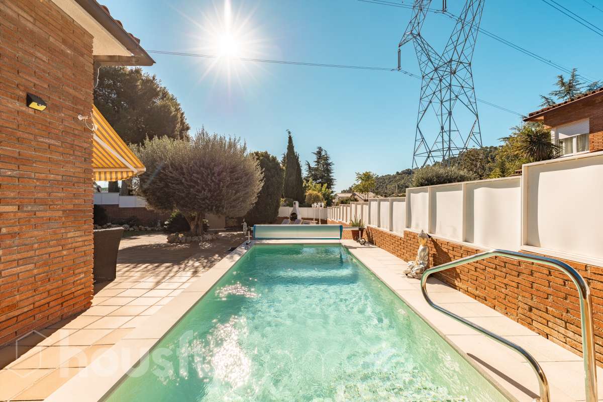 Espectacular casa independiente con piscina, amplio jardín y placas solares en Matadepera Housfy presenta esta magnífica casa unifamiliar a cuatro vientos, situada en una de las mejores zonas residenciales de Matadepera, junto al colegio Montcau-La Mola. Una propiedad ideal para quienes buscan amplitud, privacidad y calidad de vida en un entorno privilegiado, rodeado de naturaleza y con unas vistas excepcionales. Con 204 m² útiles, según la superficie verificada por la Dirección General del Catastro, esta vivienda, construida en 1987 y conservada en un estado impecable, destaca por su luminosidad, sus espacios generosos y una distribución pensada para disfrutar del confort y de la vida familiar. Además, dispone de placas solares, que contribuyen a mejorar la eficiencia energética del hogar. Un hogar amplio, luminoso y acogedor La vivienda ofrece una distribución funcional y espacios ideales tanto para el día a día como para compartir momentos especiales con la familia y los amigos: Amplio salón-comedor, con abundante luz natural y una acogedora chimenea. Cinco dormitorios, perfectos para familias que necesitan espacio y versatilidad. Dos baños completos y un aseo de cortesía, que aportan comodidad y funcionalidad al día a día. Dormitorio principal tipo suite, con baño privado. Gran cocina totalmente equipada, ideal para preparar comidas y disfrutar de reuniones familiares. Lavadero independiente, que facilita las tareas cotidianas. Un amplio jardín privado para disfrutar del aire libre Uno de los grandes atractivos de esta propiedad es su amplio jardín privado, un espacio generoso que invita a relajarse, disfrutar del buen tiempo y compartir momentos inolvidables con la familia y los amigos. Piscina privada, ideal para refrescarse y disfrutar de los meses de verano. Amplio jardín, perfecto para jugar, descansar, crear diferentes ambientes u organizar reuniones al aire libre. Terraza y balcón, ideales para disfrutar del entorno y de las vistas. Vistas despejadas a la montaña y a la ciudad, que aportan una agradable sensación de amplitud y conexión con la naturaleza. Equipamiento y comodidades La casa está preparada para ofrecer confort y funcionalidad en el día a día: Cédula de habitabilidad. Placas solares. Calefacción. Vivienda amueblada. Chimenea. Garaje con capacidad para dos vehículos. Una ubicación privilegiada en Matadepera Situada en Matadepera, en el Vallès Occidental (Barcelona), esta propiedad se encuentra en un entorno residencial tranquilo y exclusivo, rodeado de naturaleza y con una excelente calidad de vida. La proximidad al colegio Montcau-La Mola y a los principales servicios —como colegios, supermercados, farmacias y transporte público— la convierte en una opción especialmente atractiva para familias que desean disfrutar de la tranquilidad sin renunciar a las comodidades del día a día ni a la cercanía de los principales núcleos urbanos. Una casa lista para entrar a vivir y comenzar una nueva etapa Si buscas una casa independiente, luminosa y con espacios generosos, un amplio jardín, piscina privada, placas solares y todas las comodidades para disfrutar de la vida familiar, esta propiedad en Matadepera es una excelente oportunidad para disfrutar de un estilo de vida privilegiado. Espacio, privacidad, naturaleza y confort en un mismo hogar. Descubre todo lo que esta casa puede ofrecerte. Aviso legal El precio de venta no incluye gastos de la compraventa como notaría, registro, impuestos, ni tampoco honorarios agencia. Esta publicación no es vinculante. Consulta siempre la nota simple con Housfy antes de formalizar la compraventa. Sobre nosotros Housfy es la plataforma integral de servicios inmobiliarios. Nuestra combinación de expertos y tecnología pone al alcance de todo el mundo servicios cómodos, claros y seguros. AICAT número: 7922. Nos encargamos de la gestión y asesoramiento de la compra. ¡Olvídate de todo! Hacemos los trámites por ti. Y, si además necesitas financiación, ponemos a tu disposición un bróker hipotecario para ayudarte a conseguir las mejores condiciones para tu perfil económico. ¿Quieres visitarla? Contacta con Housfy y agenda tu visita sin compromiso. Más información en: housfy.com En cumplimiento de la Ley 8/2026 en Cataluña, el certificado de presencia o ausencia de amianto se encuentra en proceso de tramitación.-57