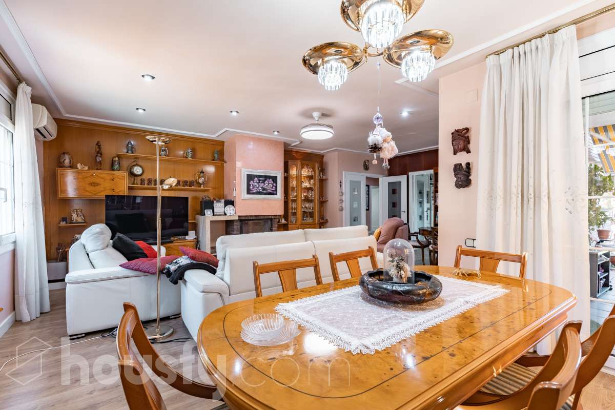 Espectacular casa independiente con piscina, amplio jardín y placas solares en Matadepera Housfy presenta esta magnífica casa unifamiliar a cuatro vientos, situada en una de las mejores zonas residenciales de Matadepera, junto al colegio Montcau-La Mola. Una propiedad ideal para quienes buscan amplitud, privacidad y calidad de vida en un entorno privilegiado, rodeado de naturaleza y con unas vistas excepcionales. Con 204 m² útiles, según la superficie verificada por la Dirección General del Catastro, esta vivienda, construida en 1987 y conservada en un estado impecable, destaca por su luminosidad, sus espacios generosos y una distribución pensada para disfrutar del confort y de la vida familiar. Además, dispone de placas solares, que contribuyen a mejorar la eficiencia energética del hogar. Un hogar amplio, luminoso y acogedor La vivienda ofrece una distribución funcional y espacios ideales tanto para el día a día como para compartir momentos especiales con la familia y los amigos: Amplio salón-comedor, con abundante luz natural y una acogedora chimenea. Cinco dormitorios, perfectos para familias que necesitan espacio y versatilidad. Dos baños completos y un aseo de cortesía, que aportan comodidad y funcionalidad al día a día. Dormitorio principal tipo suite, con baño privado. Gran cocina totalmente equipada, ideal para preparar comidas y disfrutar de reuniones familiares. Lavadero independiente, que facilita las tareas cotidianas. Un amplio jardín privado para disfrutar del aire libre Uno de los grandes atractivos de esta propiedad es su amplio jardín privado, un espacio generoso que invita a relajarse, disfrutar del buen tiempo y compartir momentos inolvidables con la familia y los amigos. Piscina privada, ideal para refrescarse y disfrutar de los meses de verano. Amplio jardín, perfecto para jugar, descansar, crear diferentes ambientes u organizar reuniones al aire libre. Terraza y balcón, ideales para disfrutar del entorno y de las vistas. Vistas despejadas a la montaña y a la ciudad, que aportan una agradable sensación de amplitud y conexión con la naturaleza. Equipamiento y comodidades La casa está preparada para ofrecer confort y funcionalidad en el día a día: Cédula de habitabilidad. Placas solares. Calefacción. Vivienda amueblada. Chimenea. Garaje con capacidad para dos vehículos. Una ubicación privilegiada en Matadepera Situada en Matadepera, en el Vallès Occidental (Barcelona), esta propiedad se encuentra en un entorno residencial tranquilo y exclusivo, rodeado de naturaleza y con una excelente calidad de vida. La proximidad al colegio Montcau-La Mola y a los principales servicios —como colegios, supermercados, farmacias y transporte público— la convierte en una opción especialmente atractiva para familias que desean disfrutar de la tranquilidad sin renunciar a las comodidades del día a día ni a la cercanía de los principales núcleos urbanos. Una casa lista para entrar a vivir y comenzar una nueva etapa Si buscas una casa independiente, luminosa y con espacios generosos, un amplio jardín, piscina privada, placas solares y todas las comodidades para disfrutar de la vida familiar, esta propiedad en Matadepera es una excelente oportunidad para disfrutar de un estilo de vida privilegiado. Espacio, privacidad, naturaleza y confort en un mismo hogar. Descubre todo lo que esta casa puede ofrecerte. Aviso legal El precio de venta no incluye gastos de la compraventa como notaría, registro, impuestos, ni tampoco honorarios agencia. Esta publicación no es vinculante. Consulta siempre la nota simple con Housfy antes de formalizar la compraventa. Sobre nosotros Housfy es la plataforma integral de servicios inmobiliarios. Nuestra combinación de expertos y tecnología pone al alcance de todo el mundo servicios cómodos, claros y seguros. AICAT número: 7922. Nos encargamos de la gestión y asesoramiento de la compra. ¡Olvídate de todo! Hacemos los trámites por ti. Y, si además necesitas financiación, ponemos a tu disposición un bróker hipotecario para ayudarte a conseguir las mejores condiciones para tu perfil económico. ¿Quieres visitarla? Contacta con Housfy y agenda tu visita sin compromiso. Más información en: housfy.com En cumplimiento de la Ley 8/2026 en Cataluña, el certificado de presencia o ausencia de amianto se encuentra en proceso de tramitación.-7