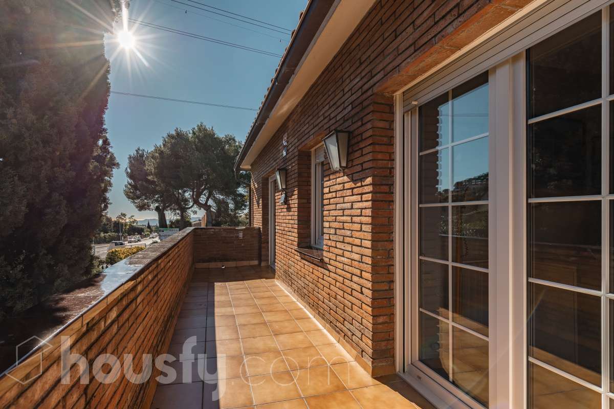 Espectacular casa independiente con piscina, amplio jardín y placas solares en Matadepera Housfy presenta esta magnífica casa unifamiliar a cuatro vientos, situada en una de las mejores zonas residenciales de Matadepera, junto al colegio Montcau-La Mola. Una propiedad ideal para quienes buscan amplitud, privacidad y calidad de vida en un entorno privilegiado, rodeado de naturaleza y con unas vistas excepcionales. Con 204 m² útiles, según la superficie verificada por la Dirección General del Catastro, esta vivienda, construida en 1987 y conservada en un estado impecable, destaca por su luminosidad, sus espacios generosos y una distribución pensada para disfrutar del confort y de la vida familiar. Además, dispone de placas solares, que contribuyen a mejorar la eficiencia energética del hogar. Un hogar amplio, luminoso y acogedor La vivienda ofrece una distribución funcional y espacios ideales tanto para el día a día como para compartir momentos especiales con la familia y los amigos: Amplio salón-comedor, con abundante luz natural y una acogedora chimenea. Cinco dormitorios, perfectos para familias que necesitan espacio y versatilidad. Dos baños completos y un aseo de cortesía, que aportan comodidad y funcionalidad al día a día. Dormitorio principal tipo suite, con baño privado. Gran cocina totalmente equipada, ideal para preparar comidas y disfrutar de reuniones familiares. Lavadero independiente, que facilita las tareas cotidianas. Un amplio jardín privado para disfrutar del aire libre Uno de los grandes atractivos de esta propiedad es su amplio jardín privado, un espacio generoso que invita a relajarse, disfrutar del buen tiempo y compartir momentos inolvidables con la familia y los amigos. Piscina privada, ideal para refrescarse y disfrutar de los meses de verano. Amplio jardín, perfecto para jugar, descansar, crear diferentes ambientes u organizar reuniones al aire libre. Terraza y balcón, ideales para disfrutar del entorno y de las vistas. Vistas despejadas a la montaña y a la ciudad, que aportan una agradable sensación de amplitud y conexión con la naturaleza. Equipamiento y comodidades La casa está preparada para ofrecer confort y funcionalidad en el día a día: Cédula de habitabilidad. Placas solares. Calefacción. Vivienda amueblada. Chimenea. Garaje con capacidad para dos vehículos. Una ubicación privilegiada en Matadepera Situada en Matadepera, en el Vallès Occidental (Barcelona), esta propiedad se encuentra en un entorno residencial tranquilo y exclusivo, rodeado de naturaleza y con una excelente calidad de vida. La proximidad al colegio Montcau-La Mola y a los principales servicios —como colegios, supermercados, farmacias y transporte público— la convierte en una opción especialmente atractiva para familias que desean disfrutar de la tranquilidad sin renunciar a las comodidades del día a día ni a la cercanía de los principales núcleos urbanos. Una casa lista para entrar a vivir y comenzar una nueva etapa Si buscas una casa independiente, luminosa y con espacios generosos, un amplio jardín, piscina privada, placas solares y todas las comodidades para disfrutar de la vida familiar, esta propiedad en Matadepera es una excelente oportunidad para disfrutar de un estilo de vida privilegiado. Espacio, privacidad, naturaleza y confort en un mismo hogar. Descubre todo lo que esta casa puede ofrecerte. Aviso legal El precio de venta no incluye gastos de la compraventa como notaría, registro, impuestos, ni tampoco honorarios agencia. Esta publicación no es vinculante. Consulta siempre la nota simple con Housfy antes de formalizar la compraventa. Sobre nosotros Housfy es la plataforma integral de servicios inmobiliarios. Nuestra combinación de expertos y tecnología pone al alcance de todo el mundo servicios cómodos, claros y seguros. AICAT número: 7922. Nos encargamos de la gestión y asesoramiento de la compra. ¡Olvídate de todo! Hacemos los trámites por ti. Y, si además necesitas financiación, ponemos a tu disposición un bróker hipotecario para ayudarte a conseguir las mejores condiciones para tu perfil económico. ¿Quieres visitarla? Contacta con Housfy y agenda tu visita sin compromiso. Más información en: housfy.com En cumplimiento de la Ley 8/2026 en Cataluña, el certificado de presencia o ausencia de amianto se encuentra en proceso de tramitación.-25