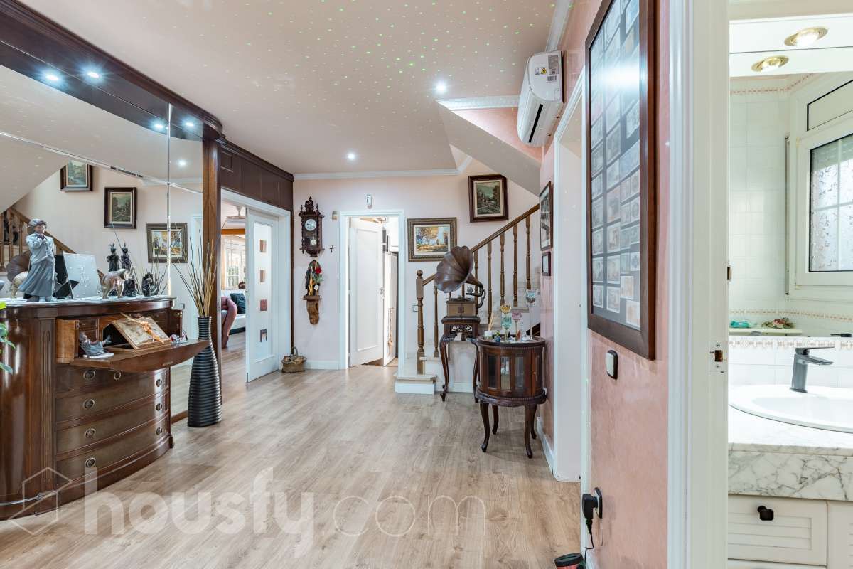 Espectacular casa independiente con piscina, amplio jardín y placas solares en Matadepera Housfy presenta esta magnífica casa unifamiliar a cuatro vientos, situada en una de las mejores zonas residenciales de Matadepera, junto al colegio Montcau-La Mola. Una propiedad ideal para quienes buscan amplitud, privacidad y calidad de vida en un entorno privilegiado, rodeado de naturaleza y con unas vistas excepcionales. Con 204 m² útiles, según la superficie verificada por la Dirección General del Catastro, esta vivienda, construida en 1987 y conservada en un estado impecable, destaca por su luminosidad, sus espacios generosos y una distribución pensada para disfrutar del confort y de la vida familiar. Además, dispone de placas solares, que contribuyen a mejorar la eficiencia energética del hogar. Un hogar amplio, luminoso y acogedor La vivienda ofrece una distribución funcional y espacios ideales tanto para el día a día como para compartir momentos especiales con la familia y los amigos: Amplio salón-comedor, con abundante luz natural y una acogedora chimenea. Cinco dormitorios, perfectos para familias que necesitan espacio y versatilidad. Dos baños completos y un aseo de cortesía, que aportan comodidad y funcionalidad al día a día. Dormitorio principal tipo suite, con baño privado. Gran cocina totalmente equipada, ideal para preparar comidas y disfrutar de reuniones familiares. Lavadero independiente, que facilita las tareas cotidianas. Un amplio jardín privado para disfrutar del aire libre Uno de los grandes atractivos de esta propiedad es su amplio jardín privado, un espacio generoso que invita a relajarse, disfrutar del buen tiempo y compartir momentos inolvidables con la familia y los amigos. Piscina privada, ideal para refrescarse y disfrutar de los meses de verano. Amplio jardín, perfecto para jugar, descansar, crear diferentes ambientes u organizar reuniones al aire libre. Terraza y balcón, ideales para disfrutar del entorno y de las vistas. Vistas despejadas a la montaña y a la ciudad, que aportan una agradable sensación de amplitud y conexión con la naturaleza. Equipamiento y comodidades La casa está preparada para ofrecer confort y funcionalidad en el día a día: Cédula de habitabilidad. Placas solares. Calefacción. Vivienda amueblada. Chimenea. Garaje con capacidad para dos vehículos. Una ubicación privilegiada en Matadepera Situada en Matadepera, en el Vallès Occidental (Barcelona), esta propiedad se encuentra en un entorno residencial tranquilo y exclusivo, rodeado de naturaleza y con una excelente calidad de vida. La proximidad al colegio Montcau-La Mola y a los principales servicios —como colegios, supermercados, farmacias y transporte público— la convierte en una opción especialmente atractiva para familias que desean disfrutar de la tranquilidad sin renunciar a las comodidades del día a día ni a la cercanía de los principales núcleos urbanos. Una casa lista para entrar a vivir y comenzar una nueva etapa Si buscas una casa independiente, luminosa y con espacios generosos, un amplio jardín, piscina privada, placas solares y todas las comodidades para disfrutar de la vida familiar, esta propiedad en Matadepera es una excelente oportunidad para disfrutar de un estilo de vida privilegiado. Espacio, privacidad, naturaleza y confort en un mismo hogar. Descubre todo lo que esta casa puede ofrecerte. Aviso legal El precio de venta no incluye gastos de la compraventa como notaría, registro, impuestos, ni tampoco honorarios agencia. Esta publicación no es vinculante. Consulta siempre la nota simple con Housfy antes de formalizar la compraventa. Sobre nosotros Housfy es la plataforma integral de servicios inmobiliarios. Nuestra combinación de expertos y tecnología pone al alcance de todo el mundo servicios cómodos, claros y seguros. AICAT número: 7922. Nos encargamos de la gestión y asesoramiento de la compra. ¡Olvídate de todo! Hacemos los trámites por ti. Y, si además necesitas financiación, ponemos a tu disposición un bróker hipotecario para ayudarte a conseguir las mejores condiciones para tu perfil económico. ¿Quieres visitarla? Contacta con Housfy y agenda tu visita sin compromiso. Más información en: housfy.com En cumplimiento de la Ley 8/2026 en Cataluña, el certificado de presencia o ausencia de amianto se encuentra en proceso de tramitación.-40