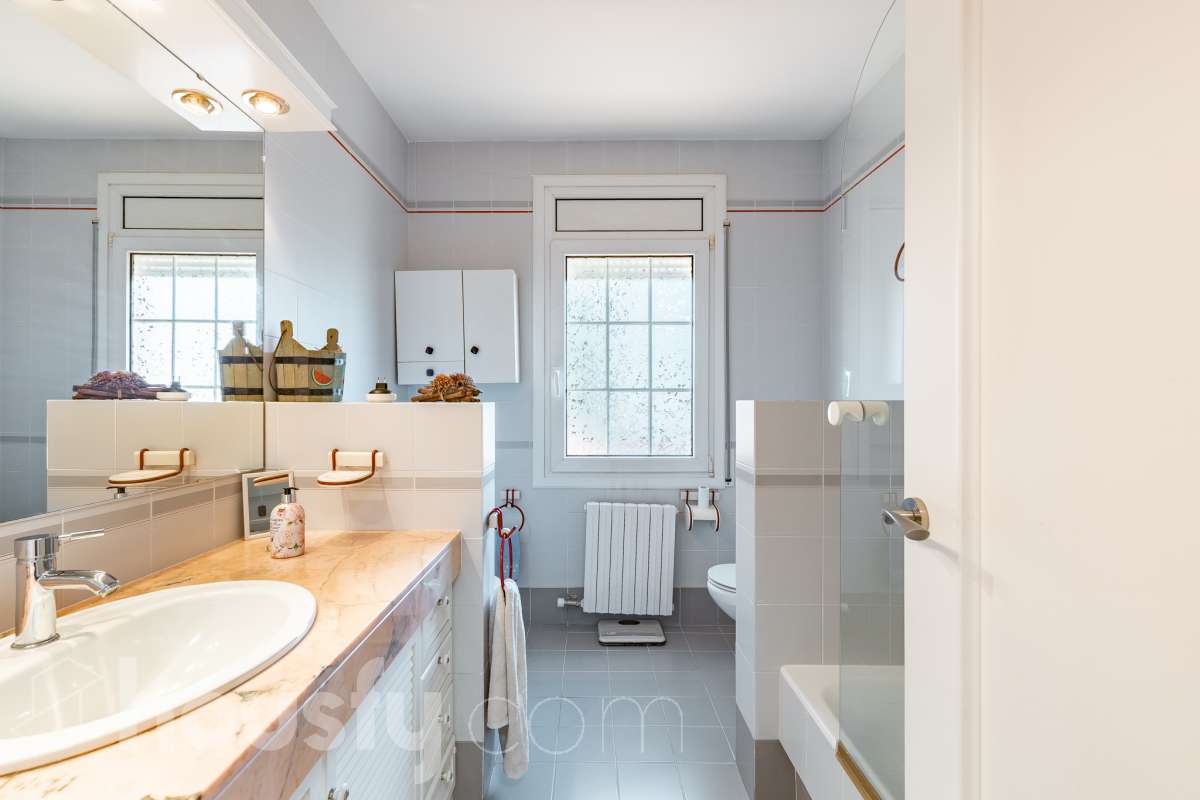 Espectacular casa independiente con piscina, amplio jardín y placas solares en Matadepera Housfy presenta esta magnífica casa unifamiliar a cuatro vientos, situada en una de las mejores zonas residenciales de Matadepera, junto al colegio Montcau-La Mola. Una propiedad ideal para quienes buscan amplitud, privacidad y calidad de vida en un entorno privilegiado, rodeado de naturaleza y con unas vistas excepcionales. Con 204 m² útiles, según la superficie verificada por la Dirección General del Catastro, esta vivienda, construida en 1987 y conservada en un estado impecable, destaca por su luminosidad, sus espacios generosos y una distribución pensada para disfrutar del confort y de la vida familiar. Además, dispone de placas solares, que contribuyen a mejorar la eficiencia energética del hogar. Un hogar amplio, luminoso y acogedor La vivienda ofrece una distribución funcional y espacios ideales tanto para el día a día como para compartir momentos especiales con la familia y los amigos: Amplio salón-comedor, con abundante luz natural y una acogedora chimenea. Cinco dormitorios, perfectos para familias que necesitan espacio y versatilidad. Dos baños completos y un aseo de cortesía, que aportan comodidad y funcionalidad al día a día. Dormitorio principal tipo suite, con baño privado. Gran cocina totalmente equipada, ideal para preparar comidas y disfrutar de reuniones familiares. Lavadero independiente, que facilita las tareas cotidianas. Un amplio jardín privado para disfrutar del aire libre Uno de los grandes atractivos de esta propiedad es su amplio jardín privado, un espacio generoso que invita a relajarse, disfrutar del buen tiempo y compartir momentos inolvidables con la familia y los amigos. Piscina privada, ideal para refrescarse y disfrutar de los meses de verano. Amplio jardín, perfecto para jugar, descansar, crear diferentes ambientes u organizar reuniones al aire libre. Terraza y balcón, ideales para disfrutar del entorno y de las vistas. Vistas despejadas a la montaña y a la ciudad, que aportan una agradable sensación de amplitud y conexión con la naturaleza. Equipamiento y comodidades La casa está preparada para ofrecer confort y funcionalidad en el día a día: Cédula de habitabilidad. Placas solares. Calefacción. Vivienda amueblada. Chimenea. Garaje con capacidad para dos vehículos. Una ubicación privilegiada en Matadepera Situada en Matadepera, en el Vallès Occidental (Barcelona), esta propiedad se encuentra en un entorno residencial tranquilo y exclusivo, rodeado de naturaleza y con una excelente calidad de vida. La proximidad al colegio Montcau-La Mola y a los principales servicios —como colegios, supermercados, farmacias y transporte público— la convierte en una opción especialmente atractiva para familias que desean disfrutar de la tranquilidad sin renunciar a las comodidades del día a día ni a la cercanía de los principales núcleos urbanos. Una casa lista para entrar a vivir y comenzar una nueva etapa Si buscas una casa independiente, luminosa y con espacios generosos, un amplio jardín, piscina privada, placas solares y todas las comodidades para disfrutar de la vida familiar, esta propiedad en Matadepera es una excelente oportunidad para disfrutar de un estilo de vida privilegiado. Espacio, privacidad, naturaleza y confort en un mismo hogar. Descubre todo lo que esta casa puede ofrecerte. Aviso legal El precio de venta no incluye gastos de la compraventa como notaría, registro, impuestos, ni tampoco honorarios agencia. Esta publicación no es vinculante. Consulta siempre la nota simple con Housfy antes de formalizar la compraventa. Sobre nosotros Housfy es la plataforma integral de servicios inmobiliarios. Nuestra combinación de expertos y tecnología pone al alcance de todo el mundo servicios cómodos, claros y seguros. AICAT número: 7922. Nos encargamos de la gestión y asesoramiento de la compra. ¡Olvídate de todo! Hacemos los trámites por ti. Y, si además necesitas financiación, ponemos a tu disposición un bróker hipotecario para ayudarte a conseguir las mejores condiciones para tu perfil económico. ¿Quieres visitarla? Contacta con Housfy y agenda tu visita sin compromiso. Más información en: housfy.com En cumplimiento de la Ley 8/2026 en Cataluña, el certificado de presencia o ausencia de amianto se encuentra en proceso de tramitación.-29
