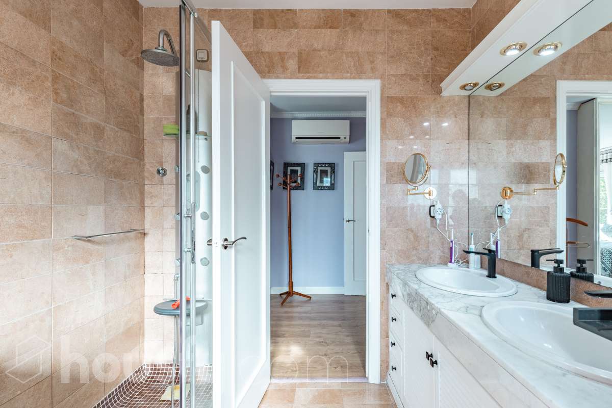 Espectacular casa independiente con piscina, amplio jardín y placas solares en Matadepera Housfy presenta esta magnífica casa unifamiliar a cuatro vientos, situada en una de las mejores zonas residenciales de Matadepera, junto al colegio Montcau-La Mola. Una propiedad ideal para quienes buscan amplitud, privacidad y calidad de vida en un entorno privilegiado, rodeado de naturaleza y con unas vistas excepcionales. Con 204 m² útiles, según la superficie verificada por la Dirección General del Catastro, esta vivienda, construida en 1987 y conservada en un estado impecable, destaca por su luminosidad, sus espacios generosos y una distribución pensada para disfrutar del confort y de la vida familiar. Además, dispone de placas solares, que contribuyen a mejorar la eficiencia energética del hogar. Un hogar amplio, luminoso y acogedor La vivienda ofrece una distribución funcional y espacios ideales tanto para el día a día como para compartir momentos especiales con la familia y los amigos: Amplio salón-comedor, con abundante luz natural y una acogedora chimenea. Cinco dormitorios, perfectos para familias que necesitan espacio y versatilidad. Dos baños completos y un aseo de cortesía, que aportan comodidad y funcionalidad al día a día. Dormitorio principal tipo suite, con baño privado. Gran cocina totalmente equipada, ideal para preparar comidas y disfrutar de reuniones familiares. Lavadero independiente, que facilita las tareas cotidianas. Un amplio jardín privado para disfrutar del aire libre Uno de los grandes atractivos de esta propiedad es su amplio jardín privado, un espacio generoso que invita a relajarse, disfrutar del buen tiempo y compartir momentos inolvidables con la familia y los amigos. Piscina privada, ideal para refrescarse y disfrutar de los meses de verano. Amplio jardín, perfecto para jugar, descansar, crear diferentes ambientes u organizar reuniones al aire libre. Terraza y balcón, ideales para disfrutar del entorno y de las vistas. Vistas despejadas a la montaña y a la ciudad, que aportan una agradable sensación de amplitud y conexión con la naturaleza. Equipamiento y comodidades La casa está preparada para ofrecer confort y funcionalidad en el día a día: Cédula de habitabilidad. Placas solares. Calefacción. Vivienda amueblada. Chimenea. Garaje con capacidad para dos vehículos. Una ubicación privilegiada en Matadepera Situada en Matadepera, en el Vallès Occidental (Barcelona), esta propiedad se encuentra en un entorno residencial tranquilo y exclusivo, rodeado de naturaleza y con una excelente calidad de vida. La proximidad al colegio Montcau-La Mola y a los principales servicios —como colegios, supermercados, farmacias y transporte público— la convierte en una opción especialmente atractiva para familias que desean disfrutar de la tranquilidad sin renunciar a las comodidades del día a día ni a la cercanía de los principales núcleos urbanos. Una casa lista para entrar a vivir y comenzar una nueva etapa Si buscas una casa independiente, luminosa y con espacios generosos, un amplio jardín, piscina privada, placas solares y todas las comodidades para disfrutar de la vida familiar, esta propiedad en Matadepera es una excelente oportunidad para disfrutar de un estilo de vida privilegiado. Espacio, privacidad, naturaleza y confort en un mismo hogar. Descubre todo lo que esta casa puede ofrecerte. Aviso legal El precio de venta no incluye gastos de la compraventa como notaría, registro, impuestos, ni tampoco honorarios agencia. Esta publicación no es vinculante. Consulta siempre la nota simple con Housfy antes de formalizar la compraventa. Sobre nosotros Housfy es la plataforma integral de servicios inmobiliarios. Nuestra combinación de expertos y tecnología pone al alcance de todo el mundo servicios cómodos, claros y seguros. AICAT número: 7922. Nos encargamos de la gestión y asesoramiento de la compra. ¡Olvídate de todo! Hacemos los trámites por ti. Y, si además necesitas financiación, ponemos a tu disposición un bróker hipotecario para ayudarte a conseguir las mejores condiciones para tu perfil económico. ¿Quieres visitarla? Contacta con Housfy y agenda tu visita sin compromiso. Más información en: housfy.com En cumplimiento de la Ley 8/2026 en Cataluña, el certificado de presencia o ausencia de amianto se encuentra en proceso de tramitación.-21